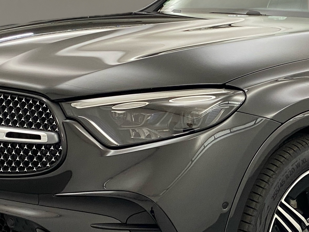 Getriebe: Automatikgetriebe 9 G-TRONIC, 9 G&auml;ngeAusstattungslinie: AMG Line Exterieur: Advanced Plus,  AMG Line InterieurAusstattungspakete: Winterpaket,  AMG Sportpaket,  Komfort Paket: Kofferraumkomfort-Paket,  Lichtpaket: Innenlichtpaket,  Ablagepaket,  Chrompaket,  SpiegelpaketAssistenzsysteme: Fernlichtassistent,  Aktiver Park-Assistent inkl. PARKTRONIC,  Surround-Kamerasystem: Park-Paket mit 360&deg;-Kamera,  DISTRONIC,  Berganfahrhilfe,  Spracheingabesystem,  M&uuml;digkeitserkennung,  Spurhalteassistent,  Bremsassistent,  COLLISION PREVENTION ASSIST,  ATTENTION ASSIST,  Verkehrszeichenerkennung,  GespannstabilisierungLicht und Sicht: Digital Light,  Tagfahrlicht,  Regensensor,  Automatisch abblendender Innenspiegel,  W&auml;rmeschutzverglasung,  Ambientebeleuchtung mehrfarbig,  LichtsensorAudio &amp; Kommunikation: MBUX,  Navigationssystem,  Radio,  Multi-Funktions-Display,  Digitaler Radioempfang DAB,  Soundsystem,  USB Anschluss,  Handyvorbereitung Bluetooth,  Android Auto u. Apple CarPlay,  Kabelloses Laden f&uuml;r Handys,  WLAN HotspotKomfort: Widescreen Cockpit,  Klimaautomatik,  Panorama-Schiebedach,  Fahrer-/Beifahrersitz elektrisch,  Memoryfunktion Fahrersitz,  Lordosenst&uuml;tze Fahrer/Beifahrer,  Sitzheizung vorn u. hinten,  Sportsitze,  Armauflage Fahrer/Beifahrer,  Servolenkung,  Lenks&auml;ule verstellbar,  Keyless-Start,  Start-Stopp System,  Zentralver. mit Fernbedienung,  Fensterheber elektrisch,  EASY-PACK Heckklappe,  DYNAMIC SELECT,  Getr&auml;nkehalter vornInterieur: Sitze Kunstleder Ledernachbildung ARTICO / Mikrofaser MICROCUT schwarz,  Innenfarbe schwarz,  Multifunktions-Sport-/Lederlenkrad,  Lenkradheizung,  Bordcomputer,  R&uuml;cksitze klappbar,  Laderaumabdeckung: Easy Pack,  Dekoreinlagen: H50 Zierelemente Rautenoptik silbergrau,  Lenkrad-SchaltwippenExterieur: AGILITY CONTROL Fahrwerk,  Anh&auml;ngerkupplung schwenkbar,  Touchscreen Bedienung,  AMG Leichtmetallfelgen 20 Zoll,  Au&szlig;enspiegel elekt. anklappbar,  Dachreling,  Reifenpannenset,  Notrufsystem,  TrittbretterAirbags: MittelairbagSicherheit: i-Size Kindersitzbefestigung,  Fahrer- /Beifahrerairbag,  Seitenairbag vorn und hinten,  Knieairbag Fahrer,  Traktionskontrolle,  Elektr. Stabilit&auml;tsprogramm ESP,  Reifendruckkontrolle,  Diebstahlwarnanlage,  Wegfahrsperre,  Au&szlig;entemperatur Anzeige,  Antiblockiersystem ABS,  Bremsverschlei&szlig;anzeige,  Notbremsassistent,  Totwinkel-AssistentWeitere Ausstattung: P82 GUARD 360&deg; Fahrzeugschutz Plus mit Digitalen Extras,  896 Digitales Extra: Vorr&uuml;stung f&uuml;r Digitalen Fahrzeugschl&uuml;ssel f&uuml;r Smartphone,  DB7 Edition AMG-Line,  Memory-Paket,  321 Fingerabdrucksensor,  PDB Advanced-Plus-Paket mit  Digitalen ExtrasSonstige Ma&szlig;e und Gewichte: Nutzlast: 565 kg,  zul&auml;ssiges Gesamtgewicht: 2.550 kg,  Radstand: 2.888 mm24 Monate Garantie ab Erstzulassung. Fahrzeug hat Haltedauer. Liefertermin in Abstimmung mit dem Verk&auml;ufer. Irrt&uuml;mer und &Auml;nderungen vorbehalten