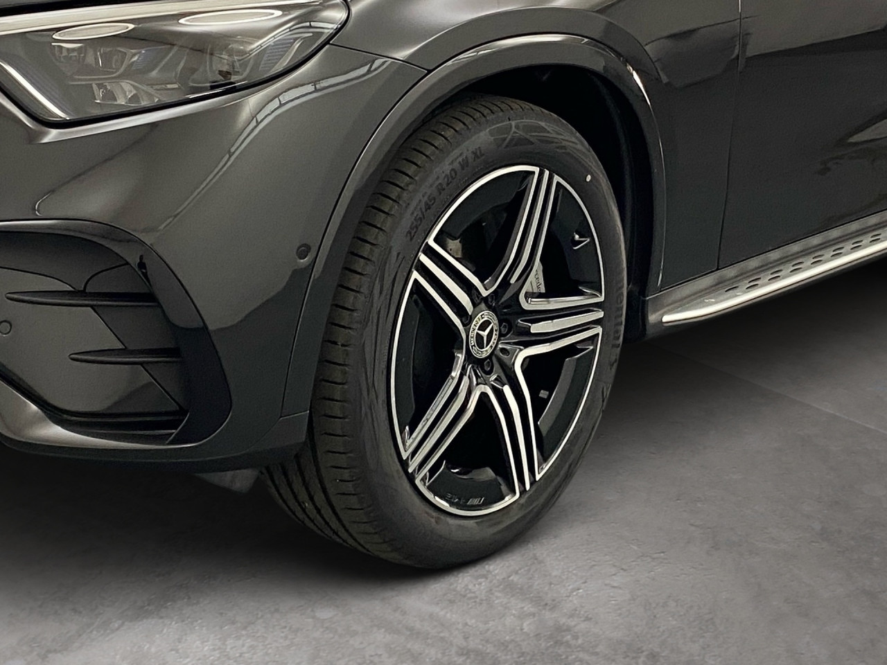 Getriebe: Automatikgetriebe 9 G-TRONIC, 9 G&auml;ngeAusstattungslinie: AMG Line Exterieur: Advanced Plus,  AMG Line InterieurAusstattungspakete: Winterpaket,  AMG Sportpaket,  Komfort Paket: Kofferraumkomfort-Paket,  Lichtpaket: Innenlichtpaket,  Ablagepaket,  Chrompaket,  SpiegelpaketAssistenzsysteme: Fernlichtassistent,  Aktiver Park-Assistent inkl. PARKTRONIC,  Surround-Kamerasystem: Park-Paket mit 360&deg;-Kamera,  DISTRONIC,  Berganfahrhilfe,  Spracheingabesystem,  M&uuml;digkeitserkennung,  Spurhalteassistent,  Bremsassistent,  COLLISION PREVENTION ASSIST,  ATTENTION ASSIST,  Verkehrszeichenerkennung,  GespannstabilisierungLicht und Sicht: Digital Light,  Tagfahrlicht,  Regensensor,  Automatisch abblendender Innenspiegel,  W&auml;rmeschutzverglasung,  Ambientebeleuchtung mehrfarbig,  LichtsensorAudio &amp; Kommunikation: MBUX,  Navigationssystem,  Radio,  Multi-Funktions-Display,  Digitaler Radioempfang DAB,  Soundsystem,  USB Anschluss,  Handyvorbereitung Bluetooth,  Android Auto u. Apple CarPlay,  Kabelloses Laden f&uuml;r Handys,  WLAN HotspotKomfort: Widescreen Cockpit,  Klimaautomatik,  Panorama-Schiebedach,  Fahrer-/Beifahrersitz elektrisch,  Memoryfunktion Fahrersitz,  Lordosenst&uuml;tze Fahrer/Beifahrer,  Sitzheizung vorn u. hinten,  Sportsitze,  Armauflage Fahrer/Beifahrer,  Servolenkung,  Lenks&auml;ule verstellbar,  Keyless-Start,  Start-Stopp System,  Zentralver. mit Fernbedienung,  Fensterheber elektrisch,  EASY-PACK Heckklappe,  DYNAMIC SELECT,  Getr&auml;nkehalter vornInterieur: Sitze Kunstleder Ledernachbildung ARTICO / Mikrofaser MICROCUT schwarz,  Innenfarbe schwarz,  Multifunktions-Sport-/Lederlenkrad,  Lenkradheizung,  Bordcomputer,  R&uuml;cksitze klappbar,  Laderaumabdeckung: Easy Pack,  Dekoreinlagen: H50 Zierelemente Rautenoptik silbergrau,  Lenkrad-SchaltwippenExterieur: AGILITY CONTROL Fahrwerk,  Anh&auml;ngerkupplung schwenkbar,  Touchscreen Bedienung,  AMG Leichtmetallfelgen 20 Zoll,  Au&szlig;enspiegel elekt. anklappbar,  Dachreling,  Reifenpannenset,  Notrufsystem,  TrittbretterAirbags: MittelairbagSicherheit: i-Size Kindersitzbefestigung,  Fahrer- /Beifahrerairbag,  Seitenairbag vorn und hinten,  Knieairbag Fahrer,  Traktionskontrolle,  Elektr. Stabilit&auml;tsprogramm ESP,  Reifendruckkontrolle,  Diebstahlwarnanlage,  Wegfahrsperre,  Au&szlig;entemperatur Anzeige,  Antiblockiersystem ABS,  Bremsverschlei&szlig;anzeige,  Notbremsassistent,  Totwinkel-AssistentWeitere Ausstattung: P82 GUARD 360&deg; Fahrzeugschutz Plus mit Digitalen Extras,  896 Digitales Extra: Vorr&uuml;stung f&uuml;r Digitalen Fahrzeugschl&uuml;ssel f&uuml;r Smartphone,  DB7 Edition AMG-Line,  Memory-Paket,  321 Fingerabdrucksensor,  PDB Advanced-Plus-Paket mit  Digitalen ExtrasSonstige Ma&szlig;e und Gewichte: Nutzlast: 565 kg,  zul&auml;ssiges Gesamtgewicht: 2.550 kg,  Radstand: 2.888 mm24 Monate Garantie ab Erstzulassung. Fahrzeug hat Haltedauer. Liefertermin in Abstimmung mit dem Verk&auml;ufer. Irrt&uuml;mer und &Auml;nderungen vorbehalten