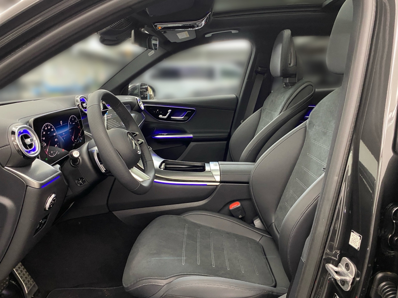 Getriebe: Automatikgetriebe 9 G-TRONIC, 9 G&auml;ngeAusstattungslinie: AMG Line Exterieur: Advanced Plus,  AMG Line InterieurAusstattungspakete: Winterpaket,  AMG Sportpaket,  Komfort Paket: Kofferraumkomfort-Paket,  Lichtpaket: Innenlichtpaket,  Ablagepaket,  Chrompaket,  SpiegelpaketAssistenzsysteme: Fernlichtassistent,  Aktiver Park-Assistent inkl. PARKTRONIC,  Surround-Kamerasystem: Park-Paket mit 360&deg;-Kamera,  DISTRONIC,  Berganfahrhilfe,  Spracheingabesystem,  M&uuml;digkeitserkennung,  Spurhalteassistent,  Bremsassistent,  COLLISION PREVENTION ASSIST,  ATTENTION ASSIST,  Verkehrszeichenerkennung,  GespannstabilisierungLicht und Sicht: Digital Light,  Tagfahrlicht,  Regensensor,  Automatisch abblendender Innenspiegel,  W&auml;rmeschutzverglasung,  Ambientebeleuchtung mehrfarbig,  LichtsensorAudio &amp; Kommunikation: MBUX,  Navigationssystem,  Radio,  Multi-Funktions-Display,  Digitaler Radioempfang DAB,  Soundsystem,  USB Anschluss,  Handyvorbereitung Bluetooth,  Android Auto u. Apple CarPlay,  Kabelloses Laden f&uuml;r Handys,  WLAN HotspotKomfort: Widescreen Cockpit,  Klimaautomatik,  Panorama-Schiebedach,  Fahrer-/Beifahrersitz elektrisch,  Memoryfunktion Fahrersitz,  Lordosenst&uuml;tze Fahrer/Beifahrer,  Sitzheizung vorn u. hinten,  Sportsitze,  Armauflage Fahrer/Beifahrer,  Servolenkung,  Lenks&auml;ule verstellbar,  Keyless-Start,  Start-Stopp System,  Zentralver. mit Fernbedienung,  Fensterheber elektrisch,  EASY-PACK Heckklappe,  DYNAMIC SELECT,  Getr&auml;nkehalter vornInterieur: Sitze Kunstleder Ledernachbildung ARTICO / Mikrofaser MICROCUT schwarz,  Innenfarbe schwarz,  Multifunktions-Sport-/Lederlenkrad,  Lenkradheizung,  Bordcomputer,  R&uuml;cksitze klappbar,  Laderaumabdeckung: Easy Pack,  Dekoreinlagen: H50 Zierelemente Rautenoptik silbergrau,  Lenkrad-SchaltwippenExterieur: AGILITY CONTROL Fahrwerk,  Anh&auml;ngerkupplung schwenkbar,  Touchscreen Bedienung,  AMG Leichtmetallfelgen 20 Zoll,  Au&szlig;enspiegel elekt. anklappbar,  Dachreling,  Reifenpannenset,  Notrufsystem,  TrittbretterAirbags: MittelairbagSicherheit: i-Size Kindersitzbefestigung,  Fahrer- /Beifahrerairbag,  Seitenairbag vorn und hinten,  Knieairbag Fahrer,  Traktionskontrolle,  Elektr. Stabilit&auml;tsprogramm ESP,  Reifendruckkontrolle,  Diebstahlwarnanlage,  Wegfahrsperre,  Au&szlig;entemperatur Anzeige,  Antiblockiersystem ABS,  Bremsverschlei&szlig;anzeige,  Notbremsassistent,  Totwinkel-AssistentWeitere Ausstattung: P82 GUARD 360&deg; Fahrzeugschutz Plus mit Digitalen Extras,  896 Digitales Extra: Vorr&uuml;stung f&uuml;r Digitalen Fahrzeugschl&uuml;ssel f&uuml;r Smartphone,  DB7 Edition AMG-Line,  Memory-Paket,  321 Fingerabdrucksensor,  PDB Advanced-Plus-Paket mit  Digitalen ExtrasSonstige Ma&szlig;e und Gewichte: Nutzlast: 565 kg,  zul&auml;ssiges Gesamtgewicht: 2.550 kg,  Radstand: 2.888 mm24 Monate Garantie ab Erstzulassung. Fahrzeug hat Haltedauer. Liefertermin in Abstimmung mit dem Verk&auml;ufer. Irrt&uuml;mer und &Auml;nderungen vorbehalten