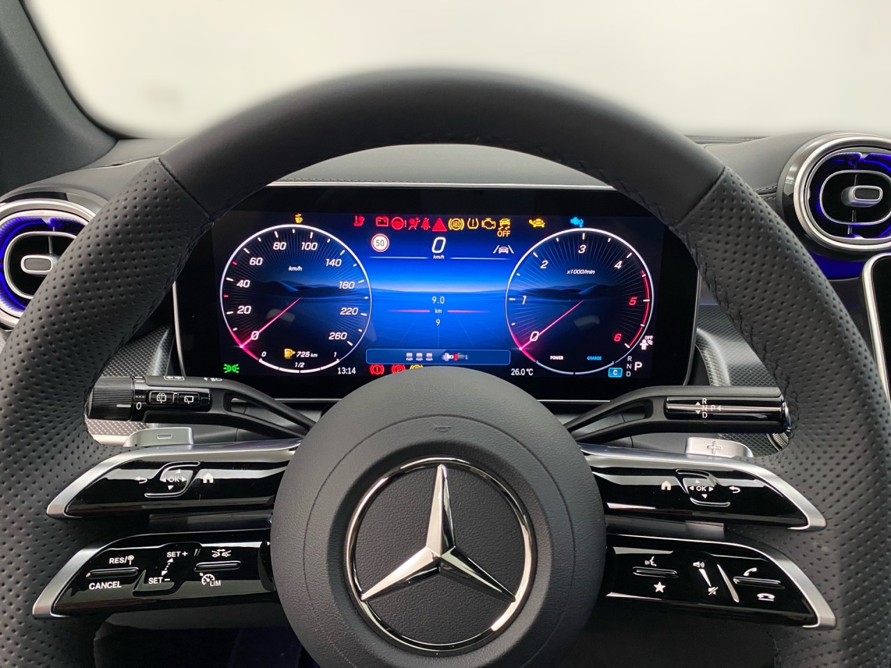 Getriebe: Automatikgetriebe 9 G-TRONIC, 9 G&auml;ngeAusstattungslinie: AMG Line Exterieur: Advanced Plus,  AMG Line InterieurAusstattungspakete: Winterpaket,  AMG Sportpaket,  Komfort Paket: Kofferraumkomfort-Paket,  Lichtpaket: Innenlichtpaket,  Ablagepaket,  Chrompaket,  SpiegelpaketAssistenzsysteme: Fernlichtassistent,  Aktiver Park-Assistent inkl. PARKTRONIC,  Surround-Kamerasystem: Park-Paket mit 360&deg;-Kamera,  DISTRONIC,  Berganfahrhilfe,  Spracheingabesystem,  M&uuml;digkeitserkennung,  Spurhalteassistent,  Bremsassistent,  COLLISION PREVENTION ASSIST,  ATTENTION ASSIST,  Verkehrszeichenerkennung,  GespannstabilisierungLicht und Sicht: Digital Light,  Tagfahrlicht,  Regensensor,  Automatisch abblendender Innenspiegel,  W&auml;rmeschutzverglasung,  Ambientebeleuchtung mehrfarbig,  LichtsensorAudio &amp; Kommunikation: MBUX,  Navigationssystem,  Radio,  Multi-Funktions-Display,  Digitaler Radioempfang DAB,  Soundsystem,  USB Anschluss,  Handyvorbereitung Bluetooth,  Android Auto u. Apple CarPlay,  Kabelloses Laden f&uuml;r Handys,  WLAN HotspotKomfort: Widescreen Cockpit,  Klimaautomatik,  Panorama-Schiebedach,  Fahrer-/Beifahrersitz elektrisch,  Memoryfunktion Fahrersitz,  Lordosenst&uuml;tze Fahrer/Beifahrer,  Sitzheizung vorn u. hinten,  Sportsitze,  Armauflage Fahrer/Beifahrer,  Servolenkung,  Lenks&auml;ule verstellbar,  Keyless-Start,  Start-Stopp System,  Zentralver. mit Fernbedienung,  Fensterheber elektrisch,  EASY-PACK Heckklappe,  DYNAMIC SELECT,  Getr&auml;nkehalter vornInterieur: Sitze Kunstleder Ledernachbildung ARTICO / Mikrofaser MICROCUT schwarz,  Innenfarbe schwarz,  Multifunktions-Sport-/Lederlenkrad,  Lenkradheizung,  Bordcomputer,  R&uuml;cksitze klappbar,  Laderaumabdeckung: Easy Pack,  Dekoreinlagen: H50 Zierelemente Rautenoptik silbergrau,  Lenkrad-SchaltwippenExterieur: AGILITY CONTROL Fahrwerk,  Anh&auml;ngerkupplung schwenkbar,  Touchscreen Bedienung,  AMG Leichtmetallfelgen 20 Zoll,  Au&szlig;enspiegel elekt. anklappbar,  Dachreling,  Reifenpannenset,  Notrufsystem,  TrittbretterAirbags: MittelairbagSicherheit: i-Size Kindersitzbefestigung,  Fahrer- /Beifahrerairbag,  Seitenairbag vorn und hinten,  Knieairbag Fahrer,  Traktionskontrolle,  Elektr. Stabilit&auml;tsprogramm ESP,  Reifendruckkontrolle,  Diebstahlwarnanlage,  Wegfahrsperre,  Au&szlig;entemperatur Anzeige,  Antiblockiersystem ABS,  Bremsverschlei&szlig;anzeige,  Notbremsassistent,  Totwinkel-AssistentWeitere Ausstattung: P82 GUARD 360&deg; Fahrzeugschutz Plus mit Digitalen Extras,  896 Digitales Extra: Vorr&uuml;stung f&uuml;r Digitalen Fahrzeugschl&uuml;ssel f&uuml;r Smartphone,  DB7 Edition AMG-Line,  Memory-Paket,  321 Fingerabdrucksensor,  PDB Advanced-Plus-Paket mit  Digitalen ExtrasSonstige Ma&szlig;e und Gewichte: Nutzlast: 565 kg,  zul&auml;ssiges Gesamtgewicht: 2.550 kg,  Radstand: 2.888 mm24 Monate Garantie ab Erstzulassung. Fahrzeug hat Haltedauer. Liefertermin in Abstimmung mit dem Verk&auml;ufer. Irrt&uuml;mer und &Auml;nderungen vorbehalten