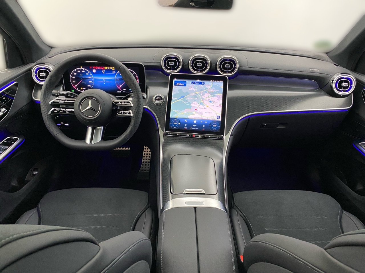 Getriebe: Automatikgetriebe 9 G-TRONIC, 9 G&auml;ngeAusstattungslinie: AMG Line Exterieur: Advanced Plus,  AMG Line InterieurAusstattungspakete: Winterpaket,  AMG Sportpaket,  Komfort Paket: Kofferraumkomfort-Paket,  Lichtpaket: Innenlichtpaket,  Ablagepaket,  Chrompaket,  SpiegelpaketAssistenzsysteme: Fernlichtassistent,  Aktiver Park-Assistent inkl. PARKTRONIC,  Surround-Kamerasystem: Park-Paket mit 360&deg;-Kamera,  DISTRONIC,  Berganfahrhilfe,  Spracheingabesystem,  M&uuml;digkeitserkennung,  Spurhalteassistent,  Bremsassistent,  COLLISION PREVENTION ASSIST,  ATTENTION ASSIST,  Verkehrszeichenerkennung,  GespannstabilisierungLicht und Sicht: Digital Light,  Tagfahrlicht,  Regensensor,  Automatisch abblendender Innenspiegel,  W&auml;rmeschutzverglasung,  Ambientebeleuchtung mehrfarbig,  LichtsensorAudio &amp; Kommunikation: MBUX,  Navigationssystem,  Radio,  Multi-Funktions-Display,  Digitaler Radioempfang DAB,  Soundsystem,  USB Anschluss,  Handyvorbereitung Bluetooth,  Android Auto u. Apple CarPlay,  Kabelloses Laden f&uuml;r Handys,  WLAN HotspotKomfort: Widescreen Cockpit,  Klimaautomatik,  Panorama-Schiebedach,  Fahrer-/Beifahrersitz elektrisch,  Memoryfunktion Fahrersitz,  Lordosenst&uuml;tze Fahrer/Beifahrer,  Sitzheizung vorn u. hinten,  Sportsitze,  Armauflage Fahrer/Beifahrer,  Servolenkung,  Lenks&auml;ule verstellbar,  Keyless-Start,  Start-Stopp System,  Zentralver. mit Fernbedienung,  Fensterheber elektrisch,  EASY-PACK Heckklappe,  DYNAMIC SELECT,  Getr&auml;nkehalter vornInterieur: Sitze Kunstleder Ledernachbildung ARTICO / Mikrofaser MICROCUT schwarz,  Innenfarbe schwarz,  Multifunktions-Sport-/Lederlenkrad,  Lenkradheizung,  Bordcomputer,  R&uuml;cksitze klappbar,  Laderaumabdeckung: Easy Pack,  Dekoreinlagen: H50 Zierelemente Rautenoptik silbergrau,  Lenkrad-SchaltwippenExterieur: AGILITY CONTROL Fahrwerk,  Anh&auml;ngerkupplung schwenkbar,  Touchscreen Bedienung,  AMG Leichtmetallfelgen 20 Zoll,  Au&szlig;enspiegel elekt. anklappbar,  Dachreling,  Reifenpannenset,  Notrufsystem,  TrittbretterAirbags: MittelairbagSicherheit: i-Size Kindersitzbefestigung,  Fahrer- /Beifahrerairbag,  Seitenairbag vorn und hinten,  Knieairbag Fahrer,  Traktionskontrolle,  Elektr. Stabilit&auml;tsprogramm ESP,  Reifendruckkontrolle,  Diebstahlwarnanlage,  Wegfahrsperre,  Au&szlig;entemperatur Anzeige,  Antiblockiersystem ABS,  Bremsverschlei&szlig;anzeige,  Notbremsassistent,  Totwinkel-AssistentWeitere Ausstattung: P82 GUARD 360&deg; Fahrzeugschutz Plus mit Digitalen Extras,  896 Digitales Extra: Vorr&uuml;stung f&uuml;r Digitalen Fahrzeugschl&uuml;ssel f&uuml;r Smartphone,  DB7 Edition AMG-Line,  Memory-Paket,  321 Fingerabdrucksensor,  PDB Advanced-Plus-Paket mit  Digitalen ExtrasSonstige Ma&szlig;e und Gewichte: Nutzlast: 565 kg,  zul&auml;ssiges Gesamtgewicht: 2.550 kg,  Radstand: 2.888 mm24 Monate Garantie ab Erstzulassung. Fahrzeug hat Haltedauer. Liefertermin in Abstimmung mit dem Verk&auml;ufer. Irrt&uuml;mer und &Auml;nderungen vorbehalten
