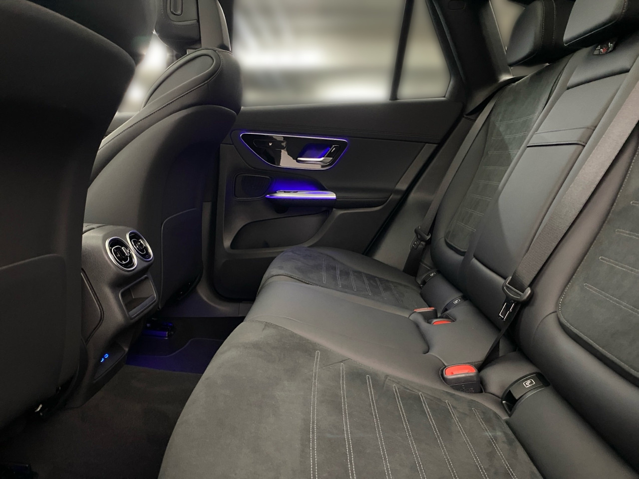 Getriebe: Automatikgetriebe 9 G-TRONIC, 9 G&auml;ngeAusstattungslinie: AMG Line Exterieur: Advanced Plus,  AMG Line InterieurAusstattungspakete: Winterpaket,  AMG Sportpaket,  Komfort Paket: Kofferraumkomfort-Paket,  Lichtpaket: Innenlichtpaket,  Ablagepaket,  Chrompaket,  SpiegelpaketAssistenzsysteme: Fernlichtassistent,  Aktiver Park-Assistent inkl. PARKTRONIC,  Surround-Kamerasystem: Park-Paket mit 360&deg;-Kamera,  DISTRONIC,  Berganfahrhilfe,  Spracheingabesystem,  M&uuml;digkeitserkennung,  Spurhalteassistent,  Bremsassistent,  COLLISION PREVENTION ASSIST,  ATTENTION ASSIST,  Verkehrszeichenerkennung,  GespannstabilisierungLicht und Sicht: Digital Light,  Tagfahrlicht,  Regensensor,  Automatisch abblendender Innenspiegel,  W&auml;rmeschutzverglasung,  Ambientebeleuchtung mehrfarbig,  LichtsensorAudio &amp; Kommunikation: MBUX,  Navigationssystem,  Radio,  Multi-Funktions-Display,  Digitaler Radioempfang DAB,  Soundsystem,  USB Anschluss,  Handyvorbereitung Bluetooth,  Android Auto u. Apple CarPlay,  Kabelloses Laden f&uuml;r Handys,  WLAN HotspotKomfort: Widescreen Cockpit,  Klimaautomatik,  Panorama-Schiebedach,  Fahrer-/Beifahrersitz elektrisch,  Memoryfunktion Fahrersitz,  Lordosenst&uuml;tze Fahrer/Beifahrer,  Sitzheizung vorn u. hinten,  Sportsitze,  Armauflage Fahrer/Beifahrer,  Servolenkung,  Lenks&auml;ule verstellbar,  Keyless-Start,  Start-Stopp System,  Zentralver. mit Fernbedienung,  Fensterheber elektrisch,  EASY-PACK Heckklappe,  DYNAMIC SELECT,  Getr&auml;nkehalter vornInterieur: Sitze Kunstleder Ledernachbildung ARTICO / Mikrofaser MICROCUT schwarz,  Innenfarbe schwarz,  Multifunktions-Sport-/Lederlenkrad,  Lenkradheizung,  Bordcomputer,  R&uuml;cksitze klappbar,  Laderaumabdeckung: Easy Pack,  Dekoreinlagen: H50 Zierelemente Rautenoptik silbergrau,  Lenkrad-SchaltwippenExterieur: AGILITY CONTROL Fahrwerk,  Anh&auml;ngerkupplung schwenkbar,  Touchscreen Bedienung,  AMG Leichtmetallfelgen 20 Zoll,  Au&szlig;enspiegel elekt. anklappbar,  Dachreling,  Reifenpannenset,  Notrufsystem,  TrittbretterAirbags: MittelairbagSicherheit: i-Size Kindersitzbefestigung,  Fahrer- /Beifahrerairbag,  Seitenairbag vorn und hinten,  Knieairbag Fahrer,  Traktionskontrolle,  Elektr. Stabilit&auml;tsprogramm ESP,  Reifendruckkontrolle,  Diebstahlwarnanlage,  Wegfahrsperre,  Au&szlig;entemperatur Anzeige,  Antiblockiersystem ABS,  Bremsverschlei&szlig;anzeige,  Notbremsassistent,  Totwinkel-AssistentWeitere Ausstattung: P82 GUARD 360&deg; Fahrzeugschutz Plus mit Digitalen Extras,  896 Digitales Extra: Vorr&uuml;stung f&uuml;r Digitalen Fahrzeugschl&uuml;ssel f&uuml;r Smartphone,  DB7 Edition AMG-Line,  Memory-Paket,  321 Fingerabdrucksensor,  PDB Advanced-Plus-Paket mit  Digitalen ExtrasSonstige Ma&szlig;e und Gewichte: Nutzlast: 565 kg,  zul&auml;ssiges Gesamtgewicht: 2.550 kg,  Radstand: 2.888 mm24 Monate Garantie ab Erstzulassung. Fahrzeug hat Haltedauer. Liefertermin in Abstimmung mit dem Verk&auml;ufer. Irrt&uuml;mer und &Auml;nderungen vorbehalten