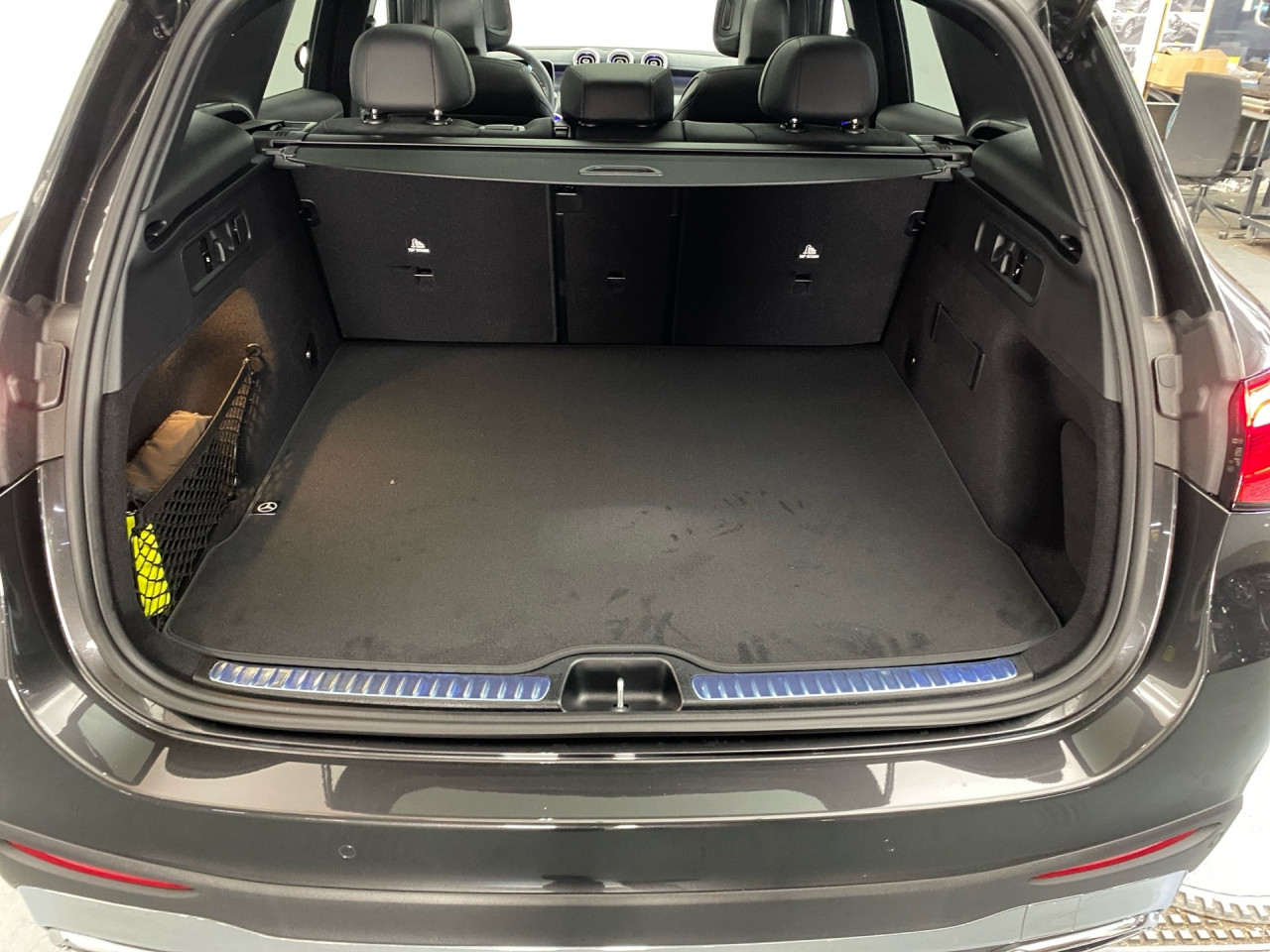 Getriebe: Automatikgetriebe 9 G-TRONIC, 9 G&auml;ngeAusstattungslinie: AMG Line Exterieur: Advanced Plus,  AMG Line InterieurAusstattungspakete: Winterpaket,  AMG Sportpaket,  Komfort Paket: Kofferraumkomfort-Paket,  Lichtpaket: Innenlichtpaket,  Ablagepaket,  Chrompaket,  SpiegelpaketAssistenzsysteme: Fernlichtassistent,  Aktiver Park-Assistent inkl. PARKTRONIC,  Surround-Kamerasystem: Park-Paket mit 360&deg;-Kamera,  DISTRONIC,  Berganfahrhilfe,  Spracheingabesystem,  M&uuml;digkeitserkennung,  Spurhalteassistent,  Bremsassistent,  COLLISION PREVENTION ASSIST,  ATTENTION ASSIST,  Verkehrszeichenerkennung,  GespannstabilisierungLicht und Sicht: Digital Light,  Tagfahrlicht,  Regensensor,  Automatisch abblendender Innenspiegel,  W&auml;rmeschutzverglasung,  Ambientebeleuchtung mehrfarbig,  LichtsensorAudio &amp; Kommunikation: MBUX,  Navigationssystem,  Radio,  Multi-Funktions-Display,  Digitaler Radioempfang DAB,  Soundsystem,  USB Anschluss,  Handyvorbereitung Bluetooth,  Android Auto u. Apple CarPlay,  Kabelloses Laden f&uuml;r Handys,  WLAN HotspotKomfort: Widescreen Cockpit,  Klimaautomatik,  Panorama-Schiebedach,  Fahrer-/Beifahrersitz elektrisch,  Memoryfunktion Fahrersitz,  Lordosenst&uuml;tze Fahrer/Beifahrer,  Sitzheizung vorn u. hinten,  Sportsitze,  Armauflage Fahrer/Beifahrer,  Servolenkung,  Lenks&auml;ule verstellbar,  Keyless-Start,  Start-Stopp System,  Zentralver. mit Fernbedienung,  Fensterheber elektrisch,  EASY-PACK Heckklappe,  DYNAMIC SELECT,  Getr&auml;nkehalter vornInterieur: Sitze Kunstleder Ledernachbildung ARTICO / Mikrofaser MICROCUT schwarz,  Innenfarbe schwarz,  Multifunktions-Sport-/Lederlenkrad,  Lenkradheizung,  Bordcomputer,  R&uuml;cksitze klappbar,  Laderaumabdeckung: Easy Pack,  Dekoreinlagen: H50 Zierelemente Rautenoptik silbergrau,  Lenkrad-SchaltwippenExterieur: AGILITY CONTROL Fahrwerk,  Anh&auml;ngerkupplung schwenkbar,  Touchscreen Bedienung,  AMG Leichtmetallfelgen 20 Zoll,  Au&szlig;enspiegel elekt. anklappbar,  Dachreling,  Reifenpannenset,  Notrufsystem,  TrittbretterAirbags: MittelairbagSicherheit: i-Size Kindersitzbefestigung,  Fahrer- /Beifahrerairbag,  Seitenairbag vorn und hinten,  Knieairbag Fahrer,  Traktionskontrolle,  Elektr. Stabilit&auml;tsprogramm ESP,  Reifendruckkontrolle,  Diebstahlwarnanlage,  Wegfahrsperre,  Au&szlig;entemperatur Anzeige,  Antiblockiersystem ABS,  Bremsverschlei&szlig;anzeige,  Notbremsassistent,  Totwinkel-AssistentWeitere Ausstattung: P82 GUARD 360&deg; Fahrzeugschutz Plus mit Digitalen Extras,  896 Digitales Extra: Vorr&uuml;stung f&uuml;r Digitalen Fahrzeugschl&uuml;ssel f&uuml;r Smartphone,  DB7 Edition AMG-Line,  Memory-Paket,  321 Fingerabdrucksensor,  PDB Advanced-Plus-Paket mit  Digitalen ExtrasSonstige Ma&szlig;e und Gewichte: Nutzlast: 565 kg,  zul&auml;ssiges Gesamtgewicht: 2.550 kg,  Radstand: 2.888 mm24 Monate Garantie ab Erstzulassung. Fahrzeug hat Haltedauer. Liefertermin in Abstimmung mit dem Verk&auml;ufer. Irrt&uuml;mer und &Auml;nderungen vorbehalten