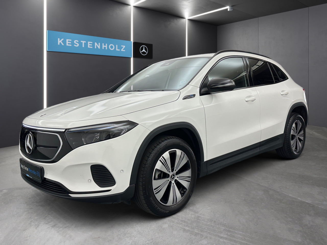 Getriebe: AutomatikgetriebeDetailangaben f&uuml;r XEV Fahrzeug: Batterietechnologie: Lithium-Ionen,  Nutzbare Batteriekapazit&auml;t: 66,0kWh,  Ladezeit (in Minuten): 375 (10% bis 100%),  Schnellladezeit (in Minuten): 32 (10% bis 80%)Ausstattungslinie: ProgressiveAusstattungspakete: Ausstattungspaket: Laderaum-Paket, Remote und Charging Services Premium, Advanced-Paket,  Komfort Paket: Sitzkomfort-Paket,  Night-Paket,  Licht- und Sichtpaket,  Businesspaket,  SpiegelpaketAssistenzsysteme: Fernlichtassistent,  Aktiver Park-Assistent inkl. PARKTRONIC: Parkassistent mit Querfunktion,  R&uuml;ckfahrkamera,  Tempomat,  Berganfahrhilfe,  Spracheingabesystem,  M&uuml;digkeitserkennung,  Spurhalteassistent,  Bremsassistent,  COLLISION PREVENTION ASSIST,  VerkehrszeichenerkennungLicht und Sicht: LED-Scheinwerfer,  Tagfahrlicht,  Regensensor,  Automatisch abblendende Innen- und Au&szlig;enspiegel,  W&auml;rmeschutzverglasung,  Ambientebeleuchtung mehrfarbig,  LichtsensorAudio &amp; Kommunikation: MBUX,  Navigationssystem,  Radio,  Multi-Funktions-Display,  Digitaler Radioempfang DAB,  zentrale Bedieneinheit: Touchpad,  AUX &amp; USB Anschluss,  Mercedes connect me: Konnektivit&auml;ts-Paket Navigation,  Handyvorbereitung Bluetooth,  Android Auto u. Apple CarPlay,  WLAN HotspotKomfort: Digitales Kombiinstrument,  Klimaautomatik,  Fahrersitz elektrisch,  Memoryfunktion Fahrersitz,  Lordosenst&uuml;tze Fahrer/Beifahrer,  Sitzheizung Fahrer/Beifahrer,  Komfortsitze,  Armauflage hinten,  Servolenkung,  Lenks&auml;ule verstellbar,  Start-Stopp System,  Zentralver. mit Fernbedienung,  Fensterheber elektrisch,  EASY-PACK Heckklappe,  DYNAMIC SELECT,  Getr&auml;nkehalter vornInterieur: Sitze Stoff Ledernachbildung ARTICO / Stoff Fl&eacute;ron schwarz,  Innenfarbe schwarz,  Multifunktions-Sport-/Lederlenkrad,  Bordcomputer,  R&uuml;cksitze klappbar,  Dekoreinlagen: Zierelemente Spiraloptik,  Lenkrad-SchaltwippenExterieur: Touchscreen Bedienung,  Leichtmetallfelgen 18 Zoll,  Au&szlig;enspiegel elekt. anklappbar,  Dachreling,  Reifenpannenset,  Notrufsystem,  Ladekabel Mode 3 (Typ 2/2): 5m glatt,  Wechsel-/Gleichstromladesystem (AC/DC Laden)Sicherheit: i-Size Kindersitzbefestigung,  Fu&szlig;g&auml;ngerschutzsystem,  Fahrer- /Beifahrerairbag,  Seitenairbag vorn und hinten,  Knieairbag Fahrer,  Traktionskontrolle,  Elektr. Stabilit&auml;tsprogramm ESP,  Reifendruckkontrolle,  Wegfahrsperre,  Au&szlig;entemperatur Anzeige,  Antiblockiersystem ABS,  Bremsverschlei&szlig;anzeige,  Notbremsassistent,  Akustischer Umfeldschutz,  Totwinkel-AssistentSonstige Ma&szlig;e und Gewichte: Nutzlast: 430 kg,  zul&auml;ssiges Gesamtgewicht: 2.470 kg,  Radstand: 2.729 mmIrrt&uuml;mer und &Auml;nderungen vorbehalten