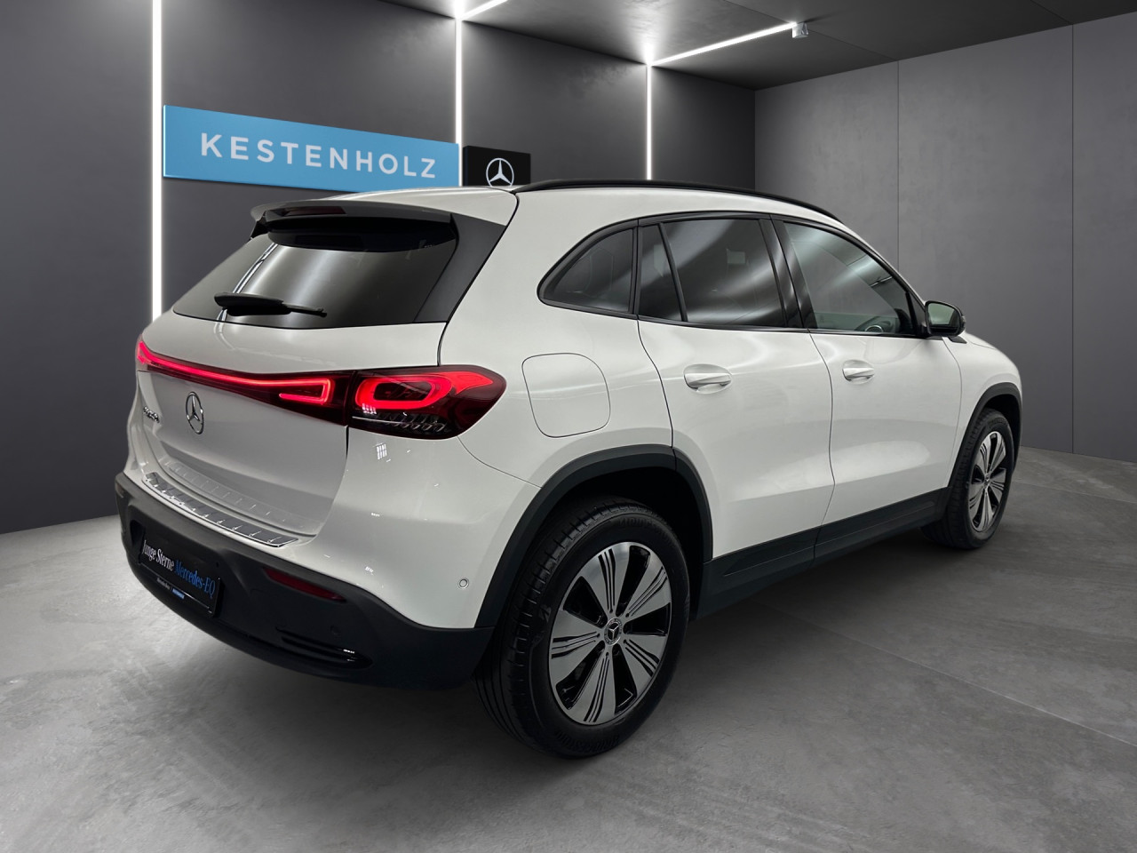 Getriebe: AutomatikgetriebeDetailangaben f&uuml;r XEV Fahrzeug: Batterietechnologie: Lithium-Ionen,  Nutzbare Batteriekapazit&auml;t: 66,0kWh,  Ladezeit (in Minuten): 375 (10% bis 100%),  Schnellladezeit (in Minuten): 32 (10% bis 80%)Ausstattungslinie: ProgressiveAusstattungspakete: Ausstattungspaket: Advanced-Paket, Remote und Charging Services Premium, Laderaum-Paket,  Komfort Paket: Sitzkomfort-Paket,  Night-Paket,  Licht- und Sichtpaket,  Businesspaket,  SpiegelpaketAssistenzsysteme: Fernlichtassistent,  Aktiver Park-Assistent inkl. PARKTRONIC: Parkassistent mit Querfunktion,  R&uuml;ckfahrkamera,  Tempomat,  Berganfahrhilfe,  Spracheingabesystem,  M&uuml;digkeitserkennung,  Spurhalteassistent,  Bremsassistent,  COLLISION PREVENTION ASSIST,  VerkehrszeichenerkennungLicht und Sicht: LED-Scheinwerfer,  Tagfahrlicht,  Regensensor,  Automatisch abblendende Innen- und Au&szlig;enspiegel,  W&auml;rmeschutzverglasung,  Ambientebeleuchtung mehrfarbig,  LichtsensorAudio &amp; Kommunikation: MBUX,  Navigationssystem,  Radio,  Multi-Funktions-Display,  Digitaler Radioempfang DAB,  zentrale Bedieneinheit: Touchpad,  AUX &amp; USB Anschluss,  Mercedes connect me: Konnektivit&auml;ts-Paket Navigation,  Handyvorbereitung Bluetooth,  Android Auto u. Apple CarPlay,  WLAN HotspotKomfort: Digitales Kombiinstrument,  Klimaautomatik,  Fahrersitz elektrisch,  Memoryfunktion Fahrersitz,  Lordosenst&uuml;tze Fahrer/Beifahrer,  Sitzheizung Fahrer/Beifahrer,  Komfortsitze,  Armauflage hinten,  Servolenkung,  Lenks&auml;ule verstellbar,  Start-Stopp System,  Zentralver. mit Fernbedienung,  Fensterheber elektrisch,  EASY-PACK Heckklappe,  DYNAMIC SELECT,  Getr&auml;nkehalter vornInterieur: Sitze Stoff Ledernachbildung ARTICO / Stoff Fl&eacute;ron schwarz,  Innenfarbe schwarz,  Multifunktions-Sport-/Lederlenkrad,  Bordcomputer,  R&uuml;cksitze klappbar,  Dekoreinlagen: Zierelemente Spiraloptik,  Lenkrad-SchaltwippenExterieur: Touchscreen Bedienung,  Leichtmetallfelgen 18 Zoll,  Au&szlig;enspiegel elekt. anklappbar,  Dachreling,  Reifenpannenset,  Notrufsystem,  Ladekabel Mode 3 (Typ 2/2): 5m glatt,  Wechsel-/Gleichstromladesystem (AC/DC Laden)Sicherheit: i-Size Kindersitzbefestigung,  Fu&szlig;g&auml;ngerschutzsystem,  Fahrer- /Beifahrerairbag,  Seitenairbag vorn und hinten,  Knieairbag Fahrer,  Traktionskontrolle,  Elektr. Stabilit&auml;tsprogramm ESP,  Reifendruckkontrolle,  Wegfahrsperre,  Au&szlig;entemperatur Anzeige,  Antiblockiersystem ABS,  Bremsverschlei&szlig;anzeige,  Notbremsassistent,  Akustischer Umfeldschutz,  Totwinkel-AssistentSonstige Ma&szlig;e und Gewichte: Nutzlast: 430 kg,  zul&auml;ssiges Gesamtgewicht: 2.470 kg,  Radstand: 2.729 mmIrrt&uuml;mer und &Auml;nderungen vorbehalten
