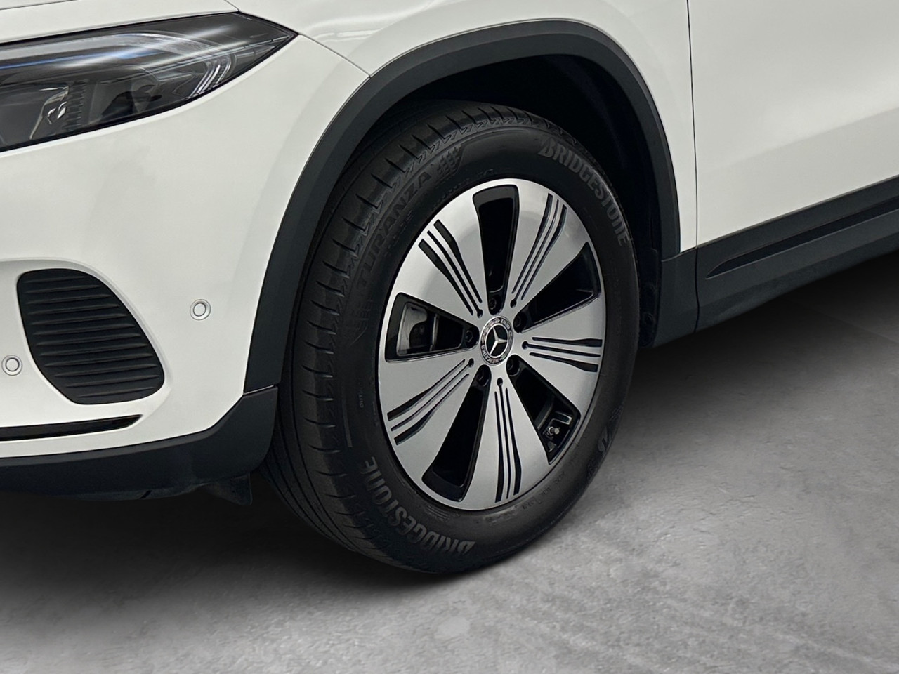 Getriebe: AutomatikgetriebeDetailangaben f&uuml;r XEV Fahrzeug: Batterietechnologie: Lithium-Ionen,  Nutzbare Batteriekapazit&auml;t: 66,0kWh,  Ladezeit (in Minuten): 375 (10% bis 100%),  Schnellladezeit (in Minuten): 32 (10% bis 80%)Ausstattungslinie: ProgressiveAusstattungspakete: Ausstattungspaket: Advanced-Paket, Remote und Charging Services Premium, Laderaum-Paket,  Komfort Paket: Sitzkomfort-Paket,  Night-Paket,  Licht- und Sichtpaket,  Businesspaket,  SpiegelpaketAssistenzsysteme: Fernlichtassistent,  Aktiver Park-Assistent inkl. PARKTRONIC: Parkassistent mit Querfunktion,  R&uuml;ckfahrkamera,  Tempomat,  Berganfahrhilfe,  Spracheingabesystem,  M&uuml;digkeitserkennung,  Spurhalteassistent,  Bremsassistent,  COLLISION PREVENTION ASSIST,  VerkehrszeichenerkennungLicht und Sicht: LED-Scheinwerfer,  Tagfahrlicht,  Regensensor,  Automatisch abblendende Innen- und Au&szlig;enspiegel,  W&auml;rmeschutzverglasung,  Ambientebeleuchtung mehrfarbig,  LichtsensorAudio &amp; Kommunikation: MBUX,  Navigationssystem,  Radio,  Multi-Funktions-Display,  Digitaler Radioempfang DAB,  zentrale Bedieneinheit: Touchpad,  AUX &amp; USB Anschluss,  Mercedes connect me: Konnektivit&auml;ts-Paket Navigation,  Handyvorbereitung Bluetooth,  Android Auto u. Apple CarPlay,  WLAN HotspotKomfort: Digitales Kombiinstrument,  Klimaautomatik,  Fahrersitz elektrisch,  Memoryfunktion Fahrersitz,  Lordosenst&uuml;tze Fahrer/Beifahrer,  Sitzheizung Fahrer/Beifahrer,  Komfortsitze,  Armauflage hinten,  Servolenkung,  Lenks&auml;ule verstellbar,  Start-Stopp System,  Zentralver. mit Fernbedienung,  Fensterheber elektrisch,  EASY-PACK Heckklappe,  DYNAMIC SELECT,  Getr&auml;nkehalter vornInterieur: Sitze Stoff Ledernachbildung ARTICO / Stoff Fl&eacute;ron schwarz,  Innenfarbe schwarz,  Multifunktions-Sport-/Lederlenkrad,  Bordcomputer,  R&uuml;cksitze klappbar,  Dekoreinlagen: Zierelemente Spiraloptik,  Lenkrad-SchaltwippenExterieur: Touchscreen Bedienung,  Leichtmetallfelgen 18 Zoll,  Au&szlig;enspiegel elekt. anklappbar,  Dachreling,  Reifenpannenset,  Notrufsystem,  Ladekabel Mode 3 (Typ 2/2): 5m glatt,  Wechsel-/Gleichstromladesystem (AC/DC Laden)Sicherheit: i-Size Kindersitzbefestigung,  Fu&szlig;g&auml;ngerschutzsystem,  Fahrer- /Beifahrerairbag,  Seitenairbag vorn und hinten,  Knieairbag Fahrer,  Traktionskontrolle,  Elektr. Stabilit&auml;tsprogramm ESP,  Reifendruckkontrolle,  Wegfahrsperre,  Au&szlig;entemperatur Anzeige,  Antiblockiersystem ABS,  Bremsverschlei&szlig;anzeige,  Notbremsassistent,  Akustischer Umfeldschutz,  Totwinkel-AssistentSonstige Ma&szlig;e und Gewichte: Nutzlast: 430 kg,  zul&auml;ssiges Gesamtgewicht: 2.470 kg,  Radstand: 2.729 mmIrrt&uuml;mer und &Auml;nderungen vorbehalten