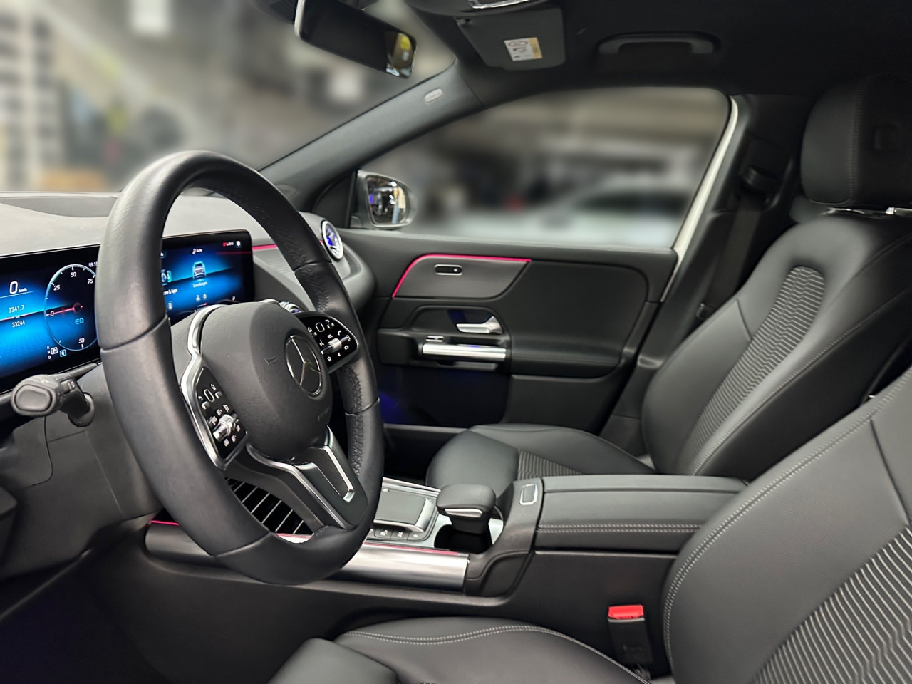 Getriebe: AutomatikgetriebeDetailangaben f&uuml;r XEV Fahrzeug: Batterietechnologie: Lithium-Ionen,  Nutzbare Batteriekapazit&auml;t: 66,0kWh,  Ladezeit (in Minuten): 375 (10% bis 100%),  Schnellladezeit (in Minuten): 32 (10% bis 80%)Ausstattungslinie: ProgressiveAusstattungspakete: Ausstattungspaket: Advanced-Paket, Remote und Charging Services Premium, Laderaum-Paket,  Komfort Paket: Sitzkomfort-Paket,  Night-Paket,  Licht- und Sichtpaket,  Businesspaket,  SpiegelpaketAssistenzsysteme: Fernlichtassistent,  Aktiver Park-Assistent inkl. PARKTRONIC: Parkassistent mit Querfunktion,  R&uuml;ckfahrkamera,  Tempomat,  Berganfahrhilfe,  Spracheingabesystem,  M&uuml;digkeitserkennung,  Spurhalteassistent,  Bremsassistent,  COLLISION PREVENTION ASSIST,  VerkehrszeichenerkennungLicht und Sicht: LED-Scheinwerfer,  Tagfahrlicht,  Regensensor,  Automatisch abblendende Innen- und Au&szlig;enspiegel,  W&auml;rmeschutzverglasung,  Ambientebeleuchtung mehrfarbig,  LichtsensorAudio &amp; Kommunikation: MBUX,  Navigationssystem,  Radio,  Multi-Funktions-Display,  Digitaler Radioempfang DAB,  zentrale Bedieneinheit: Touchpad,  AUX &amp; USB Anschluss,  Mercedes connect me: Konnektivit&auml;ts-Paket Navigation,  Handyvorbereitung Bluetooth,  Android Auto u. Apple CarPlay,  WLAN HotspotKomfort: Digitales Kombiinstrument,  Klimaautomatik,  Fahrersitz elektrisch,  Memoryfunktion Fahrersitz,  Lordosenst&uuml;tze Fahrer/Beifahrer,  Sitzheizung Fahrer/Beifahrer,  Komfortsitze,  Armauflage hinten,  Servolenkung,  Lenks&auml;ule verstellbar,  Start-Stopp System,  Zentralver. mit Fernbedienung,  Fensterheber elektrisch,  EASY-PACK Heckklappe,  DYNAMIC SELECT,  Getr&auml;nkehalter vornInterieur: Sitze Stoff Ledernachbildung ARTICO / Stoff Fl&eacute;ron schwarz,  Innenfarbe schwarz,  Multifunktions-Sport-/Lederlenkrad,  Bordcomputer,  R&uuml;cksitze klappbar,  Dekoreinlagen: Zierelemente Spiraloptik,  Lenkrad-SchaltwippenExterieur: Touchscreen Bedienung,  Leichtmetallfelgen 18 Zoll,  Au&szlig;enspiegel elekt. anklappbar,  Dachreling,  Reifenpannenset,  Notrufsystem,  Ladekabel Mode 3 (Typ 2/2): 5m glatt,  Wechsel-/Gleichstromladesystem (AC/DC Laden)Sicherheit: i-Size Kindersitzbefestigung,  Fu&szlig;g&auml;ngerschutzsystem,  Fahrer- /Beifahrerairbag,  Seitenairbag vorn und hinten,  Knieairbag Fahrer,  Traktionskontrolle,  Elektr. Stabilit&auml;tsprogramm ESP,  Reifendruckkontrolle,  Wegfahrsperre,  Au&szlig;entemperatur Anzeige,  Antiblockiersystem ABS,  Bremsverschlei&szlig;anzeige,  Notbremsassistent,  Akustischer Umfeldschutz,  Totwinkel-AssistentSonstige Ma&szlig;e und Gewichte: Nutzlast: 430 kg,  zul&auml;ssiges Gesamtgewicht: 2.470 kg,  Radstand: 2.729 mmIrrt&uuml;mer und &Auml;nderungen vorbehalten