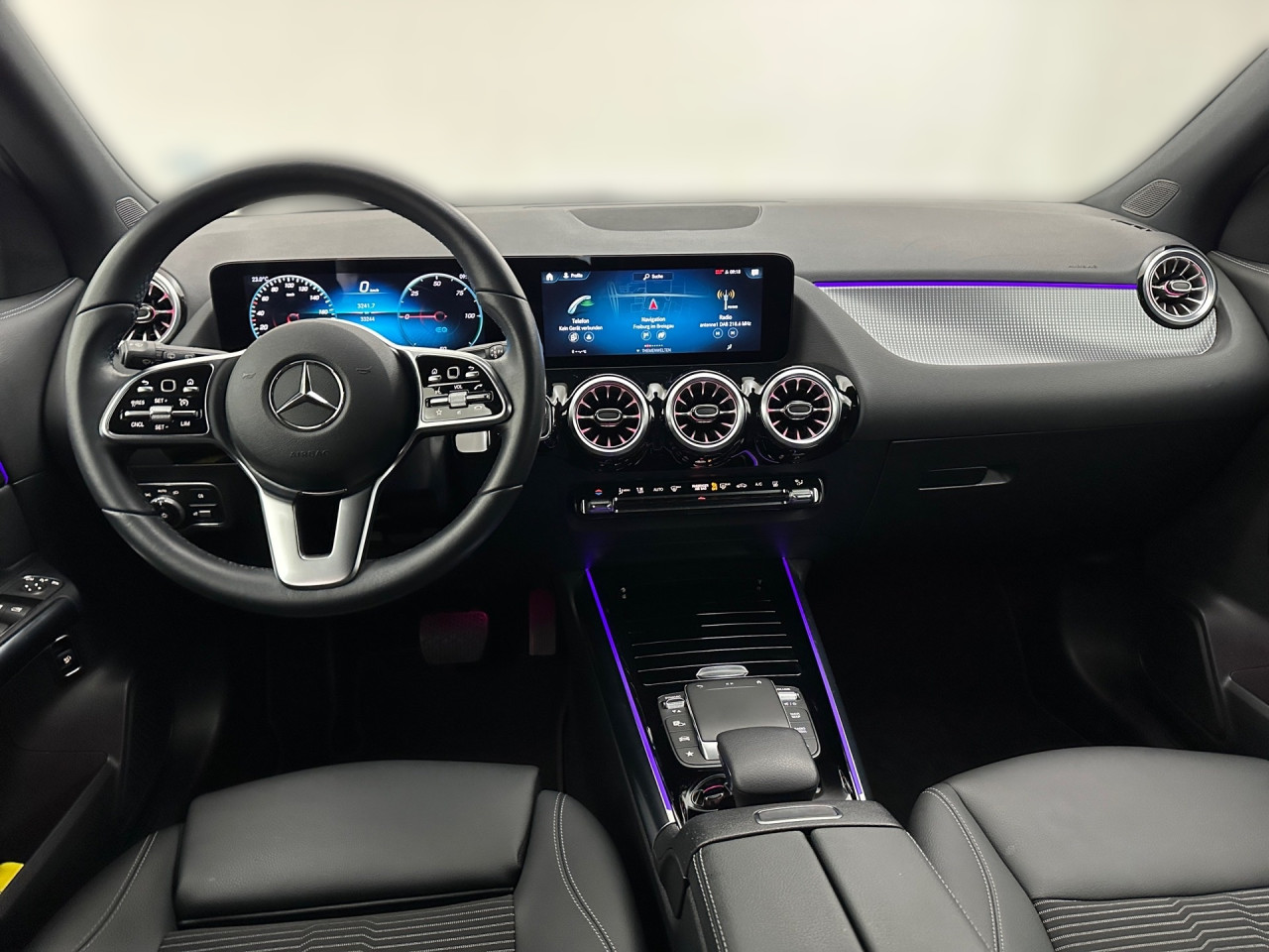 Getriebe: AutomatikgetriebeDetailangaben f&uuml;r XEV Fahrzeug: Batterietechnologie: Lithium-Ionen,  Nutzbare Batteriekapazit&auml;t: 66,0kWh,  Ladezeit (in Minuten): 375 (10% bis 100%),  Schnellladezeit (in Minuten): 32 (10% bis 80%)Ausstattungslinie: ProgressiveAusstattungspakete: Ausstattungspaket: Advanced-Paket, Remote und Charging Services Premium, Laderaum-Paket,  Komfort Paket: Sitzkomfort-Paket,  Night-Paket,  Licht- und Sichtpaket,  Businesspaket,  SpiegelpaketAssistenzsysteme: Fernlichtassistent,  Aktiver Park-Assistent inkl. PARKTRONIC: Parkassistent mit Querfunktion,  R&uuml;ckfahrkamera,  Tempomat,  Berganfahrhilfe,  Spracheingabesystem,  M&uuml;digkeitserkennung,  Spurhalteassistent,  Bremsassistent,  COLLISION PREVENTION ASSIST,  VerkehrszeichenerkennungLicht und Sicht: LED-Scheinwerfer,  Tagfahrlicht,  Regensensor,  Automatisch abblendende Innen- und Au&szlig;enspiegel,  W&auml;rmeschutzverglasung,  Ambientebeleuchtung mehrfarbig,  LichtsensorAudio &amp; Kommunikation: MBUX,  Navigationssystem,  Radio,  Multi-Funktions-Display,  Digitaler Radioempfang DAB,  zentrale Bedieneinheit: Touchpad,  AUX &amp; USB Anschluss,  Mercedes connect me: Konnektivit&auml;ts-Paket Navigation,  Handyvorbereitung Bluetooth,  Android Auto u. Apple CarPlay,  WLAN HotspotKomfort: Digitales Kombiinstrument,  Klimaautomatik,  Fahrersitz elektrisch,  Memoryfunktion Fahrersitz,  Lordosenst&uuml;tze Fahrer/Beifahrer,  Sitzheizung Fahrer/Beifahrer,  Komfortsitze,  Armauflage hinten,  Servolenkung,  Lenks&auml;ule verstellbar,  Start-Stopp System,  Zentralver. mit Fernbedienung,  Fensterheber elektrisch,  EASY-PACK Heckklappe,  DYNAMIC SELECT,  Getr&auml;nkehalter vornInterieur: Sitze Stoff Ledernachbildung ARTICO / Stoff Fl&eacute;ron schwarz,  Innenfarbe schwarz,  Multifunktions-Sport-/Lederlenkrad,  Bordcomputer,  R&uuml;cksitze klappbar,  Dekoreinlagen: Zierelemente Spiraloptik,  Lenkrad-SchaltwippenExterieur: Touchscreen Bedienung,  Leichtmetallfelgen 18 Zoll,  Au&szlig;enspiegel elekt. anklappbar,  Dachreling,  Reifenpannenset,  Notrufsystem,  Ladekabel Mode 3 (Typ 2/2): 5m glatt,  Wechsel-/Gleichstromladesystem (AC/DC Laden)Sicherheit: i-Size Kindersitzbefestigung,  Fu&szlig;g&auml;ngerschutzsystem,  Fahrer- /Beifahrerairbag,  Seitenairbag vorn und hinten,  Knieairbag Fahrer,  Traktionskontrolle,  Elektr. Stabilit&auml;tsprogramm ESP,  Reifendruckkontrolle,  Wegfahrsperre,  Au&szlig;entemperatur Anzeige,  Antiblockiersystem ABS,  Bremsverschlei&szlig;anzeige,  Notbremsassistent,  Akustischer Umfeldschutz,  Totwinkel-AssistentSonstige Ma&szlig;e und Gewichte: Nutzlast: 430 kg,  zul&auml;ssiges Gesamtgewicht: 2.470 kg,  Radstand: 2.729 mmIrrt&uuml;mer und &Auml;nderungen vorbehalten