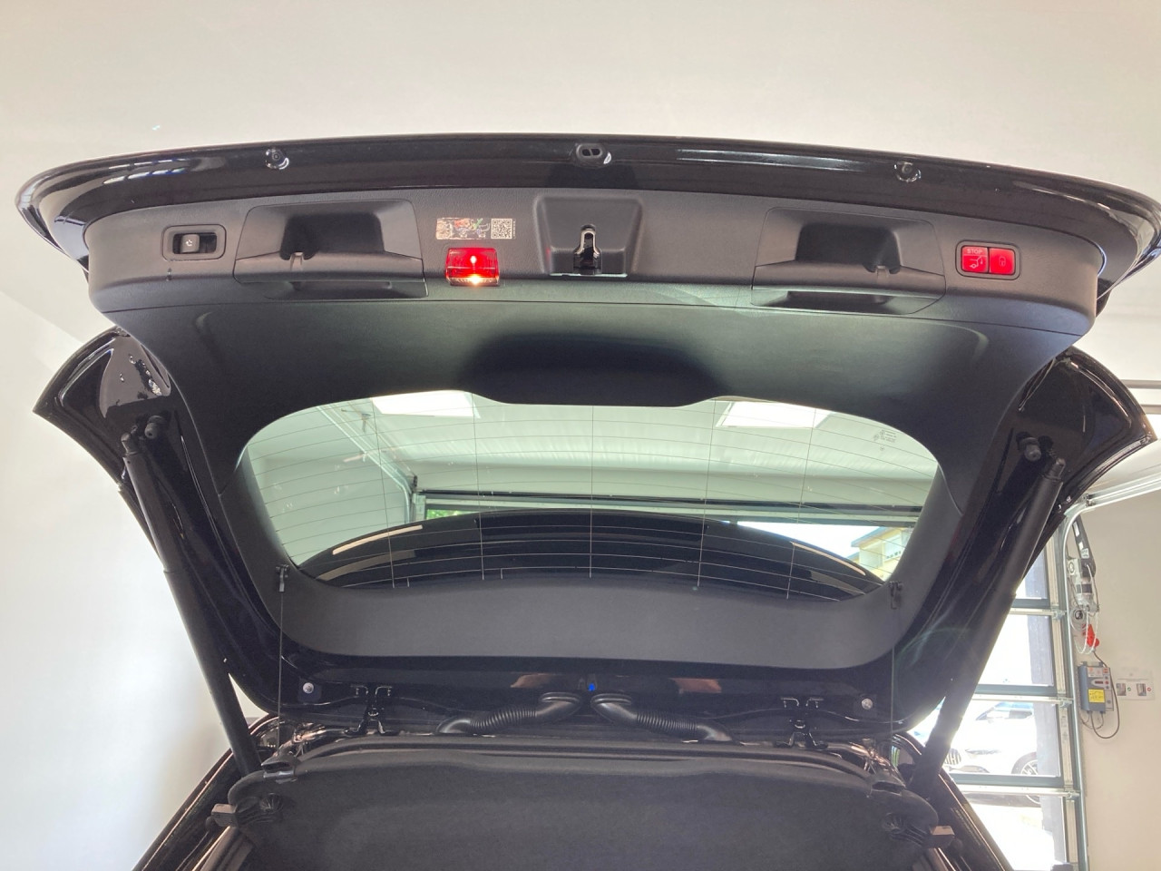 Getriebe: AutomatikgetriebeDetailangaben f&uuml;r XEV Fahrzeug: Batterietechnologie: Lithium-Ionen,  Nutzbare Batteriekapazit&auml;t: 70,0kWh,  Ladezeit (in Minuten): 390 (10% bis 100%),  Schnellladezeit (in Minuten): 35 (10% bis 80%)Ausstattungslinie: AMG Line Exterieur: Advanced Plus,  AMG Line Interieur: Advanced PlusAusstattungspakete: AMG Sportpaket,  Komfort Paket: Sitzkomfort-Paket,  Night-Paket,  Licht- und Sichtpaket,  SpiegelpaketAssistenzsysteme: Fernlichtassistent,  Aktiver Park-Assistent inkl. PARKTRONIC,  R&uuml;ckfahrkamera,  Berganfahrhilfe,  Spracheingabesystem,  M&uuml;digkeitserkennung,  Spurhalteassistent,  Bremsassistent,  COLLISION PREVENTION ASSIST,  Verkehrszeichenerkennung,  GespannstabilisierungLicht und Sicht: LED-Scheinwerfer,  Tagfahrlicht,  Regensensor,  Automatisch abblendender Innenspiegel,  W&auml;rmeschutzverglasung,  Ambientebeleuchtung mehrfarbig,  LichtsensorAudio &amp; Kommunikation: MBUX,  Navigationssystem,  Radio,  Multi-Funktions-Display,  Digitaler Radioempfang DAB,  Soundsystem,  USB Anschluss,  Mercedes connect me,  Handyvorbereitung Bluetooth,  Kabelloses Laden f&uuml;r Handys,  WLAN HotspotKomfort: Digitales Kombiinstrument,  Klimaautomatik,  Panorama-Schiebedach,  Fahrer-/Beifahrersitz elektrisch,  Memoryfunktion Fahrer-/Beifahrersitz,  Lordosenst&uuml;tze Fahrer/Beifahrer,  Sitzheizung Fahrer/Beifahrer,  Sportsitze,  Armauflage hinten,  Servolenkung,  Lenks&auml;ule verstellbar,  HANDS-FREE ACCESS,  Start-Stopp System,  Zentralver. mit Fernbedienung,  Fensterheber elektrisch,  EASY-PACK Heckklappe,  DYNAMIC SELECT,  Getr&auml;nkehalter vornInterieur: Sitze Kunstleder Ledernachbildung ARTICO / Mikrofaser MICROCUT schwarz,  Innenfarbe schwarz,  Multifunktions-Sport-/Lederlenkrad,  Bordcomputer,  R&uuml;cksitze klappbar,  Dekoreinlagen: 56H Zierelemente Star Pattern hinterleuchtet, 331 Zierelement hinterleuchtet,  Lenkrad-SchaltwippenExterieur: Anh&auml;ngerkupplung schwenkbar,  Touchscreen Bedienung,  AMG Leichtmetallfelgen 18 Zoll,  Au&szlig;enspiegel elekt. anklappbar,  Dachreling: schwarz,  Reifenpannenset,  Notrufsystem,  Ladekabel Mode 3 (Typ 2/2),  Wechsel-/Gleichstromladesystem (AC/DC Laden),  FahrzeugpersonalisierungSicherheit: i-Size Kindersitzbefestigung,  Fu&szlig;g&auml;ngerschutzsystem,  Fahrer- /Beifahrerairbag,  Seitenairbag vorn und hinten,  Knieairbag Fahrer,  Traktionskontrolle,  Elektr. Stabilit&auml;tsprogramm ESP,  Reifendruckkontrolle,  Wegfahrsperre,  Au&szlig;entemperatur Anzeige,  Antiblockiersystem ABS,  Bremsverschlei&szlig;anzeige,  Notbremsassistent,  Akustischer Umfeldschutz,  Totwinkel-AssistentWeitere Ausstattung: Laderaum-Paket,  PDB Advanced-Plus-Paket mit  Digitalen Extras,  39U Digitales Extra: Remote und Charging Services Premium,  B05 ECO AssistentSonstige Ma&szlig;e und Gewichte: Nutzlast: 415 kg,  zul&auml;ssiges Gesamtgewicht: 2.395 kg,  Radstand: 2.729 mmIrrt&uuml;mer und &Auml;nderungen vorbehalten