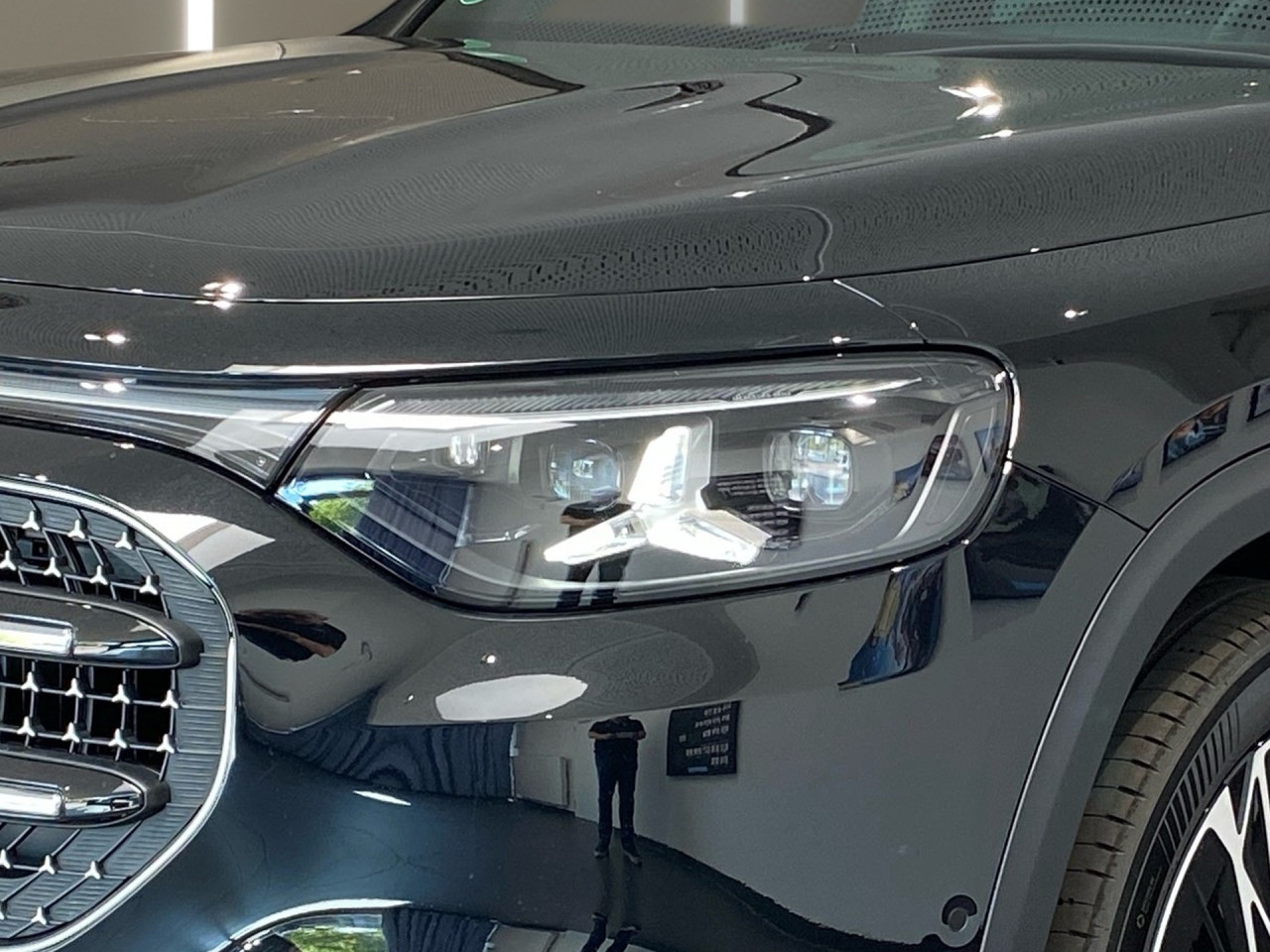 Getriebe: Automatikgetriebe, 8 G&auml;ngeAusstattungspakete: Winterpaket,  Premiumpaket,  Night-Paket,  SpiegelpaketAssistenzsysteme: Fernlichtassistent: Plus,  PARKTRONIC,  R&uuml;ckfahrkamera,  DISTRONIC,  Berganfahrhilfe,  Spracheingabesystem,  M&uuml;digkeitserkennung,  Spurhalteassistent,  Bremsassistent,  COLLISION PREVENTION ASSIST,  GespannstabilisierungLicht und Sicht: Multibeam LED Scheinwerfer,  Tagfahrlicht,  W&auml;rmeschutzverglasung,  Ambientebeleuchtung,  LichtsensorAudio &amp; Kommunikation: MBUX,  Navigationssystem,  Radio: Steuercode Funktion Radio Standard AM/FM,  Digitaler Radioempfang DAB,  AUX &amp; USB Anschluss,  Handyvorbereitung Bluetooth,  WLAN HotspotKomfort: Klimaautomatik,  Panoramadach,  Memoryfunktion Fahrersitz,  Lordosenst&uuml;tze Fahrer,  Sitzheizung Fahrer/Beifahrer,  Komfortsitze,  Armauflage hinten,  Servolenkung,  Lenks&auml;ule verstellbar,  HANDS-FREE ACCESS,  Start-Stopp System,  Zentralverriegelung,  Fensterheber elektrisch,  EASY-PACK HeckklappeInterieur: Sitze Stoff Ledernachbildung ARTICO / Stoff Sortland schwarz,  Innenfarbe schwarz,  Multifunktions-Sport-/Lederlenkrad,  Lenkradheizung,  Bordcomputer,  Dekoreinlagen: 42H Zierelemente Aluminium geb&uuml;rstet hell,  Lenkrad-SchaltwippenExterieur: Anh&auml;ngerkupplung schwenkbar,  Touchscreen Bedienung,  Leichtmetallfelgen 19 Zoll: im 5-Speichen-Design,  Au&szlig;enspiegel elekt.,  Reifenpannenset,  NotrufsystemAirbags: MittelairbagSicherheit: i-Size Kindersitzbefestigung,  Fu&szlig;g&auml;ngerschutzsystem,  Fahrer- /Beifahrerairbag,  Seitenairbag vorn und hinten,  Knieairbag Fahrer,  Traktionskontrolle,  Elektr. Stabilit&auml;tsprogramm ESP,  Reifendruckverlust-Warnung,  Wegfahrsperre,  Au&szlig;entemperatur Anzeige,  Antiblockiersystem ABS,  Bremsverschlei&szlig;anzeige,  Notbremsassistent,  Akustischer Umfeldschutz,  Totwinkel-AssistentWeitere Ausstattung: 6U0 Digitales Extra: Sportlicher Motorsound,  16P Markteinf&uuml;hrungs-Fahrzeug,  72B USB-Paket Plus,  B01 Hybrid Antrieb mit 48-Volt-Technologie,  31W PREP. - AUTOMATIC SPEED CONTROL,  567 Fondsitze l&auml;ngs verstellbar,  166 Produktionsstandort Fahrzeug Kecskem&eacute;t,  K13 Serviceintervall 25.000 KM,  0U1 Headunit L&auml;nderset f&uuml;r ECE (NTG 7),  6P5 Steuercode Vertrieb  f. Code 475,  Memory-Paket,  8K0 Limiter,  0K2 STEERING CODE - OUTPUT ACTIV AES-FLAG,  13W PREPARATION - ACTIVE LANE STEERING ASSIST (ALSA),  25W PREPARATION - ACTIVE LANE CHANGE ASSIST (ALCA),  4S0 HOTEND TECHNOLOGY TYP II-E,  U23 Sitzbelegungserkennung f&uuml;r Fondsitze,  897 Kabelloses Ladesystem f&uuml;r mobile Endger&auml;te vorn,  12W PREPARATION - ACTIVE BLIND SPOT MONITORING (ABSM),  896 Digitales Extra: Vorr&uuml;stung f&uuml;r Digitalen Fahrzeugschl&uuml;ssel f&uuml;r Smartphone,  U20 12-V-Steckdose f&uuml;r Beifahrer,  L Linkslenkung,  PXN Steuercode f&uuml;r Markteinf&uuml;hrungskontingent,  K61 Man&ouml;vrier-Assistent,  807 Modelljahrcode,  11W PREPARATION - EXTENDED TRAFFIC SIGN ASSIST (ETSA),  2U8 K&auml;ltemittel 1234yf,  K58 Nothalt-Funktion,  K59 Ausweichlenk-Funktion,  2U1 AIRPANEL,  K56 Geschwindigkeitslimit-Warnung,  5B6 K&uuml;hlergrill beleuchtet mit Mercedes-Benz Pattern in Chrom,  1B3 Techn. Kommunikationsmodulvariante f&uuml;r ECE,  18W PREPARATION - AUTOMATED PARKING ASSIST (APA),  98B Teilkuehlerjalousie oben,  868 Zentraldisplay,  29W PREPARATION - SPEED ADJUSTMENT TRACK-BASED,  K34 Digitales Extra: Streckenbasierte Geschwindigkeits-Anpassung,  219 Selfie- und Videokamera,  20W PREPARATION - SURROUND VIEW SYSTEM (SVS),  V03 Speed- und Loadindex 95W,  32W BRAKING ON STOP SIGNS AND TRAFFIC LIGHTS L2+,  458 Fahrerdisplay,  699 Beheizte Scheibenwischerbl&auml;tter,  698 VISION CONTROL,  28W PREP. - EXTENDED RESTART BY STOP AND GO TRAFFICSonstige Ma&szlig;e und Gewichte: Nutzlast: 485 kg,  zul&auml;ssiges Gesamtgewicht: 2.325 kg,  Radstand: 2.889 mm24 Monate Garantie ab Erstzulassung. Fahrzeug hat Haltedauer. Liefertermin in Abstimmung mit dem Verk&auml;ufer. Irrt&uuml;mer und &Auml;nderungen vorbehalten