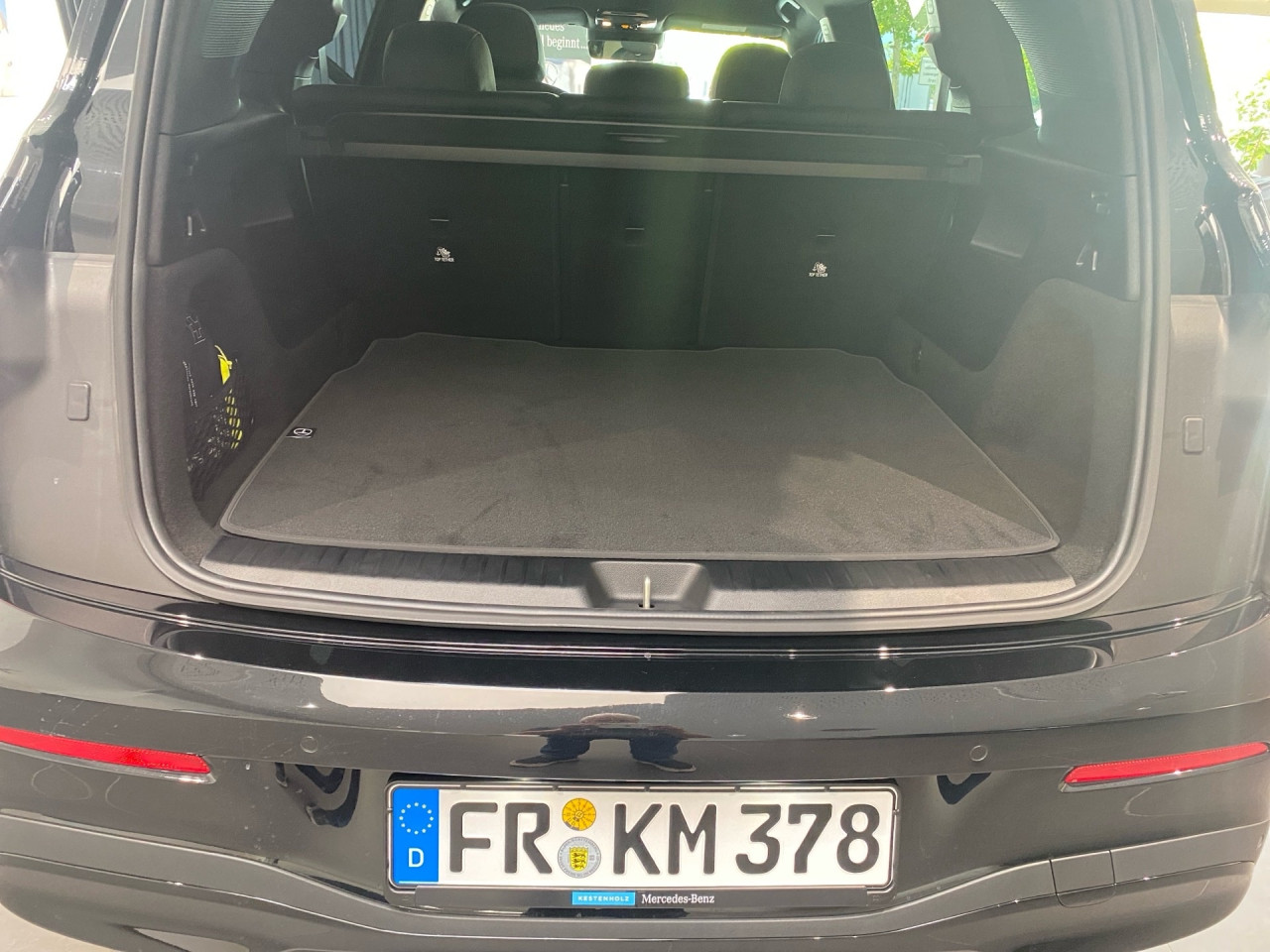 Getriebe: Automatikgetriebe, 8 G&auml;ngeAusstattungspakete: Winterpaket,  Premiumpaket,  Night-Paket,  SpiegelpaketAssistenzsysteme: Fernlichtassistent: Plus,  PARKTRONIC,  R&uuml;ckfahrkamera,  DISTRONIC,  Berganfahrhilfe,  Spracheingabesystem,  M&uuml;digkeitserkennung,  Spurhalteassistent,  Bremsassistent,  COLLISION PREVENTION ASSIST,  GespannstabilisierungLicht und Sicht: Multibeam LED Scheinwerfer,  Tagfahrlicht,  W&auml;rmeschutzverglasung,  Ambientebeleuchtung,  LichtsensorAudio &amp; Kommunikation: MBUX,  Navigationssystem,  Radio: Steuercode Funktion Radio Standard AM/FM,  Digitaler Radioempfang DAB,  AUX &amp; USB Anschluss,  Handyvorbereitung Bluetooth,  WLAN HotspotKomfort: Klimaautomatik,  Panoramadach,  Memoryfunktion Fahrersitz,  Lordosenst&uuml;tze Fahrer,  Sitzheizung Fahrer/Beifahrer,  Komfortsitze,  Armauflage hinten,  Servolenkung,  Lenks&auml;ule verstellbar,  HANDS-FREE ACCESS,  Start-Stopp System,  Zentralverriegelung,  Fensterheber elektrisch,  EASY-PACK HeckklappeInterieur: Sitze Stoff Ledernachbildung ARTICO / Stoff Sortland schwarz,  Innenfarbe schwarz,  Multifunktions-Sport-/Lederlenkrad,  Lenkradheizung,  Bordcomputer,  Dekoreinlagen: 42H Zierelemente Aluminium geb&uuml;rstet hell,  Lenkrad-SchaltwippenExterieur: Anh&auml;ngerkupplung schwenkbar,  Touchscreen Bedienung,  Leichtmetallfelgen 19 Zoll: im 5-Speichen-Design,  Au&szlig;enspiegel elekt.,  Reifenpannenset,  NotrufsystemAirbags: MittelairbagSicherheit: i-Size Kindersitzbefestigung,  Fu&szlig;g&auml;ngerschutzsystem,  Fahrer- /Beifahrerairbag,  Seitenairbag vorn und hinten,  Knieairbag Fahrer,  Traktionskontrolle,  Elektr. Stabilit&auml;tsprogramm ESP,  Reifendruckverlust-Warnung,  Wegfahrsperre,  Au&szlig;entemperatur Anzeige,  Antiblockiersystem ABS,  Bremsverschlei&szlig;anzeige,  Notbremsassistent,  Akustischer Umfeldschutz,  Totwinkel-AssistentWeitere Ausstattung: 6U0 Digitales Extra: Sportlicher Motorsound,  16P Markteinf&uuml;hrungs-Fahrzeug,  72B USB-Paket Plus,  B01 Hybrid Antrieb mit 48-Volt-Technologie,  31W PREP. - AUTOMATIC SPEED CONTROL,  567 Fondsitze l&auml;ngs verstellbar,  166 Produktionsstandort Fahrzeug Kecskem&eacute;t,  K13 Serviceintervall 25.000 KM,  0U1 Headunit L&auml;nderset f&uuml;r ECE (NTG 7),  6P5 Steuercode Vertrieb  f. Code 475,  Memory-Paket,  8K0 Limiter,  0K2 STEERING CODE - OUTPUT ACTIV AES-FLAG,  13W PREPARATION - ACTIVE LANE STEERING ASSIST (ALSA),  25W PREPARATION - ACTIVE LANE CHANGE ASSIST (ALCA),  4S0 HOTEND TECHNOLOGY TYP II-E,  U23 Sitzbelegungserkennung f&uuml;r Fondsitze,  897 Kabelloses Ladesystem f&uuml;r mobile Endger&auml;te vorn,  12W PREPARATION - ACTIVE BLIND SPOT MONITORING (ABSM),  896 Digitales Extra: Vorr&uuml;stung f&uuml;r Digitalen Fahrzeugschl&uuml;ssel f&uuml;r Smartphone,  U20 12-V-Steckdose f&uuml;r Beifahrer,  L Linkslenkung,  PXN Steuercode f&uuml;r Markteinf&uuml;hrungskontingent,  K61 Man&ouml;vrier-Assistent,  807 Modelljahrcode,  11W PREPARATION - EXTENDED TRAFFIC SIGN ASSIST (ETSA),  2U8 K&auml;ltemittel 1234yf,  K58 Nothalt-Funktion,  K59 Ausweichlenk-Funktion,  2U1 AIRPANEL,  K56 Geschwindigkeitslimit-Warnung,  5B6 K&uuml;hlergrill beleuchtet mit Mercedes-Benz Pattern in Chrom,  1B3 Techn. Kommunikationsmodulvariante f&uuml;r ECE,  18W PREPARATION - AUTOMATED PARKING ASSIST (APA),  98B Teilkuehlerjalousie oben,  868 Zentraldisplay,  29W PREPARATION - SPEED ADJUSTMENT TRACK-BASED,  K34 Digitales Extra: Streckenbasierte Geschwindigkeits-Anpassung,  219 Selfie- und Videokamera,  20W PREPARATION - SURROUND VIEW SYSTEM (SVS),  V03 Speed- und Loadindex 95W,  32W BRAKING ON STOP SIGNS AND TRAFFIC LIGHTS L2+,  458 Fahrerdisplay,  699 Beheizte Scheibenwischerbl&auml;tter,  698 VISION CONTROL,  28W PREP. - EXTENDED RESTART BY STOP AND GO TRAFFICSonstige Ma&szlig;e und Gewichte: Nutzlast: 485 kg,  zul&auml;ssiges Gesamtgewicht: 2.325 kg,  Radstand: 2.889 mm24 Monate Garantie ab Erstzulassung. Fahrzeug hat Haltedauer. Liefertermin in Abstimmung mit dem Verk&auml;ufer. Irrt&uuml;mer und &Auml;nderungen vorbehalten