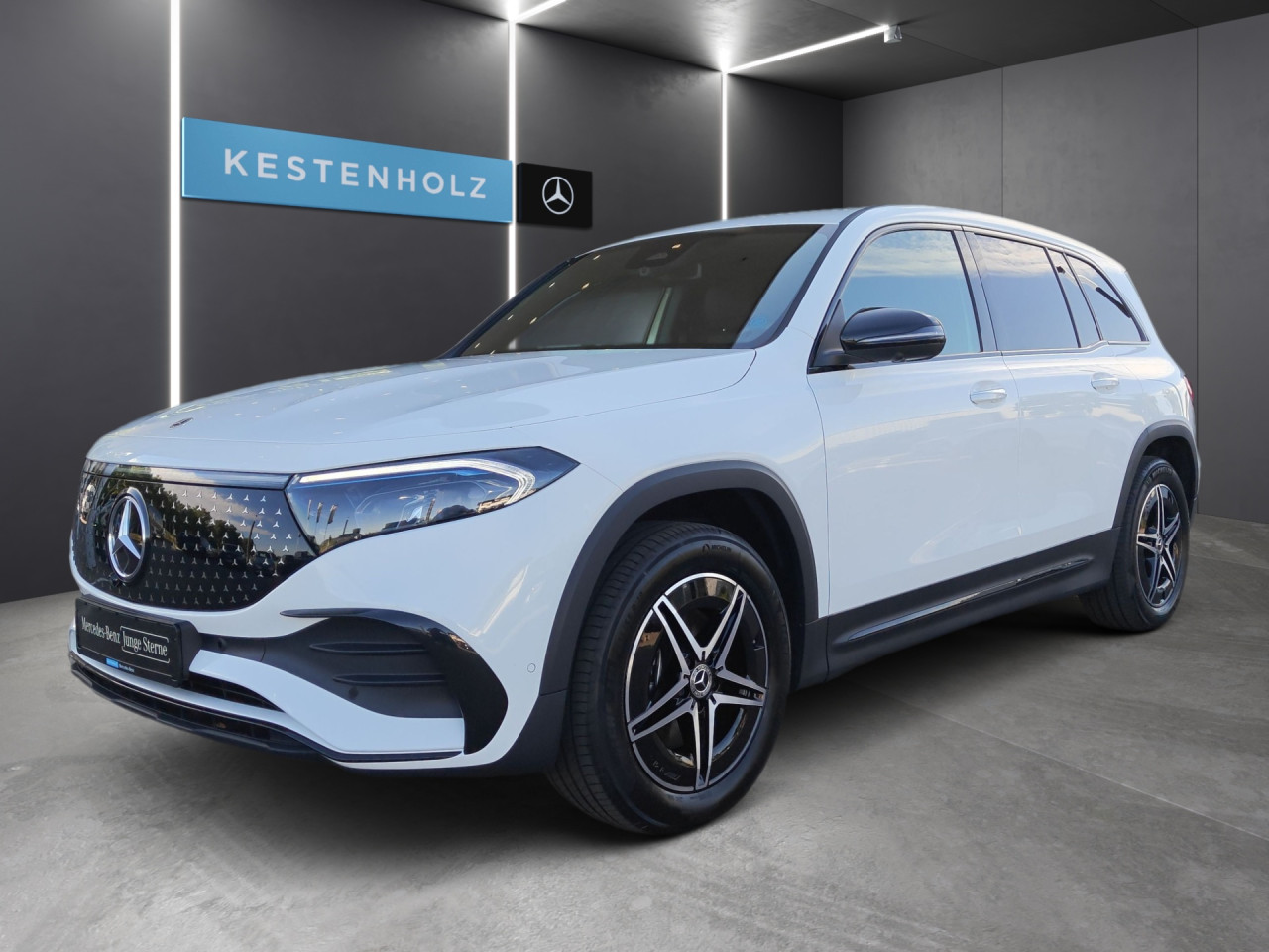 Getriebe: AutomatikgetriebeDetailangaben f&uuml;r XEV Fahrzeug: Batterietechnologie: Lithium-Ionen,  Nutzbare Batteriekapazit&auml;t: 70,0kWh,  Ladezeit (in Minuten): 465 (10% bis 100%),  Schnellladezeit (in Minuten): 35 (10% bis 80%)Ausstattungslinie: AMG Line Exterieur,  AMG Line InterieurAusstattungspakete: Winterpaket,  AMG Sportpaket,  Komfort Paket: Sitzkomfort-Paket,  Night-Paket,  Licht- und Sichtpaket,  SpiegelpaketAssistenzsysteme: Fernlichtassistent,  Aktiver Park-Assistent inkl. PARKTRONIC,  Surround-Kamerasystem: Park-Paket mit 360&deg;-Kamera,  DISTRONIC,  Berganfahrhilfe,  Spracheingabesystem,  M&uuml;digkeitserkennung,  Spurhalteassistent mit aktivem Lenk-Assistent,  Fahrerassistenzpaket,  COLLISION PREVENTION ASSIST,  Verkehrszeichenerkennung m. Geschwindigkeitslimit-Assistent,  GespannstabilisierungLicht und Sicht: LED-Scheinwerfer,  Tagfahrlicht,  Regensensor,  Automatisch abblendender Innenspiegel,  W&auml;rmeschutzverglasung,  Ambientebeleuchtung mehrfarbig,  LichtsensorAudio &amp; Kommunikation: MBUX,  Navigationssystem,  Radio,  Digitaler Radioempfang DAB,  Soundsystem,  USB Anschluss,  Mercedes connect me,  Handyvorbereitung Bluetooth,  Kabelloses Laden f&uuml;r Handys,  WLAN HotspotKomfort: Digitales Kombiinstrument,  Klimaautomatik,  Lordosenst&uuml;tze Fahrer/Beifahrer,  Sitzheizung Fahrer/Beifahrer,  Sportsitze,  Armauflage hinten,  Servolenkung,  Lenks&auml;ule verstellbar,  HANDS-FREE ACCESS,  Start-Stopp System,  Zentralver. mit Fernbedienung,  Fensterheber elektrisch,  EASY-PACK Heckklappe,  DYNAMIC SELECT,  Getr&auml;nkehalter vornInterieur: Sitze Kunstleder Ledernachbildung ARTICO / Mikrofaser MICROCUT schwarz,  Innenfarbe schwarz,  Multifunktions-Sport-/Lederlenkrad,  Lenkradheizung,  Bordcomputer,  Dekoreinlagen: 56H Zierelemente Star Pattern hinterleuchtet, 331 Zierelement hinterleuchtet,  Lenkrad-SchaltwippenExterieur: Anh&auml;ngerkupplung schwenkbar,  Tieferlegung: Komfortfahrwerk mit Tieferlegung,  Touchscreen Bedienung,  AMG Leichtmetallfelgen 18 Zoll,  Au&szlig;enspiegel elekt. anklappbar,  Reifenpannenset,  Notrufsystem,  Ladekabel Mode 3 (Typ 2/2),  Gleichstromladesystem (DC Laden),  StauassistentSicherheit: i-Size Kindersitzbefestigung,  Fu&szlig;g&auml;ngerschutzsystem,  Fahrer- /Beifahrerairbag,  Seitenairbag vorn und hinten,  Knieairbag Fahrer,  Traktionskontrolle,  Elektr. Stabilit&auml;tsprogramm ESP,  Reifendruckkontrolle,  Wegfahrsperre,  Au&szlig;entemperatur Anzeige,  Antiblockiersystem ABS,  Bremsverschlei&szlig;anzeige,  Proaktives Insassenschutzsystem,  Notbremsassistent,  Akustischer Umfeldschutz,  Totwinkel-AssistentWeitere Ausstattung: 2S0 Digitales Extra: Individualisierungs-Paket,  859 CENTRAL MEDIA DISPLAY,  BAF HV-Batterie 3P100S (L-Batteriegr&ouml;sse),  D0V Steuercode Demo Car,  Laderaum-Paket,  82B On-board AC-Lader bis 11 kW,  273 Ausstiegswarnfunktion,  39U Digitales Extra: Remote und Charging Services Premium,  321 Fingerabdrucksensor,  567 Fondsitze l&auml;ngs verstellbar,  DDC Steuercode Demo Car MIG,  PDB Advanced-Plus-Paket mit  Digitalen Extras,  B05 ECO Assistent,  Gebrauchtwagensiegel: Junge SterneSonstige Ma&szlig;e und Gewichte: Nutzlast: 435 kg,  zul&auml;ssiges Gesamtgewicht: 2.580 kg,  Radstand: 2.829 mmIrrt&uuml;mer und &Auml;nderungen vorbehalten