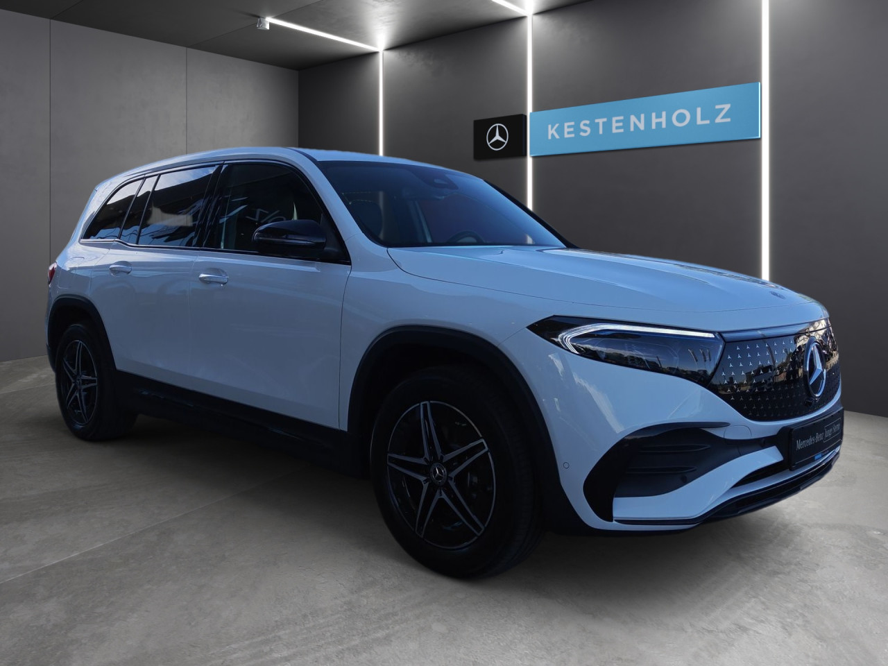 Getriebe: AutomatikgetriebeDetailangaben f&uuml;r XEV Fahrzeug: Batterietechnologie: Lithium-Ionen,  Nutzbare Batteriekapazit&auml;t: 70,0kWh,  Ladezeit (in Minuten): 465 (10% bis 100%),  Schnellladezeit (in Minuten): 35 (10% bis 80%)Ausstattungslinie: AMG Line Exterieur,  AMG Line InterieurAusstattungspakete: Winterpaket,  AMG Sportpaket,  Komfort Paket: Sitzkomfort-Paket,  Night-Paket,  Licht- und Sichtpaket,  SpiegelpaketAssistenzsysteme: Fernlichtassistent,  Aktiver Park-Assistent inkl. PARKTRONIC,  Surround-Kamerasystem: Park-Paket mit 360&deg;-Kamera,  DISTRONIC,  Berganfahrhilfe,  Spracheingabesystem,  M&uuml;digkeitserkennung,  Spurhalteassistent mit aktivem Lenk-Assistent,  Fahrerassistenzpaket,  COLLISION PREVENTION ASSIST,  Verkehrszeichenerkennung m. Geschwindigkeitslimit-Assistent,  GespannstabilisierungLicht und Sicht: LED-Scheinwerfer,  Tagfahrlicht,  Regensensor,  Automatisch abblendender Innenspiegel,  W&auml;rmeschutzverglasung,  Ambientebeleuchtung mehrfarbig,  LichtsensorAudio &amp; Kommunikation: MBUX,  Navigationssystem,  Radio,  Digitaler Radioempfang DAB,  Soundsystem,  USB Anschluss,  Mercedes connect me,  Handyvorbereitung Bluetooth,  Kabelloses Laden f&uuml;r Handys,  WLAN HotspotKomfort: Digitales Kombiinstrument,  Klimaautomatik,  Lordosenst&uuml;tze Fahrer/Beifahrer,  Sitzheizung Fahrer/Beifahrer,  Sportsitze,  Armauflage hinten,  Servolenkung,  Lenks&auml;ule verstellbar,  HANDS-FREE ACCESS,  Start-Stopp System,  Zentralver. mit Fernbedienung,  Fensterheber elektrisch,  EASY-PACK Heckklappe,  DYNAMIC SELECT,  Getr&auml;nkehalter vornInterieur: Sitze Kunstleder Ledernachbildung ARTICO / Mikrofaser MICROCUT schwarz,  Innenfarbe schwarz,  Multifunktions-Sport-/Lederlenkrad,  Lenkradheizung,  Bordcomputer,  Dekoreinlagen: 56H Zierelemente Star Pattern hinterleuchtet, 331 Zierelement hinterleuchtet,  Lenkrad-SchaltwippenExterieur: Anh&auml;ngerkupplung schwenkbar,  Tieferlegung: Komfortfahrwerk mit Tieferlegung,  Touchscreen Bedienung,  AMG Leichtmetallfelgen 18 Zoll,  Au&szlig;enspiegel elekt. anklappbar,  Reifenpannenset,  Notrufsystem,  Ladekabel Mode 3 (Typ 2/2),  Gleichstromladesystem (DC Laden),  StauassistentSicherheit: i-Size Kindersitzbefestigung,  Fu&szlig;g&auml;ngerschutzsystem,  Fahrer- /Beifahrerairbag,  Seitenairbag vorn und hinten,  Knieairbag Fahrer,  Traktionskontrolle,  Elektr. Stabilit&auml;tsprogramm ESP,  Reifendruckkontrolle,  Wegfahrsperre,  Au&szlig;entemperatur Anzeige,  Antiblockiersystem ABS,  Bremsverschlei&szlig;anzeige,  Proaktives Insassenschutzsystem,  Notbremsassistent,  Akustischer Umfeldschutz,  Totwinkel-AssistentWeitere Ausstattung: 2S0 Digitales Extra: Individualisierungs-Paket,  859 CENTRAL MEDIA DISPLAY,  BAF HV-Batterie 3P100S (L-Batteriegr&ouml;sse),  D0V Steuercode Demo Car,  Laderaum-Paket,  82B On-board AC-Lader bis 11 kW,  273 Ausstiegswarnfunktion,  39U Digitales Extra: Remote und Charging Services Premium,  321 Fingerabdrucksensor,  567 Fondsitze l&auml;ngs verstellbar,  DDC Steuercode Demo Car MIG,  PDB Advanced-Plus-Paket mit  Digitalen Extras,  B05 ECO Assistent,  Gebrauchtwagensiegel: Junge SterneSonstige Ma&szlig;e und Gewichte: Nutzlast: 435 kg,  zul&auml;ssiges Gesamtgewicht: 2.580 kg,  Radstand: 2.829 mmIrrt&uuml;mer und &Auml;nderungen vorbehalten