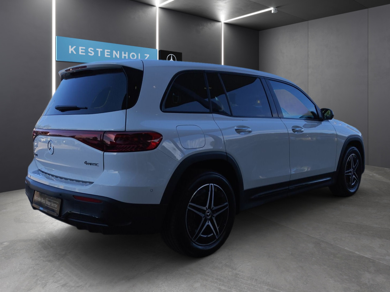Getriebe: AutomatikgetriebeDetailangaben f&uuml;r XEV Fahrzeug: Batterietechnologie: Lithium-Ionen,  Nutzbare Batteriekapazit&auml;t: 70,0kWh,  Ladezeit (in Minuten): 465 (10% bis 100%),  Schnellladezeit (in Minuten): 35 (10% bis 80%)Ausstattungslinie: AMG Line Exterieur,  AMG Line InterieurAusstattungspakete: Winterpaket,  AMG Sportpaket,  Komfort Paket: Sitzkomfort-Paket,  Night-Paket,  Licht- und Sichtpaket,  SpiegelpaketAssistenzsysteme: Fernlichtassistent,  Aktiver Park-Assistent inkl. PARKTRONIC,  Surround-Kamerasystem: Park-Paket mit 360&deg;-Kamera,  DISTRONIC,  Berganfahrhilfe,  Spracheingabesystem,  M&uuml;digkeitserkennung,  Spurhalteassistent mit aktivem Lenk-Assistent,  Fahrerassistenzpaket,  COLLISION PREVENTION ASSIST,  Verkehrszeichenerkennung m. Geschwindigkeitslimit-Assistent,  GespannstabilisierungLicht und Sicht: LED-Scheinwerfer,  Tagfahrlicht,  Regensensor,  Automatisch abblendender Innenspiegel,  W&auml;rmeschutzverglasung,  Ambientebeleuchtung mehrfarbig,  LichtsensorAudio &amp; Kommunikation: MBUX,  Navigationssystem,  Radio,  Digitaler Radioempfang DAB,  Soundsystem,  USB Anschluss,  Mercedes connect me,  Handyvorbereitung Bluetooth,  Kabelloses Laden f&uuml;r Handys,  WLAN HotspotKomfort: Digitales Kombiinstrument,  Klimaautomatik,  Lordosenst&uuml;tze Fahrer/Beifahrer,  Sitzheizung Fahrer/Beifahrer,  Sportsitze,  Armauflage hinten,  Servolenkung,  Lenks&auml;ule verstellbar,  HANDS-FREE ACCESS,  Start-Stopp System,  Zentralver. mit Fernbedienung,  Fensterheber elektrisch,  EASY-PACK Heckklappe,  DYNAMIC SELECT,  Getr&auml;nkehalter vornInterieur: Sitze Kunstleder Ledernachbildung ARTICO / Mikrofaser MICROCUT schwarz,  Innenfarbe schwarz,  Multifunktions-Sport-/Lederlenkrad,  Lenkradheizung,  Bordcomputer,  Dekoreinlagen: 56H Zierelemente Star Pattern hinterleuchtet, 331 Zierelement hinterleuchtet,  Lenkrad-SchaltwippenExterieur: Anh&auml;ngerkupplung schwenkbar,  Tieferlegung: Komfortfahrwerk mit Tieferlegung,  Touchscreen Bedienung,  AMG Leichtmetallfelgen 18 Zoll,  Au&szlig;enspiegel elekt. anklappbar,  Reifenpannenset,  Notrufsystem,  Ladekabel Mode 3 (Typ 2/2),  Gleichstromladesystem (DC Laden),  StauassistentSicherheit: i-Size Kindersitzbefestigung,  Fu&szlig;g&auml;ngerschutzsystem,  Fahrer- /Beifahrerairbag,  Seitenairbag vorn und hinten,  Knieairbag Fahrer,  Traktionskontrolle,  Elektr. Stabilit&auml;tsprogramm ESP,  Reifendruckkontrolle,  Wegfahrsperre,  Au&szlig;entemperatur Anzeige,  Antiblockiersystem ABS,  Bremsverschlei&szlig;anzeige,  Proaktives Insassenschutzsystem,  Notbremsassistent,  Akustischer Umfeldschutz,  Totwinkel-AssistentWeitere Ausstattung: 2S0 Digitales Extra: Individualisierungs-Paket,  859 CENTRAL MEDIA DISPLAY,  BAF HV-Batterie 3P100S (L-Batteriegr&ouml;sse),  D0V Steuercode Demo Car,  Laderaum-Paket,  82B On-board AC-Lader bis 11 kW,  273 Ausstiegswarnfunktion,  39U Digitales Extra: Remote und Charging Services Premium,  321 Fingerabdrucksensor,  567 Fondsitze l&auml;ngs verstellbar,  DDC Steuercode Demo Car MIG,  PDB Advanced-Plus-Paket mit  Digitalen Extras,  B05 ECO Assistent,  Gebrauchtwagensiegel: Junge SterneSonstige Ma&szlig;e und Gewichte: Nutzlast: 435 kg,  zul&auml;ssiges Gesamtgewicht: 2.580 kg,  Radstand: 2.829 mmIrrt&uuml;mer und &Auml;nderungen vorbehalten
