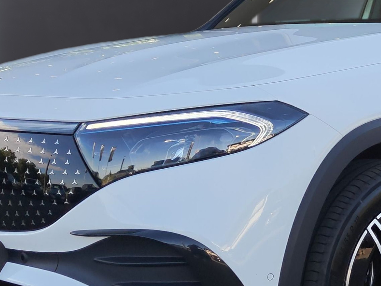 Getriebe: AutomatikgetriebeDetailangaben f&uuml;r XEV Fahrzeug: Batterietechnologie: Lithium-Ionen,  Nutzbare Batteriekapazit&auml;t: 70,0kWh,  Ladezeit (in Minuten): 465 (10% bis 100%),  Schnellladezeit (in Minuten): 35 (10% bis 80%)Ausstattungslinie: AMG Line Exterieur,  AMG Line InterieurAusstattungspakete: Winterpaket,  AMG Sportpaket,  Komfort Paket: Sitzkomfort-Paket,  Night-Paket,  Licht- und Sichtpaket,  SpiegelpaketAssistenzsysteme: Fernlichtassistent,  Aktiver Park-Assistent inkl. PARKTRONIC,  Surround-Kamerasystem: Park-Paket mit 360&deg;-Kamera,  DISTRONIC,  Berganfahrhilfe,  Spracheingabesystem,  M&uuml;digkeitserkennung,  Spurhalteassistent mit aktivem Lenk-Assistent,  Fahrerassistenzpaket,  COLLISION PREVENTION ASSIST,  Verkehrszeichenerkennung m. Geschwindigkeitslimit-Assistent,  GespannstabilisierungLicht und Sicht: LED-Scheinwerfer,  Tagfahrlicht,  Regensensor,  Automatisch abblendender Innenspiegel,  W&auml;rmeschutzverglasung,  Ambientebeleuchtung mehrfarbig,  LichtsensorAudio &amp; Kommunikation: MBUX,  Navigationssystem,  Radio,  Digitaler Radioempfang DAB,  Soundsystem,  USB Anschluss,  Mercedes connect me,  Handyvorbereitung Bluetooth,  Kabelloses Laden f&uuml;r Handys,  WLAN HotspotKomfort: Digitales Kombiinstrument,  Klimaautomatik,  Lordosenst&uuml;tze Fahrer/Beifahrer,  Sitzheizung Fahrer/Beifahrer,  Sportsitze,  Armauflage hinten,  Servolenkung,  Lenks&auml;ule verstellbar,  HANDS-FREE ACCESS,  Start-Stopp System,  Zentralver. mit Fernbedienung,  Fensterheber elektrisch,  EASY-PACK Heckklappe,  DYNAMIC SELECT,  Getr&auml;nkehalter vornInterieur: Sitze Kunstleder Ledernachbildung ARTICO / Mikrofaser MICROCUT schwarz,  Innenfarbe schwarz,  Multifunktions-Sport-/Lederlenkrad,  Lenkradheizung,  Bordcomputer,  Dekoreinlagen: 56H Zierelemente Star Pattern hinterleuchtet, 331 Zierelement hinterleuchtet,  Lenkrad-SchaltwippenExterieur: Anh&auml;ngerkupplung schwenkbar,  Tieferlegung: Komfortfahrwerk mit Tieferlegung,  Touchscreen Bedienung,  AMG Leichtmetallfelgen 18 Zoll,  Au&szlig;enspiegel elekt. anklappbar,  Reifenpannenset,  Notrufsystem,  Ladekabel Mode 3 (Typ 2/2),  Gleichstromladesystem (DC Laden),  StauassistentSicherheit: i-Size Kindersitzbefestigung,  Fu&szlig;g&auml;ngerschutzsystem,  Fahrer- /Beifahrerairbag,  Seitenairbag vorn und hinten,  Knieairbag Fahrer,  Traktionskontrolle,  Elektr. Stabilit&auml;tsprogramm ESP,  Reifendruckkontrolle,  Wegfahrsperre,  Au&szlig;entemperatur Anzeige,  Antiblockiersystem ABS,  Bremsverschlei&szlig;anzeige,  Proaktives Insassenschutzsystem,  Notbremsassistent,  Akustischer Umfeldschutz,  Totwinkel-AssistentWeitere Ausstattung: 2S0 Digitales Extra: Individualisierungs-Paket,  859 CENTRAL MEDIA DISPLAY,  BAF HV-Batterie 3P100S (L-Batteriegr&ouml;sse),  D0V Steuercode Demo Car,  Laderaum-Paket,  82B On-board AC-Lader bis 11 kW,  273 Ausstiegswarnfunktion,  39U Digitales Extra: Remote und Charging Services Premium,  321 Fingerabdrucksensor,  567 Fondsitze l&auml;ngs verstellbar,  DDC Steuercode Demo Car MIG,  PDB Advanced-Plus-Paket mit  Digitalen Extras,  B05 ECO Assistent,  Gebrauchtwagensiegel: Junge SterneSonstige Ma&szlig;e und Gewichte: Nutzlast: 435 kg,  zul&auml;ssiges Gesamtgewicht: 2.580 kg,  Radstand: 2.829 mmIrrt&uuml;mer und &Auml;nderungen vorbehalten