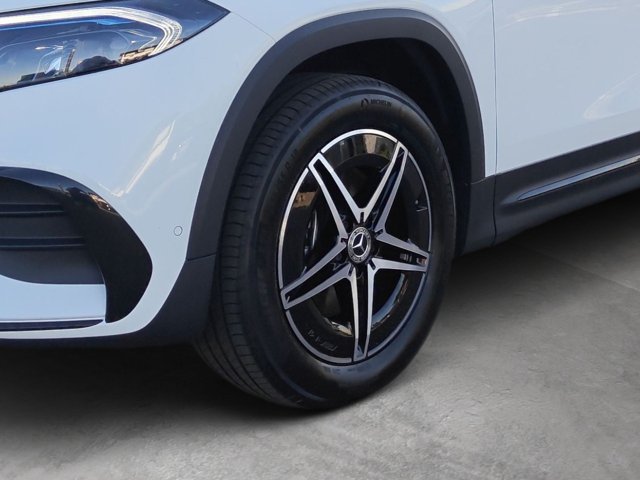 Getriebe: AutomatikgetriebeDetailangaben f&uuml;r XEV Fahrzeug: Batterietechnologie: Lithium-Ionen,  Nutzbare Batteriekapazit&auml;t: 70,0kWh,  Ladezeit (in Minuten): 465 (10% bis 100%),  Schnellladezeit (in Minuten): 35 (10% bis 80%)Ausstattungslinie: AMG Line Exterieur,  AMG Line InterieurAusstattungspakete: Winterpaket,  AMG Sportpaket,  Komfort Paket: Sitzkomfort-Paket,  Night-Paket,  Licht- und Sichtpaket,  SpiegelpaketAssistenzsysteme: Fernlichtassistent,  Aktiver Park-Assistent inkl. PARKTRONIC,  Surround-Kamerasystem: Park-Paket mit 360&deg;-Kamera,  DISTRONIC,  Berganfahrhilfe,  Spracheingabesystem,  M&uuml;digkeitserkennung,  Spurhalteassistent mit aktivem Lenk-Assistent,  Fahrerassistenzpaket,  COLLISION PREVENTION ASSIST,  Verkehrszeichenerkennung m. Geschwindigkeitslimit-Assistent,  GespannstabilisierungLicht und Sicht: LED-Scheinwerfer,  Tagfahrlicht,  Regensensor,  Automatisch abblendender Innenspiegel,  W&auml;rmeschutzverglasung,  Ambientebeleuchtung mehrfarbig,  LichtsensorAudio &amp; Kommunikation: MBUX,  Navigationssystem,  Radio,  Digitaler Radioempfang DAB,  Soundsystem,  USB Anschluss,  Mercedes connect me,  Handyvorbereitung Bluetooth,  Kabelloses Laden f&uuml;r Handys,  WLAN HotspotKomfort: Digitales Kombiinstrument,  Klimaautomatik,  Lordosenst&uuml;tze Fahrer/Beifahrer,  Sitzheizung Fahrer/Beifahrer,  Sportsitze,  Armauflage hinten,  Servolenkung,  Lenks&auml;ule verstellbar,  HANDS-FREE ACCESS,  Start-Stopp System,  Zentralver. mit Fernbedienung,  Fensterheber elektrisch,  EASY-PACK Heckklappe,  DYNAMIC SELECT,  Getr&auml;nkehalter vornInterieur: Sitze Kunstleder Ledernachbildung ARTICO / Mikrofaser MICROCUT schwarz,  Innenfarbe schwarz,  Multifunktions-Sport-/Lederlenkrad,  Lenkradheizung,  Bordcomputer,  Dekoreinlagen: 56H Zierelemente Star Pattern hinterleuchtet, 331 Zierelement hinterleuchtet,  Lenkrad-SchaltwippenExterieur: Anh&auml;ngerkupplung schwenkbar,  Tieferlegung: Komfortfahrwerk mit Tieferlegung,  Touchscreen Bedienung,  AMG Leichtmetallfelgen 18 Zoll,  Au&szlig;enspiegel elekt. anklappbar,  Reifenpannenset,  Notrufsystem,  Ladekabel Mode 3 (Typ 2/2),  Gleichstromladesystem (DC Laden),  StauassistentSicherheit: i-Size Kindersitzbefestigung,  Fu&szlig;g&auml;ngerschutzsystem,  Fahrer- /Beifahrerairbag,  Seitenairbag vorn und hinten,  Knieairbag Fahrer,  Traktionskontrolle,  Elektr. Stabilit&auml;tsprogramm ESP,  Reifendruckkontrolle,  Wegfahrsperre,  Au&szlig;entemperatur Anzeige,  Antiblockiersystem ABS,  Bremsverschlei&szlig;anzeige,  Proaktives Insassenschutzsystem,  Notbremsassistent,  Akustischer Umfeldschutz,  Totwinkel-AssistentWeitere Ausstattung: 2S0 Digitales Extra: Individualisierungs-Paket,  859 CENTRAL MEDIA DISPLAY,  BAF HV-Batterie 3P100S (L-Batteriegr&ouml;sse),  D0V Steuercode Demo Car,  Laderaum-Paket,  82B On-board AC-Lader bis 11 kW,  273 Ausstiegswarnfunktion,  39U Digitales Extra: Remote und Charging Services Premium,  321 Fingerabdrucksensor,  567 Fondsitze l&auml;ngs verstellbar,  DDC Steuercode Demo Car MIG,  PDB Advanced-Plus-Paket mit  Digitalen Extras,  B05 ECO Assistent,  Gebrauchtwagensiegel: Junge SterneSonstige Ma&szlig;e und Gewichte: Nutzlast: 435 kg,  zul&auml;ssiges Gesamtgewicht: 2.580 kg,  Radstand: 2.829 mmIrrt&uuml;mer und &Auml;nderungen vorbehalten
