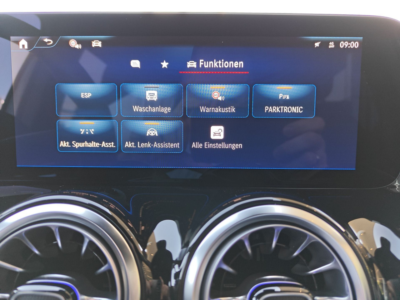 Getriebe: AutomatikgetriebeDetailangaben f&uuml;r XEV Fahrzeug: Batterietechnologie: Lithium-Ionen,  Nutzbare Batteriekapazit&auml;t: 70,0kWh,  Ladezeit (in Minuten): 465 (10% bis 100%),  Schnellladezeit (in Minuten): 35 (10% bis 80%)Ausstattungslinie: AMG Line Exterieur,  AMG Line InterieurAusstattungspakete: Winterpaket,  AMG Sportpaket,  Komfort Paket: Sitzkomfort-Paket,  Night-Paket,  Licht- und Sichtpaket,  SpiegelpaketAssistenzsysteme: Fernlichtassistent,  Aktiver Park-Assistent inkl. PARKTRONIC,  Surround-Kamerasystem: Park-Paket mit 360&deg;-Kamera,  DISTRONIC,  Berganfahrhilfe,  Spracheingabesystem,  M&uuml;digkeitserkennung,  Spurhalteassistent mit aktivem Lenk-Assistent,  Fahrerassistenzpaket,  COLLISION PREVENTION ASSIST,  Verkehrszeichenerkennung m. Geschwindigkeitslimit-Assistent,  GespannstabilisierungLicht und Sicht: LED-Scheinwerfer,  Tagfahrlicht,  Regensensor,  Automatisch abblendender Innenspiegel,  W&auml;rmeschutzverglasung,  Ambientebeleuchtung mehrfarbig,  LichtsensorAudio &amp; Kommunikation: MBUX,  Navigationssystem,  Radio,  Digitaler Radioempfang DAB,  Soundsystem,  USB Anschluss,  Mercedes connect me,  Handyvorbereitung Bluetooth,  Kabelloses Laden f&uuml;r Handys,  WLAN HotspotKomfort: Digitales Kombiinstrument,  Klimaautomatik,  Lordosenst&uuml;tze Fahrer/Beifahrer,  Sitzheizung Fahrer/Beifahrer,  Sportsitze,  Armauflage hinten,  Servolenkung,  Lenks&auml;ule verstellbar,  HANDS-FREE ACCESS,  Start-Stopp System,  Zentralver. mit Fernbedienung,  Fensterheber elektrisch,  EASY-PACK Heckklappe,  DYNAMIC SELECT,  Getr&auml;nkehalter vornInterieur: Sitze Kunstleder Ledernachbildung ARTICO / Mikrofaser MICROCUT schwarz,  Innenfarbe schwarz,  Multifunktions-Sport-/Lederlenkrad,  Lenkradheizung,  Bordcomputer,  Dekoreinlagen: 56H Zierelemente Star Pattern hinterleuchtet, 331 Zierelement hinterleuchtet,  Lenkrad-SchaltwippenExterieur: Anh&auml;ngerkupplung schwenkbar,  Tieferlegung: Komfortfahrwerk mit Tieferlegung,  Touchscreen Bedienung,  AMG Leichtmetallfelgen 18 Zoll,  Au&szlig;enspiegel elekt. anklappbar,  Reifenpannenset,  Notrufsystem,  Ladekabel Mode 3 (Typ 2/2),  Gleichstromladesystem (DC Laden),  StauassistentSicherheit: i-Size Kindersitzbefestigung,  Fu&szlig;g&auml;ngerschutzsystem,  Fahrer- /Beifahrerairbag,  Seitenairbag vorn und hinten,  Knieairbag Fahrer,  Traktionskontrolle,  Elektr. Stabilit&auml;tsprogramm ESP,  Reifendruckkontrolle,  Wegfahrsperre,  Au&szlig;entemperatur Anzeige,  Antiblockiersystem ABS,  Bremsverschlei&szlig;anzeige,  Proaktives Insassenschutzsystem,  Notbremsassistent,  Akustischer Umfeldschutz,  Totwinkel-AssistentWeitere Ausstattung: 2S0 Digitales Extra: Individualisierungs-Paket,  859 CENTRAL MEDIA DISPLAY,  BAF HV-Batterie 3P100S (L-Batteriegr&ouml;sse),  D0V Steuercode Demo Car,  Laderaum-Paket,  82B On-board AC-Lader bis 11 kW,  273 Ausstiegswarnfunktion,  39U Digitales Extra: Remote und Charging Services Premium,  321 Fingerabdrucksensor,  567 Fondsitze l&auml;ngs verstellbar,  DDC Steuercode Demo Car MIG,  PDB Advanced-Plus-Paket mit  Digitalen Extras,  B05 ECO Assistent,  Gebrauchtwagensiegel: Junge SterneSonstige Ma&szlig;e und Gewichte: Nutzlast: 435 kg,  zul&auml;ssiges Gesamtgewicht: 2.580 kg,  Radstand: 2.829 mmIrrt&uuml;mer und &Auml;nderungen vorbehalten