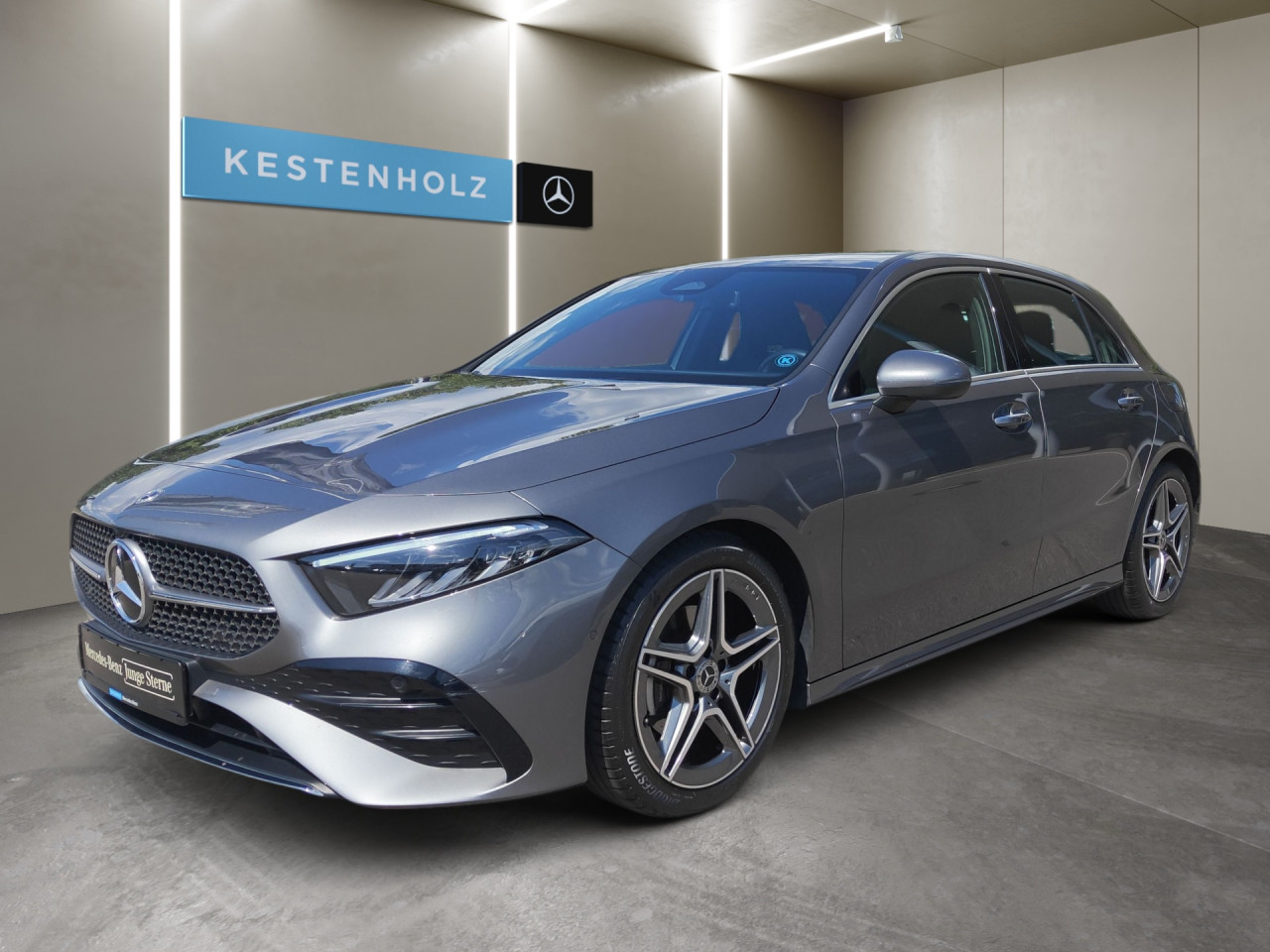 Getriebe: Automatikgetriebe 7G-DCT, 7 G&auml;ngeAusstattungslinie: AMG Line Exterieur: Advanced Plus,  AMG Line InterieurAusstattungspakete: Winterpaket,  AMG Sportpaket,  Komfort Paket: Sitzkomfort-Paket,  Licht- und Sichtpaket,  SpiegelpaketAssistenzsysteme: Fernlichtassistent,  Aktiver Park-Assistent inkl. PARKTRONIC,  R&uuml;ckfahrkamera,  Fahrlichtautomatik,  Berganfahrhilfe,  Spracheingabesystem,  M&uuml;digkeitserkennung,  Spurhalteassistent,  Bremsassistent,  COLLISION PREVENTION ASSIST,  ATTENTION ASSIST,  VerkehrszeichenerkennungLicht und Sicht: LED-Scheinwerfer,  Tagfahrlicht,  Regensensor,  Automatisch abblendender Innenspiegel,  Ambientebeleuchtung mehrfarbig,  LichtsensorAudio &amp; Kommunikation: MBUX,  Navigationssystem,  Radio,  Digitaler Radioempfang DAB,  USB Anschluss,  Mercedes connect me,  Handyvorbereitung Bluetooth,  Android Auto u. Apple CarPlay,  Kabelloses Laden f&uuml;r Handys,  WLAN HotspotKomfort: Digitales Kombiinstrument,  Klimaautomatik,  Fahrersitz h&ouml;henverstellbar,  Lordosenst&uuml;tze Fahrer/Beifahrer,  Sitzheizung Fahrer/Beifahrer,  Sportsitze,  Armauflage hinten,  Direktlenkung,  Lenks&auml;ule verstellbar,  Keyless-Go,  Auto Start Stop Funktion,  Zentralver. mit Fernbedienung,  Fensterheber elektrisch,  Kopfst&uuml;tzen vorn und hinten,  DYNAMIC SELECT,  Getr&auml;nkehalter vornInterieur: Sitze Kunstleder Ledernachbildung ARTICO / Mikrofaser MICROCUT schwarz,  Innenfarbe schwarz,  Multifunktions-Sport-/Lederlenkrad,  Lenkradheizung,  Bordcomputer,  R&uuml;cksitze klappbar,  Bodenbelag Teppich,  Lenkrad-SchaltwippenExterieur: Tieferlegung: Komfortfahrwerk mit Tieferlegung,  Touchscreen Bedienung,  Sportbremsanlage,  AMG Leichtmetallfelgen 18 Zoll,  Au&szlig;enspiegel elekt. anklappbar,  Reifenpannenset,  NotrufsystemSicherheit: i-Size Kindersitzbefestigung,  Fu&szlig;g&auml;ngerschutzsystem,  Fahrer- /Beifahrerairbag,  Seitenairbag vorn,  Knieairbag Fahrer,  Traktionskontrolle,  Elektr. Stabilit&auml;tsprogramm ESP,  Reifendruckkontrolle,  Wegfahrsperre,  Au&szlig;entemperatur Anzeige,  Antiblockiersystem ABS,  Bremsverschlei&szlig;anzeige,  NotbremsassistentWeitere Ausstattung: 2S0 Digitales Extra: Individualisierungs-Paket,  PDB Advanced-Plus-Paket mit  Digitalen Extras,  321 Fingerabdrucksensor,  859 CENTRAL MEDIA DISPLAY,  Laderaum-Paket,  Gebrauchtwagensiegel: Junge SterneSonstige Ma&szlig;e und Gewichte: Nutzlast: 480 kg,  zul&auml;ssiges Gesamtgewicht: 1.865 kg,  Radstand: 2.729 mmIrrt&uuml;mer und &Auml;nderungen vorbehalten