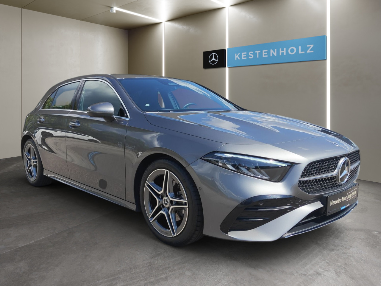 Getriebe: Automatikgetriebe 7G-DCT, 7 G&auml;ngeAusstattungslinie: AMG Line Exterieur: Advanced Plus,  AMG Line InterieurAusstattungspakete: Winterpaket,  AMG Sportpaket,  Komfort Paket: Sitzkomfort-Paket,  Licht- und Sichtpaket,  SpiegelpaketAssistenzsysteme: Fernlichtassistent,  Aktiver Park-Assistent inkl. PARKTRONIC,  R&uuml;ckfahrkamera,  Fahrlichtautomatik,  Berganfahrhilfe,  Spracheingabesystem,  M&uuml;digkeitserkennung,  Spurhalteassistent,  Bremsassistent,  COLLISION PREVENTION ASSIST,  ATTENTION ASSIST,  VerkehrszeichenerkennungLicht und Sicht: LED-Scheinwerfer,  Tagfahrlicht,  Regensensor,  Automatisch abblendender Innenspiegel,  Ambientebeleuchtung mehrfarbig,  LichtsensorAudio &amp; Kommunikation: MBUX,  Navigationssystem,  Radio,  Digitaler Radioempfang DAB,  USB Anschluss,  Mercedes connect me,  Handyvorbereitung Bluetooth,  Android Auto u. Apple CarPlay,  Kabelloses Laden f&uuml;r Handys,  WLAN HotspotKomfort: Digitales Kombiinstrument,  Klimaautomatik,  Fahrersitz h&ouml;henverstellbar,  Lordosenst&uuml;tze Fahrer/Beifahrer,  Sitzheizung Fahrer/Beifahrer,  Sportsitze,  Armauflage hinten,  Direktlenkung,  Lenks&auml;ule verstellbar,  Keyless-Go,  Auto Start Stop Funktion,  Zentralver. mit Fernbedienung,  Fensterheber elektrisch,  Kopfst&uuml;tzen vorn und hinten,  DYNAMIC SELECT,  Getr&auml;nkehalter vornInterieur: Sitze Kunstleder Ledernachbildung ARTICO / Mikrofaser MICROCUT schwarz,  Innenfarbe schwarz,  Multifunktions-Sport-/Lederlenkrad,  Lenkradheizung,  Bordcomputer,  R&uuml;cksitze klappbar,  Bodenbelag Teppich,  Lenkrad-SchaltwippenExterieur: Tieferlegung: Komfortfahrwerk mit Tieferlegung,  Touchscreen Bedienung,  Sportbremsanlage,  AMG Leichtmetallfelgen 18 Zoll,  Au&szlig;enspiegel elekt. anklappbar,  Reifenpannenset,  NotrufsystemSicherheit: i-Size Kindersitzbefestigung,  Fu&szlig;g&auml;ngerschutzsystem,  Fahrer- /Beifahrerairbag,  Seitenairbag vorn,  Knieairbag Fahrer,  Traktionskontrolle,  Elektr. Stabilit&auml;tsprogramm ESP,  Reifendruckkontrolle,  Wegfahrsperre,  Au&szlig;entemperatur Anzeige,  Antiblockiersystem ABS,  Bremsverschlei&szlig;anzeige,  NotbremsassistentWeitere Ausstattung: 2S0 Digitales Extra: Individualisierungs-Paket,  PDB Advanced-Plus-Paket mit  Digitalen Extras,  321 Fingerabdrucksensor,  859 CENTRAL MEDIA DISPLAY,  Laderaum-Paket,  Gebrauchtwagensiegel: Junge SterneSonstige Ma&szlig;e und Gewichte: Nutzlast: 480 kg,  zul&auml;ssiges Gesamtgewicht: 1.865 kg,  Radstand: 2.729 mmIrrt&uuml;mer und &Auml;nderungen vorbehalten