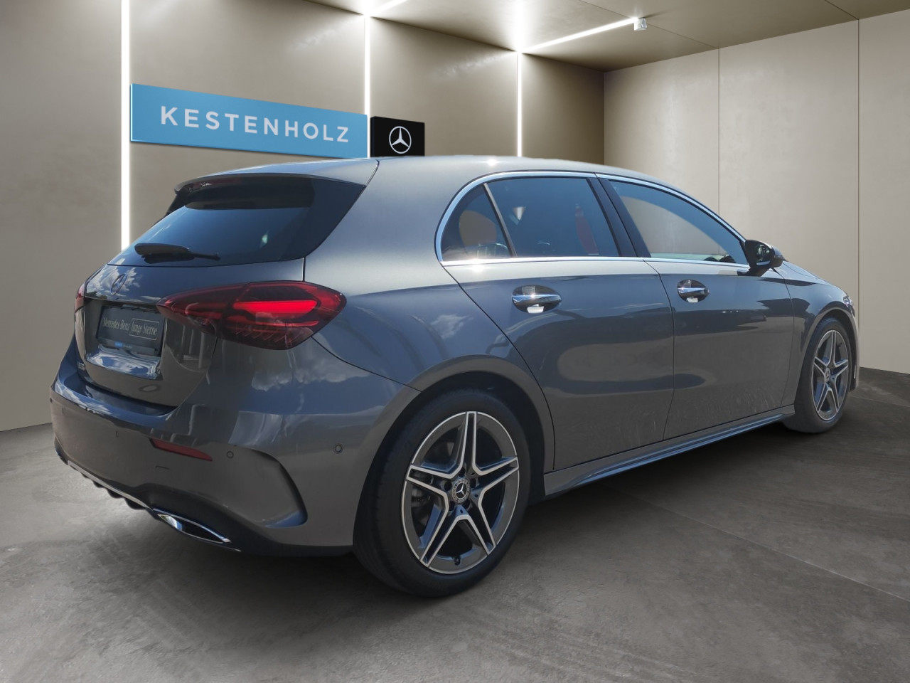 Getriebe: Automatikgetriebe 7G-DCT, 7 G&auml;ngeAusstattungslinie: AMG Line Exterieur: Advanced Plus,  AMG Line InterieurAusstattungspakete: Winterpaket,  AMG Sportpaket,  Komfort Paket: Sitzkomfort-Paket,  Licht- und Sichtpaket,  SpiegelpaketAssistenzsysteme: Fernlichtassistent,  Aktiver Park-Assistent inkl. PARKTRONIC,  R&uuml;ckfahrkamera,  Fahrlichtautomatik,  Berganfahrhilfe,  Spracheingabesystem,  M&uuml;digkeitserkennung,  Spurhalteassistent,  Bremsassistent,  COLLISION PREVENTION ASSIST,  ATTENTION ASSIST,  VerkehrszeichenerkennungLicht und Sicht: LED-Scheinwerfer,  Tagfahrlicht,  Regensensor,  Automatisch abblendender Innenspiegel,  Ambientebeleuchtung mehrfarbig,  LichtsensorAudio &amp; Kommunikation: MBUX,  Navigationssystem,  Radio,  Digitaler Radioempfang DAB,  USB Anschluss,  Mercedes connect me,  Handyvorbereitung Bluetooth,  Android Auto u. Apple CarPlay,  Kabelloses Laden f&uuml;r Handys,  WLAN HotspotKomfort: Digitales Kombiinstrument,  Klimaautomatik,  Fahrersitz h&ouml;henverstellbar,  Lordosenst&uuml;tze Fahrer/Beifahrer,  Sitzheizung Fahrer/Beifahrer,  Sportsitze,  Armauflage hinten,  Direktlenkung,  Lenks&auml;ule verstellbar,  Keyless-Go,  Auto Start Stop Funktion,  Zentralver. mit Fernbedienung,  Fensterheber elektrisch,  Kopfst&uuml;tzen vorn und hinten,  DYNAMIC SELECT,  Getr&auml;nkehalter vornInterieur: Sitze Kunstleder Ledernachbildung ARTICO / Mikrofaser MICROCUT schwarz,  Innenfarbe schwarz,  Multifunktions-Sport-/Lederlenkrad,  Lenkradheizung,  Bordcomputer,  R&uuml;cksitze klappbar,  Bodenbelag Teppich,  Lenkrad-SchaltwippenExterieur: Tieferlegung: Komfortfahrwerk mit Tieferlegung,  Touchscreen Bedienung,  Sportbremsanlage,  AMG Leichtmetallfelgen 18 Zoll,  Au&szlig;enspiegel elekt. anklappbar,  Reifenpannenset,  NotrufsystemSicherheit: i-Size Kindersitzbefestigung,  Fu&szlig;g&auml;ngerschutzsystem,  Fahrer- /Beifahrerairbag,  Seitenairbag vorn,  Knieairbag Fahrer,  Traktionskontrolle,  Elektr. Stabilit&auml;tsprogramm ESP,  Reifendruckkontrolle,  Wegfahrsperre,  Au&szlig;entemperatur Anzeige,  Antiblockiersystem ABS,  Bremsverschlei&szlig;anzeige,  NotbremsassistentWeitere Ausstattung: 2S0 Digitales Extra: Individualisierungs-Paket,  PDB Advanced-Plus-Paket mit  Digitalen Extras,  321 Fingerabdrucksensor,  859 CENTRAL MEDIA DISPLAY,  Laderaum-Paket,  Gebrauchtwagensiegel: Junge SterneSonstige Ma&szlig;e und Gewichte: Nutzlast: 480 kg,  zul&auml;ssiges Gesamtgewicht: 1.865 kg,  Radstand: 2.729 mmIrrt&uuml;mer und &Auml;nderungen vorbehalten
