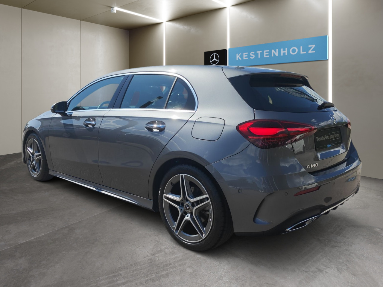 Getriebe: Automatikgetriebe 7G-DCT, 7 G&auml;ngeAusstattungslinie: AMG Line Exterieur: Advanced Plus,  AMG Line InterieurAusstattungspakete: Winterpaket,  AMG Sportpaket,  Komfort Paket: Sitzkomfort-Paket,  Licht- und Sichtpaket,  SpiegelpaketAssistenzsysteme: Fernlichtassistent,  Aktiver Park-Assistent inkl. PARKTRONIC,  R&uuml;ckfahrkamera,  Fahrlichtautomatik,  Berganfahrhilfe,  Spracheingabesystem,  M&uuml;digkeitserkennung,  Spurhalteassistent,  Bremsassistent,  COLLISION PREVENTION ASSIST,  ATTENTION ASSIST,  VerkehrszeichenerkennungLicht und Sicht: LED-Scheinwerfer,  Tagfahrlicht,  Regensensor,  Automatisch abblendender Innenspiegel,  Ambientebeleuchtung mehrfarbig,  LichtsensorAudio &amp; Kommunikation: MBUX,  Navigationssystem,  Radio,  Digitaler Radioempfang DAB,  USB Anschluss,  Mercedes connect me,  Handyvorbereitung Bluetooth,  Android Auto u. Apple CarPlay,  Kabelloses Laden f&uuml;r Handys,  WLAN HotspotKomfort: Digitales Kombiinstrument,  Klimaautomatik,  Fahrersitz h&ouml;henverstellbar,  Lordosenst&uuml;tze Fahrer/Beifahrer,  Sitzheizung Fahrer/Beifahrer,  Sportsitze,  Armauflage hinten,  Direktlenkung,  Lenks&auml;ule verstellbar,  Keyless-Go,  Auto Start Stop Funktion,  Zentralver. mit Fernbedienung,  Fensterheber elektrisch,  Kopfst&uuml;tzen vorn und hinten,  DYNAMIC SELECT,  Getr&auml;nkehalter vornInterieur: Sitze Kunstleder Ledernachbildung ARTICO / Mikrofaser MICROCUT schwarz,  Innenfarbe schwarz,  Multifunktions-Sport-/Lederlenkrad,  Lenkradheizung,  Bordcomputer,  R&uuml;cksitze klappbar,  Bodenbelag Teppich,  Lenkrad-SchaltwippenExterieur: Tieferlegung: Komfortfahrwerk mit Tieferlegung,  Touchscreen Bedienung,  Sportbremsanlage,  AMG Leichtmetallfelgen 18 Zoll,  Au&szlig;enspiegel elekt. anklappbar,  Reifenpannenset,  NotrufsystemSicherheit: i-Size Kindersitzbefestigung,  Fu&szlig;g&auml;ngerschutzsystem,  Fahrer- /Beifahrerairbag,  Seitenairbag vorn,  Knieairbag Fahrer,  Traktionskontrolle,  Elektr. Stabilit&auml;tsprogramm ESP,  Reifendruckkontrolle,  Wegfahrsperre,  Au&szlig;entemperatur Anzeige,  Antiblockiersystem ABS,  Bremsverschlei&szlig;anzeige,  NotbremsassistentWeitere Ausstattung: 2S0 Digitales Extra: Individualisierungs-Paket,  PDB Advanced-Plus-Paket mit  Digitalen Extras,  321 Fingerabdrucksensor,  859 CENTRAL MEDIA DISPLAY,  Laderaum-Paket,  Gebrauchtwagensiegel: Junge SterneSonstige Ma&szlig;e und Gewichte: Nutzlast: 480 kg,  zul&auml;ssiges Gesamtgewicht: 1.865 kg,  Radstand: 2.729 mmIrrt&uuml;mer und &Auml;nderungen vorbehalten