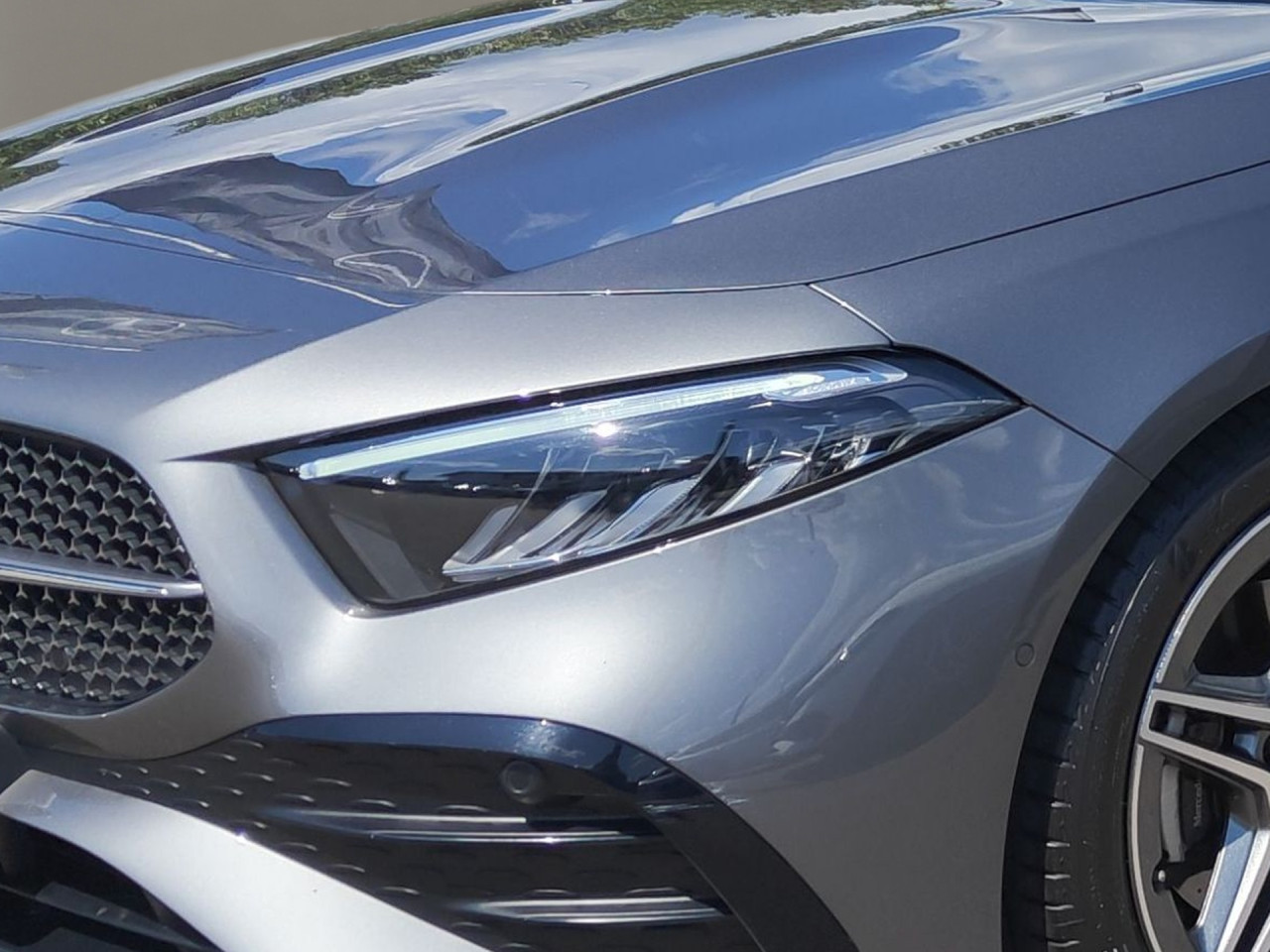 Getriebe: Automatikgetriebe 7G-DCT, 7 G&auml;ngeAusstattungslinie: AMG Line Exterieur: Advanced Plus,  AMG Line InterieurAusstattungspakete: Winterpaket,  AMG Sportpaket,  Komfort Paket: Sitzkomfort-Paket,  Licht- und Sichtpaket,  SpiegelpaketAssistenzsysteme: Fernlichtassistent,  Aktiver Park-Assistent inkl. PARKTRONIC,  R&uuml;ckfahrkamera,  Fahrlichtautomatik,  Berganfahrhilfe,  Spracheingabesystem,  M&uuml;digkeitserkennung,  Spurhalteassistent,  Bremsassistent,  COLLISION PREVENTION ASSIST,  ATTENTION ASSIST,  VerkehrszeichenerkennungLicht und Sicht: LED-Scheinwerfer,  Tagfahrlicht,  Regensensor,  Automatisch abblendender Innenspiegel,  Ambientebeleuchtung mehrfarbig,  LichtsensorAudio &amp; Kommunikation: MBUX,  Navigationssystem,  Radio,  Digitaler Radioempfang DAB,  USB Anschluss,  Mercedes connect me,  Handyvorbereitung Bluetooth,  Android Auto u. Apple CarPlay,  Kabelloses Laden f&uuml;r Handys,  WLAN HotspotKomfort: Digitales Kombiinstrument,  Klimaautomatik,  Fahrersitz h&ouml;henverstellbar,  Lordosenst&uuml;tze Fahrer/Beifahrer,  Sitzheizung Fahrer/Beifahrer,  Sportsitze,  Armauflage hinten,  Direktlenkung,  Lenks&auml;ule verstellbar,  Keyless-Go,  Auto Start Stop Funktion,  Zentralver. mit Fernbedienung,  Fensterheber elektrisch,  Kopfst&uuml;tzen vorn und hinten,  DYNAMIC SELECT,  Getr&auml;nkehalter vornInterieur: Sitze Kunstleder Ledernachbildung ARTICO / Mikrofaser MICROCUT schwarz,  Innenfarbe schwarz,  Multifunktions-Sport-/Lederlenkrad,  Lenkradheizung,  Bordcomputer,  R&uuml;cksitze klappbar,  Bodenbelag Teppich,  Lenkrad-SchaltwippenExterieur: Tieferlegung: Komfortfahrwerk mit Tieferlegung,  Touchscreen Bedienung,  Sportbremsanlage,  AMG Leichtmetallfelgen 18 Zoll,  Au&szlig;enspiegel elekt. anklappbar,  Reifenpannenset,  NotrufsystemSicherheit: i-Size Kindersitzbefestigung,  Fu&szlig;g&auml;ngerschutzsystem,  Fahrer- /Beifahrerairbag,  Seitenairbag vorn,  Knieairbag Fahrer,  Traktionskontrolle,  Elektr. Stabilit&auml;tsprogramm ESP,  Reifendruckkontrolle,  Wegfahrsperre,  Au&szlig;entemperatur Anzeige,  Antiblockiersystem ABS,  Bremsverschlei&szlig;anzeige,  NotbremsassistentWeitere Ausstattung: 2S0 Digitales Extra: Individualisierungs-Paket,  PDB Advanced-Plus-Paket mit  Digitalen Extras,  321 Fingerabdrucksensor,  859 CENTRAL MEDIA DISPLAY,  Laderaum-Paket,  Gebrauchtwagensiegel: Junge SterneSonstige Ma&szlig;e und Gewichte: Nutzlast: 480 kg,  zul&auml;ssiges Gesamtgewicht: 1.865 kg,  Radstand: 2.729 mmIrrt&uuml;mer und &Auml;nderungen vorbehalten