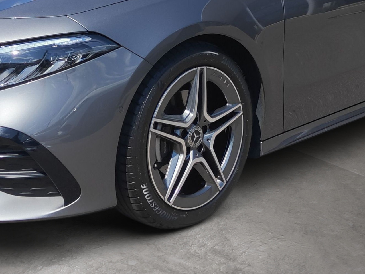 Getriebe: Automatikgetriebe 7G-DCT, 7 G&auml;ngeAusstattungslinie: AMG Line Exterieur: Advanced Plus,  AMG Line InterieurAusstattungspakete: Winterpaket,  AMG Sportpaket,  Komfort Paket: Sitzkomfort-Paket,  Licht- und Sichtpaket,  SpiegelpaketAssistenzsysteme: Fernlichtassistent,  Aktiver Park-Assistent inkl. PARKTRONIC,  R&uuml;ckfahrkamera,  Fahrlichtautomatik,  Berganfahrhilfe,  Spracheingabesystem,  M&uuml;digkeitserkennung,  Spurhalteassistent,  Bremsassistent,  COLLISION PREVENTION ASSIST,  ATTENTION ASSIST,  VerkehrszeichenerkennungLicht und Sicht: LED-Scheinwerfer,  Tagfahrlicht,  Regensensor,  Automatisch abblendender Innenspiegel,  Ambientebeleuchtung mehrfarbig,  LichtsensorAudio &amp; Kommunikation: MBUX,  Navigationssystem,  Radio,  Digitaler Radioempfang DAB,  USB Anschluss,  Mercedes connect me,  Handyvorbereitung Bluetooth,  Android Auto u. Apple CarPlay,  Kabelloses Laden f&uuml;r Handys,  WLAN HotspotKomfort: Digitales Kombiinstrument,  Klimaautomatik,  Fahrersitz h&ouml;henverstellbar,  Lordosenst&uuml;tze Fahrer/Beifahrer,  Sitzheizung Fahrer/Beifahrer,  Sportsitze,  Armauflage hinten,  Direktlenkung,  Lenks&auml;ule verstellbar,  Keyless-Go,  Auto Start Stop Funktion,  Zentralver. mit Fernbedienung,  Fensterheber elektrisch,  Kopfst&uuml;tzen vorn und hinten,  DYNAMIC SELECT,  Getr&auml;nkehalter vornInterieur: Sitze Kunstleder Ledernachbildung ARTICO / Mikrofaser MICROCUT schwarz,  Innenfarbe schwarz,  Multifunktions-Sport-/Lederlenkrad,  Lenkradheizung,  Bordcomputer,  R&uuml;cksitze klappbar,  Bodenbelag Teppich,  Lenkrad-SchaltwippenExterieur: Tieferlegung: Komfortfahrwerk mit Tieferlegung,  Touchscreen Bedienung,  Sportbremsanlage,  AMG Leichtmetallfelgen 18 Zoll,  Au&szlig;enspiegel elekt. anklappbar,  Reifenpannenset,  NotrufsystemSicherheit: i-Size Kindersitzbefestigung,  Fu&szlig;g&auml;ngerschutzsystem,  Fahrer- /Beifahrerairbag,  Seitenairbag vorn,  Knieairbag Fahrer,  Traktionskontrolle,  Elektr. Stabilit&auml;tsprogramm ESP,  Reifendruckkontrolle,  Wegfahrsperre,  Au&szlig;entemperatur Anzeige,  Antiblockiersystem ABS,  Bremsverschlei&szlig;anzeige,  NotbremsassistentWeitere Ausstattung: 2S0 Digitales Extra: Individualisierungs-Paket,  PDB Advanced-Plus-Paket mit  Digitalen Extras,  321 Fingerabdrucksensor,  859 CENTRAL MEDIA DISPLAY,  Laderaum-Paket,  Gebrauchtwagensiegel: Junge SterneSonstige Ma&szlig;e und Gewichte: Nutzlast: 480 kg,  zul&auml;ssiges Gesamtgewicht: 1.865 kg,  Radstand: 2.729 mmIrrt&uuml;mer und &Auml;nderungen vorbehalten