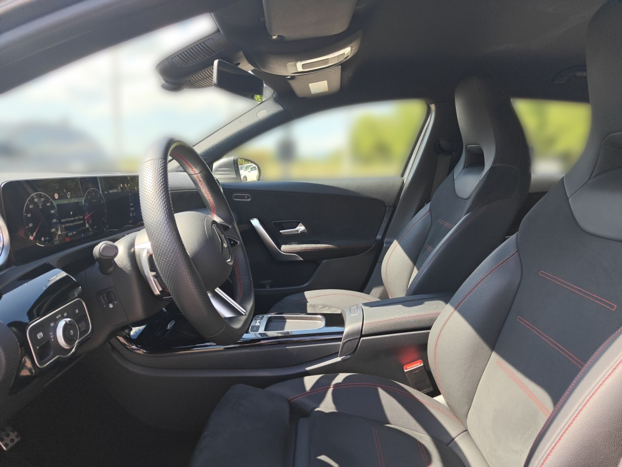 Getriebe: Automatikgetriebe 7G-DCT, 7 G&auml;ngeAusstattungslinie: AMG Line Exterieur: Advanced Plus,  AMG Line InterieurAusstattungspakete: Winterpaket,  AMG Sportpaket,  Komfort Paket: Sitzkomfort-Paket,  Licht- und Sichtpaket,  SpiegelpaketAssistenzsysteme: Fernlichtassistent,  Aktiver Park-Assistent inkl. PARKTRONIC,  R&uuml;ckfahrkamera,  Fahrlichtautomatik,  Berganfahrhilfe,  Spracheingabesystem,  M&uuml;digkeitserkennung,  Spurhalteassistent,  Bremsassistent,  COLLISION PREVENTION ASSIST,  ATTENTION ASSIST,  VerkehrszeichenerkennungLicht und Sicht: LED-Scheinwerfer,  Tagfahrlicht,  Regensensor,  Automatisch abblendender Innenspiegel,  Ambientebeleuchtung mehrfarbig,  LichtsensorAudio &amp; Kommunikation: MBUX,  Navigationssystem,  Radio,  Digitaler Radioempfang DAB,  USB Anschluss,  Mercedes connect me,  Handyvorbereitung Bluetooth,  Android Auto u. Apple CarPlay,  Kabelloses Laden f&uuml;r Handys,  WLAN HotspotKomfort: Digitales Kombiinstrument,  Klimaautomatik,  Fahrersitz h&ouml;henverstellbar,  Lordosenst&uuml;tze Fahrer/Beifahrer,  Sitzheizung Fahrer/Beifahrer,  Sportsitze,  Armauflage hinten,  Direktlenkung,  Lenks&auml;ule verstellbar,  Keyless-Go,  Auto Start Stop Funktion,  Zentralver. mit Fernbedienung,  Fensterheber elektrisch,  Kopfst&uuml;tzen vorn und hinten,  DYNAMIC SELECT,  Getr&auml;nkehalter vornInterieur: Sitze Kunstleder Ledernachbildung ARTICO / Mikrofaser MICROCUT schwarz,  Innenfarbe schwarz,  Multifunktions-Sport-/Lederlenkrad,  Lenkradheizung,  Bordcomputer,  R&uuml;cksitze klappbar,  Bodenbelag Teppich,  Lenkrad-SchaltwippenExterieur: Tieferlegung: Komfortfahrwerk mit Tieferlegung,  Touchscreen Bedienung,  Sportbremsanlage,  AMG Leichtmetallfelgen 18 Zoll,  Au&szlig;enspiegel elekt. anklappbar,  Reifenpannenset,  NotrufsystemSicherheit: i-Size Kindersitzbefestigung,  Fu&szlig;g&auml;ngerschutzsystem,  Fahrer- /Beifahrerairbag,  Seitenairbag vorn,  Knieairbag Fahrer,  Traktionskontrolle,  Elektr. Stabilit&auml;tsprogramm ESP,  Reifendruckkontrolle,  Wegfahrsperre,  Au&szlig;entemperatur Anzeige,  Antiblockiersystem ABS,  Bremsverschlei&szlig;anzeige,  NotbremsassistentWeitere Ausstattung: 2S0 Digitales Extra: Individualisierungs-Paket,  PDB Advanced-Plus-Paket mit  Digitalen Extras,  321 Fingerabdrucksensor,  859 CENTRAL MEDIA DISPLAY,  Laderaum-Paket,  Gebrauchtwagensiegel: Junge SterneSonstige Ma&szlig;e und Gewichte: Nutzlast: 480 kg,  zul&auml;ssiges Gesamtgewicht: 1.865 kg,  Radstand: 2.729 mmIrrt&uuml;mer und &Auml;nderungen vorbehalten