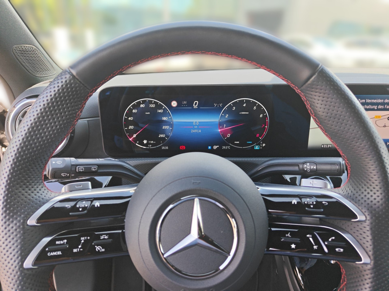 Getriebe: Automatikgetriebe 7G-DCT, 7 G&auml;ngeAusstattungslinie: AMG Line Exterieur: Advanced Plus,  AMG Line InterieurAusstattungspakete: Winterpaket,  AMG Sportpaket,  Komfort Paket: Sitzkomfort-Paket,  Licht- und Sichtpaket,  SpiegelpaketAssistenzsysteme: Fernlichtassistent,  Aktiver Park-Assistent inkl. PARKTRONIC,  R&uuml;ckfahrkamera,  Fahrlichtautomatik,  Berganfahrhilfe,  Spracheingabesystem,  M&uuml;digkeitserkennung,  Spurhalteassistent,  Bremsassistent,  COLLISION PREVENTION ASSIST,  ATTENTION ASSIST,  VerkehrszeichenerkennungLicht und Sicht: LED-Scheinwerfer,  Tagfahrlicht,  Regensensor,  Automatisch abblendender Innenspiegel,  Ambientebeleuchtung mehrfarbig,  LichtsensorAudio &amp; Kommunikation: MBUX,  Navigationssystem,  Radio,  Digitaler Radioempfang DAB,  USB Anschluss,  Mercedes connect me,  Handyvorbereitung Bluetooth,  Android Auto u. Apple CarPlay,  Kabelloses Laden f&uuml;r Handys,  WLAN HotspotKomfort: Digitales Kombiinstrument,  Klimaautomatik,  Fahrersitz h&ouml;henverstellbar,  Lordosenst&uuml;tze Fahrer/Beifahrer,  Sitzheizung Fahrer/Beifahrer,  Sportsitze,  Armauflage hinten,  Direktlenkung,  Lenks&auml;ule verstellbar,  Keyless-Go,  Auto Start Stop Funktion,  Zentralver. mit Fernbedienung,  Fensterheber elektrisch,  Kopfst&uuml;tzen vorn und hinten,  DYNAMIC SELECT,  Getr&auml;nkehalter vornInterieur: Sitze Kunstleder Ledernachbildung ARTICO / Mikrofaser MICROCUT schwarz,  Innenfarbe schwarz,  Multifunktions-Sport-/Lederlenkrad,  Lenkradheizung,  Bordcomputer,  R&uuml;cksitze klappbar,  Bodenbelag Teppich,  Lenkrad-SchaltwippenExterieur: Tieferlegung: Komfortfahrwerk mit Tieferlegung,  Touchscreen Bedienung,  Sportbremsanlage,  AMG Leichtmetallfelgen 18 Zoll,  Au&szlig;enspiegel elekt. anklappbar,  Reifenpannenset,  NotrufsystemSicherheit: i-Size Kindersitzbefestigung,  Fu&szlig;g&auml;ngerschutzsystem,  Fahrer- /Beifahrerairbag,  Seitenairbag vorn,  Knieairbag Fahrer,  Traktionskontrolle,  Elektr. Stabilit&auml;tsprogramm ESP,  Reifendruckkontrolle,  Wegfahrsperre,  Au&szlig;entemperatur Anzeige,  Antiblockiersystem ABS,  Bremsverschlei&szlig;anzeige,  NotbremsassistentWeitere Ausstattung: 2S0 Digitales Extra: Individualisierungs-Paket,  PDB Advanced-Plus-Paket mit  Digitalen Extras,  321 Fingerabdrucksensor,  859 CENTRAL MEDIA DISPLAY,  Laderaum-Paket,  Gebrauchtwagensiegel: Junge SterneSonstige Ma&szlig;e und Gewichte: Nutzlast: 480 kg,  zul&auml;ssiges Gesamtgewicht: 1.865 kg,  Radstand: 2.729 mmIrrt&uuml;mer und &Auml;nderungen vorbehalten
