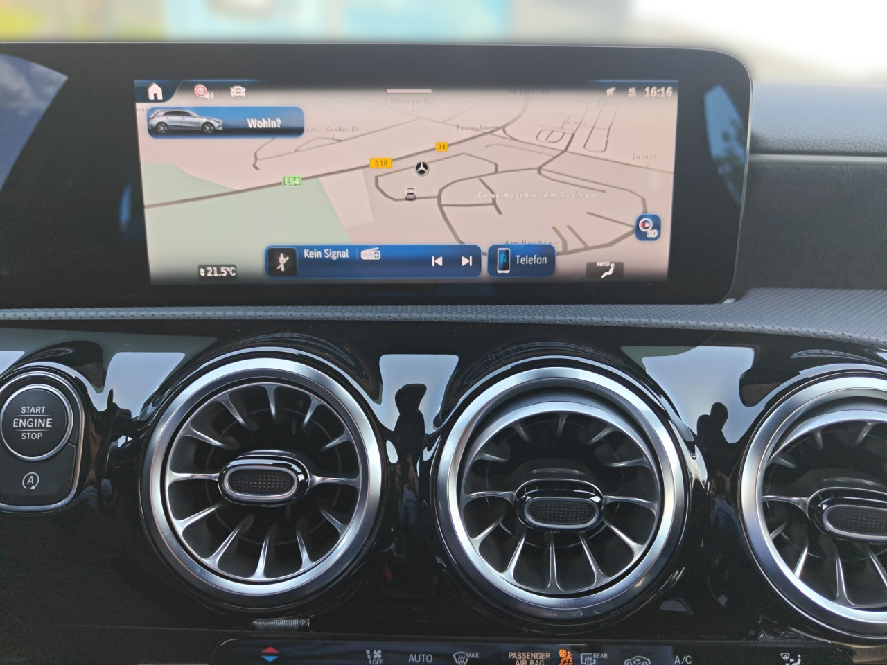 Getriebe: Automatikgetriebe 7G-DCT, 7 G&auml;ngeAusstattungslinie: AMG Line Exterieur: Advanced Plus,  AMG Line InterieurAusstattungspakete: Winterpaket,  AMG Sportpaket,  Komfort Paket: Sitzkomfort-Paket,  Licht- und Sichtpaket,  SpiegelpaketAssistenzsysteme: Fernlichtassistent,  Aktiver Park-Assistent inkl. PARKTRONIC,  R&uuml;ckfahrkamera,  Fahrlichtautomatik,  Berganfahrhilfe,  Spracheingabesystem,  M&uuml;digkeitserkennung,  Spurhalteassistent,  Bremsassistent,  COLLISION PREVENTION ASSIST,  ATTENTION ASSIST,  VerkehrszeichenerkennungLicht und Sicht: LED-Scheinwerfer,  Tagfahrlicht,  Regensensor,  Automatisch abblendender Innenspiegel,  Ambientebeleuchtung mehrfarbig,  LichtsensorAudio &amp; Kommunikation: MBUX,  Navigationssystem,  Radio,  Digitaler Radioempfang DAB,  USB Anschluss,  Mercedes connect me,  Handyvorbereitung Bluetooth,  Android Auto u. Apple CarPlay,  Kabelloses Laden f&uuml;r Handys,  WLAN HotspotKomfort: Digitales Kombiinstrument,  Klimaautomatik,  Fahrersitz h&ouml;henverstellbar,  Lordosenst&uuml;tze Fahrer/Beifahrer,  Sitzheizung Fahrer/Beifahrer,  Sportsitze,  Armauflage hinten,  Direktlenkung,  Lenks&auml;ule verstellbar,  Keyless-Go,  Auto Start Stop Funktion,  Zentralver. mit Fernbedienung,  Fensterheber elektrisch,  Kopfst&uuml;tzen vorn und hinten,  DYNAMIC SELECT,  Getr&auml;nkehalter vornInterieur: Sitze Kunstleder Ledernachbildung ARTICO / Mikrofaser MICROCUT schwarz,  Innenfarbe schwarz,  Multifunktions-Sport-/Lederlenkrad,  Lenkradheizung,  Bordcomputer,  R&uuml;cksitze klappbar,  Bodenbelag Teppich,  Lenkrad-SchaltwippenExterieur: Tieferlegung: Komfortfahrwerk mit Tieferlegung,  Touchscreen Bedienung,  Sportbremsanlage,  AMG Leichtmetallfelgen 18 Zoll,  Au&szlig;enspiegel elekt. anklappbar,  Reifenpannenset,  NotrufsystemSicherheit: i-Size Kindersitzbefestigung,  Fu&szlig;g&auml;ngerschutzsystem,  Fahrer- /Beifahrerairbag,  Seitenairbag vorn,  Knieairbag Fahrer,  Traktionskontrolle,  Elektr. Stabilit&auml;tsprogramm ESP,  Reifendruckkontrolle,  Wegfahrsperre,  Au&szlig;entemperatur Anzeige,  Antiblockiersystem ABS,  Bremsverschlei&szlig;anzeige,  NotbremsassistentWeitere Ausstattung: 2S0 Digitales Extra: Individualisierungs-Paket,  PDB Advanced-Plus-Paket mit  Digitalen Extras,  321 Fingerabdrucksensor,  859 CENTRAL MEDIA DISPLAY,  Laderaum-Paket,  Gebrauchtwagensiegel: Junge SterneSonstige Ma&szlig;e und Gewichte: Nutzlast: 480 kg,  zul&auml;ssiges Gesamtgewicht: 1.865 kg,  Radstand: 2.729 mmIrrt&uuml;mer und &Auml;nderungen vorbehalten