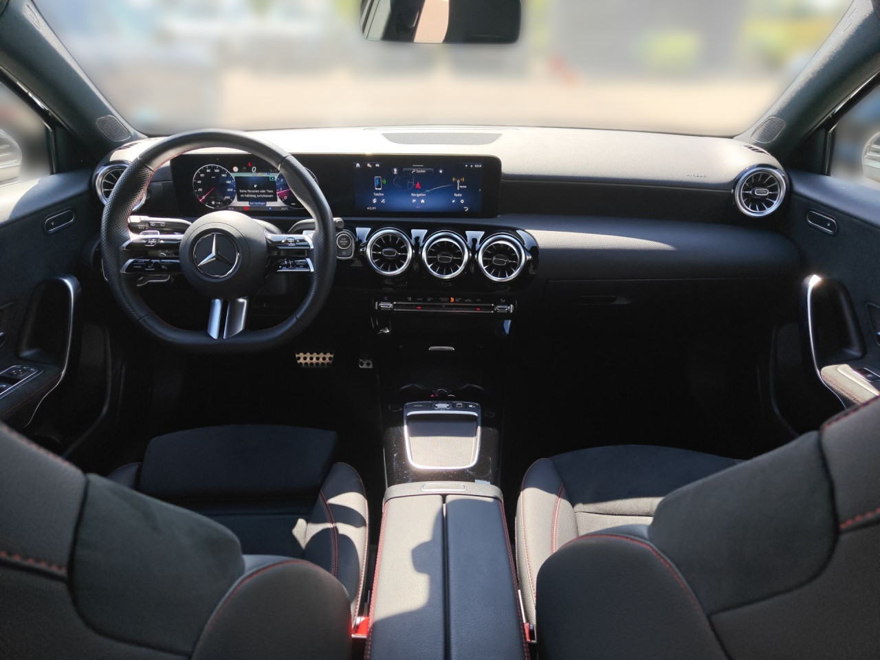 Getriebe: Automatikgetriebe 7G-DCT, 7 G&auml;ngeAusstattungslinie: AMG Line Exterieur: Advanced Plus,  AMG Line InterieurAusstattungspakete: Winterpaket,  AMG Sportpaket,  Komfort Paket: Sitzkomfort-Paket,  Licht- und Sichtpaket,  SpiegelpaketAssistenzsysteme: Fernlichtassistent,  Aktiver Park-Assistent inkl. PARKTRONIC,  R&uuml;ckfahrkamera,  Fahrlichtautomatik,  Berganfahrhilfe,  Spracheingabesystem,  M&uuml;digkeitserkennung,  Spurhalteassistent,  Bremsassistent,  COLLISION PREVENTION ASSIST,  ATTENTION ASSIST,  VerkehrszeichenerkennungLicht und Sicht: LED-Scheinwerfer,  Tagfahrlicht,  Regensensor,  Automatisch abblendender Innenspiegel,  Ambientebeleuchtung mehrfarbig,  LichtsensorAudio &amp; Kommunikation: MBUX,  Navigationssystem,  Radio,  Digitaler Radioempfang DAB,  USB Anschluss,  Mercedes connect me,  Handyvorbereitung Bluetooth,  Android Auto u. Apple CarPlay,  Kabelloses Laden f&uuml;r Handys,  WLAN HotspotKomfort: Digitales Kombiinstrument,  Klimaautomatik,  Fahrersitz h&ouml;henverstellbar,  Lordosenst&uuml;tze Fahrer/Beifahrer,  Sitzheizung Fahrer/Beifahrer,  Sportsitze,  Armauflage hinten,  Direktlenkung,  Lenks&auml;ule verstellbar,  Keyless-Go,  Auto Start Stop Funktion,  Zentralver. mit Fernbedienung,  Fensterheber elektrisch,  Kopfst&uuml;tzen vorn und hinten,  DYNAMIC SELECT,  Getr&auml;nkehalter vornInterieur: Sitze Kunstleder Ledernachbildung ARTICO / Mikrofaser MICROCUT schwarz,  Innenfarbe schwarz,  Multifunktions-Sport-/Lederlenkrad,  Lenkradheizung,  Bordcomputer,  R&uuml;cksitze klappbar,  Bodenbelag Teppich,  Lenkrad-SchaltwippenExterieur: Tieferlegung: Komfortfahrwerk mit Tieferlegung,  Touchscreen Bedienung,  Sportbremsanlage,  AMG Leichtmetallfelgen 18 Zoll,  Au&szlig;enspiegel elekt. anklappbar,  Reifenpannenset,  NotrufsystemSicherheit: i-Size Kindersitzbefestigung,  Fu&szlig;g&auml;ngerschutzsystem,  Fahrer- /Beifahrerairbag,  Seitenairbag vorn,  Knieairbag Fahrer,  Traktionskontrolle,  Elektr. Stabilit&auml;tsprogramm ESP,  Reifendruckkontrolle,  Wegfahrsperre,  Au&szlig;entemperatur Anzeige,  Antiblockiersystem ABS,  Bremsverschlei&szlig;anzeige,  NotbremsassistentWeitere Ausstattung: 2S0 Digitales Extra: Individualisierungs-Paket,  PDB Advanced-Plus-Paket mit  Digitalen Extras,  321 Fingerabdrucksensor,  859 CENTRAL MEDIA DISPLAY,  Laderaum-Paket,  Gebrauchtwagensiegel: Junge SterneSonstige Ma&szlig;e und Gewichte: Nutzlast: 480 kg,  zul&auml;ssiges Gesamtgewicht: 1.865 kg,  Radstand: 2.729 mmIrrt&uuml;mer und &Auml;nderungen vorbehalten