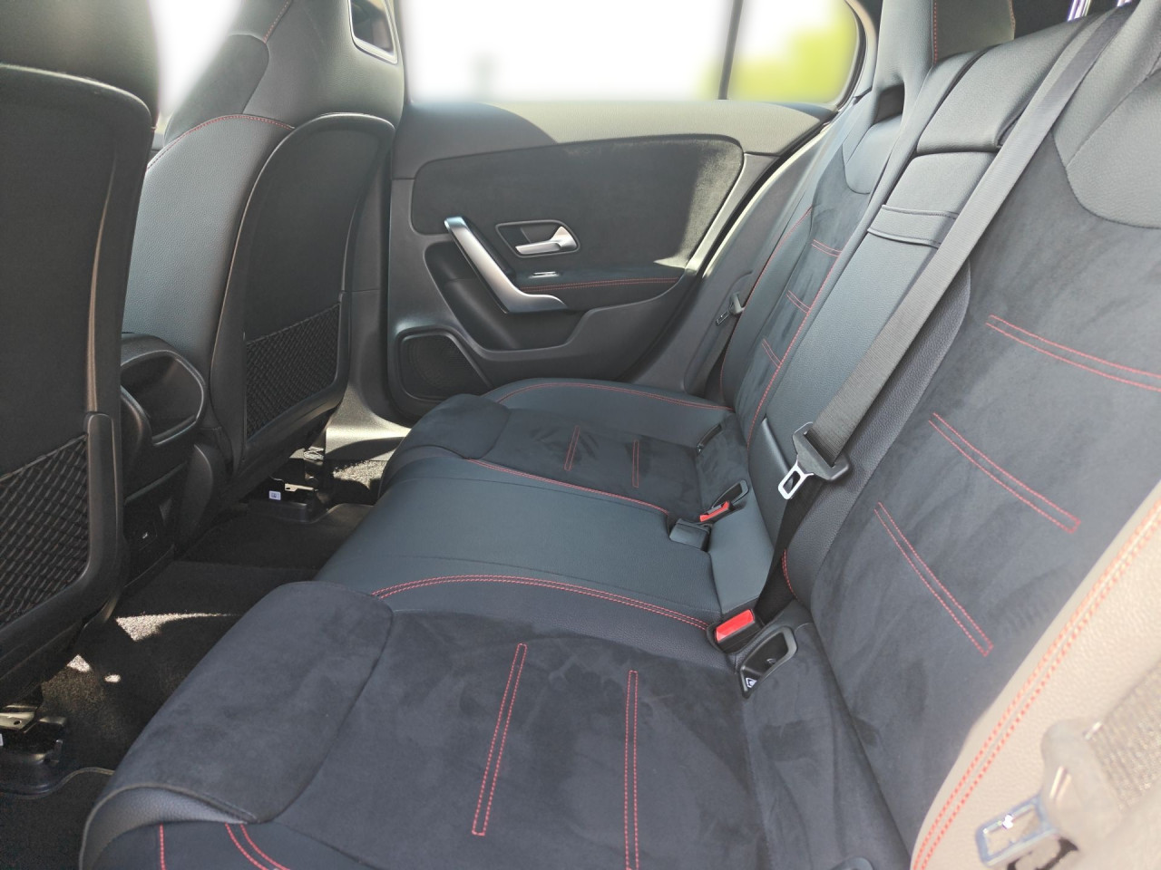 Getriebe: Automatikgetriebe 7G-DCT, 7 G&auml;ngeAusstattungslinie: AMG Line Exterieur: Advanced Plus,  AMG Line InterieurAusstattungspakete: Winterpaket,  AMG Sportpaket,  Komfort Paket: Sitzkomfort-Paket,  Licht- und Sichtpaket,  SpiegelpaketAssistenzsysteme: Fernlichtassistent,  Aktiver Park-Assistent inkl. PARKTRONIC,  R&uuml;ckfahrkamera,  Fahrlichtautomatik,  Berganfahrhilfe,  Spracheingabesystem,  M&uuml;digkeitserkennung,  Spurhalteassistent,  Bremsassistent,  COLLISION PREVENTION ASSIST,  ATTENTION ASSIST,  VerkehrszeichenerkennungLicht und Sicht: LED-Scheinwerfer,  Tagfahrlicht,  Regensensor,  Automatisch abblendender Innenspiegel,  Ambientebeleuchtung mehrfarbig,  LichtsensorAudio &amp; Kommunikation: MBUX,  Navigationssystem,  Radio,  Digitaler Radioempfang DAB,  USB Anschluss,  Mercedes connect me,  Handyvorbereitung Bluetooth,  Android Auto u. Apple CarPlay,  Kabelloses Laden f&uuml;r Handys,  WLAN HotspotKomfort: Digitales Kombiinstrument,  Klimaautomatik,  Fahrersitz h&ouml;henverstellbar,  Lordosenst&uuml;tze Fahrer/Beifahrer,  Sitzheizung Fahrer/Beifahrer,  Sportsitze,  Armauflage hinten,  Direktlenkung,  Lenks&auml;ule verstellbar,  Keyless-Go,  Auto Start Stop Funktion,  Zentralver. mit Fernbedienung,  Fensterheber elektrisch,  Kopfst&uuml;tzen vorn und hinten,  DYNAMIC SELECT,  Getr&auml;nkehalter vornInterieur: Sitze Kunstleder Ledernachbildung ARTICO / Mikrofaser MICROCUT schwarz,  Innenfarbe schwarz,  Multifunktions-Sport-/Lederlenkrad,  Lenkradheizung,  Bordcomputer,  R&uuml;cksitze klappbar,  Bodenbelag Teppich,  Lenkrad-SchaltwippenExterieur: Tieferlegung: Komfortfahrwerk mit Tieferlegung,  Touchscreen Bedienung,  Sportbremsanlage,  AMG Leichtmetallfelgen 18 Zoll,  Au&szlig;enspiegel elekt. anklappbar,  Reifenpannenset,  NotrufsystemSicherheit: i-Size Kindersitzbefestigung,  Fu&szlig;g&auml;ngerschutzsystem,  Fahrer- /Beifahrerairbag,  Seitenairbag vorn,  Knieairbag Fahrer,  Traktionskontrolle,  Elektr. Stabilit&auml;tsprogramm ESP,  Reifendruckkontrolle,  Wegfahrsperre,  Au&szlig;entemperatur Anzeige,  Antiblockiersystem ABS,  Bremsverschlei&szlig;anzeige,  NotbremsassistentWeitere Ausstattung: 2S0 Digitales Extra: Individualisierungs-Paket,  PDB Advanced-Plus-Paket mit  Digitalen Extras,  321 Fingerabdrucksensor,  859 CENTRAL MEDIA DISPLAY,  Laderaum-Paket,  Gebrauchtwagensiegel: Junge SterneSonstige Ma&szlig;e und Gewichte: Nutzlast: 480 kg,  zul&auml;ssiges Gesamtgewicht: 1.865 kg,  Radstand: 2.729 mmIrrt&uuml;mer und &Auml;nderungen vorbehalten