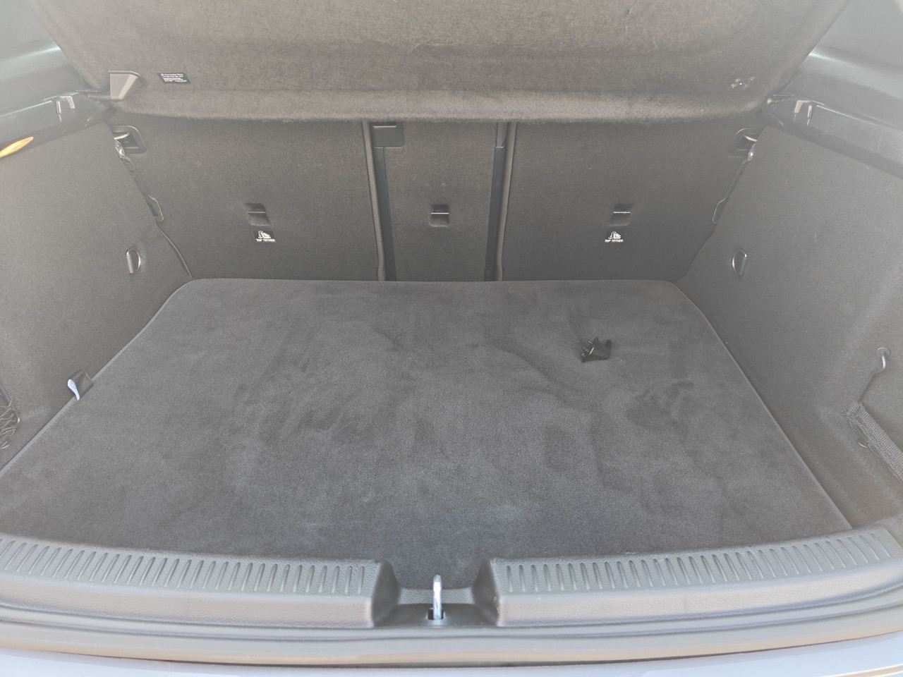Getriebe: Automatikgetriebe 7G-DCT, 7 G&auml;ngeAusstattungslinie: AMG Line Exterieur: Advanced Plus,  AMG Line InterieurAusstattungspakete: Winterpaket,  AMG Sportpaket,  Komfort Paket: Sitzkomfort-Paket,  Licht- und Sichtpaket,  SpiegelpaketAssistenzsysteme: Fernlichtassistent,  Aktiver Park-Assistent inkl. PARKTRONIC,  R&uuml;ckfahrkamera,  Fahrlichtautomatik,  Berganfahrhilfe,  Spracheingabesystem,  M&uuml;digkeitserkennung,  Spurhalteassistent,  Bremsassistent,  COLLISION PREVENTION ASSIST,  ATTENTION ASSIST,  VerkehrszeichenerkennungLicht und Sicht: LED-Scheinwerfer,  Tagfahrlicht,  Regensensor,  Automatisch abblendender Innenspiegel,  Ambientebeleuchtung mehrfarbig,  LichtsensorAudio &amp; Kommunikation: MBUX,  Navigationssystem,  Radio,  Digitaler Radioempfang DAB,  USB Anschluss,  Mercedes connect me,  Handyvorbereitung Bluetooth,  Android Auto u. Apple CarPlay,  Kabelloses Laden f&uuml;r Handys,  WLAN HotspotKomfort: Digitales Kombiinstrument,  Klimaautomatik,  Fahrersitz h&ouml;henverstellbar,  Lordosenst&uuml;tze Fahrer/Beifahrer,  Sitzheizung Fahrer/Beifahrer,  Sportsitze,  Armauflage hinten,  Direktlenkung,  Lenks&auml;ule verstellbar,  Keyless-Go,  Auto Start Stop Funktion,  Zentralver. mit Fernbedienung,  Fensterheber elektrisch,  Kopfst&uuml;tzen vorn und hinten,  DYNAMIC SELECT,  Getr&auml;nkehalter vornInterieur: Sitze Kunstleder Ledernachbildung ARTICO / Mikrofaser MICROCUT schwarz,  Innenfarbe schwarz,  Multifunktions-Sport-/Lederlenkrad,  Lenkradheizung,  Bordcomputer,  R&uuml;cksitze klappbar,  Bodenbelag Teppich,  Lenkrad-SchaltwippenExterieur: Tieferlegung: Komfortfahrwerk mit Tieferlegung,  Touchscreen Bedienung,  Sportbremsanlage,  AMG Leichtmetallfelgen 18 Zoll,  Au&szlig;enspiegel elekt. anklappbar,  Reifenpannenset,  NotrufsystemSicherheit: i-Size Kindersitzbefestigung,  Fu&szlig;g&auml;ngerschutzsystem,  Fahrer- /Beifahrerairbag,  Seitenairbag vorn,  Knieairbag Fahrer,  Traktionskontrolle,  Elektr. Stabilit&auml;tsprogramm ESP,  Reifendruckkontrolle,  Wegfahrsperre,  Au&szlig;entemperatur Anzeige,  Antiblockiersystem ABS,  Bremsverschlei&szlig;anzeige,  NotbremsassistentWeitere Ausstattung: 2S0 Digitales Extra: Individualisierungs-Paket,  PDB Advanced-Plus-Paket mit  Digitalen Extras,  321 Fingerabdrucksensor,  859 CENTRAL MEDIA DISPLAY,  Laderaum-Paket,  Gebrauchtwagensiegel: Junge SterneSonstige Ma&szlig;e und Gewichte: Nutzlast: 480 kg,  zul&auml;ssiges Gesamtgewicht: 1.865 kg,  Radstand: 2.729 mmIrrt&uuml;mer und &Auml;nderungen vorbehalten