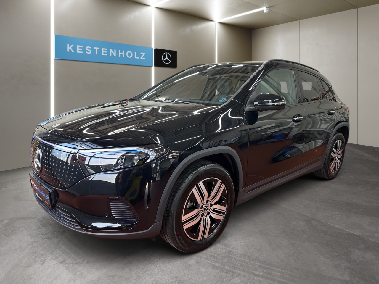 Getriebe: AutomatikgetriebeDetailangaben f&uuml;r XEV Fahrzeug: Batterietechnologie: Lithium-Ionen,  Nutzbare Batteriekapazit&auml;t: 66,5kWh,  Ladezeit (in Minuten): 375 (10% bis 100%),  Schnellladezeit (in Minuten): 32 (10% bis 80%)Ausstattungspakete: Winterpaket,  Komfort Paket: Sitzkomfort-Paket,  Night-Paket,  Licht- und Sichtpaket,  SpiegelpaketAssistenzsysteme: Fernlichtassistent,  Aktiver Park-Assistent inkl. PARKTRONIC,  R&uuml;ckfahrkamera,  DISTRONIC,  Berganfahrhilfe,  Spracheingabesystem,  M&uuml;digkeitserkennung,  Spurhalteassistent mit aktivem Lenk-Assistent,  Fahrerassistenzpaket,  COLLISION PREVENTION ASSIST,  Verkehrszeichenerkennung m. Geschwindigkeitslimit-AssistentLicht und Sicht: LED-Scheinwerfer,  Tagfahrlicht,  Regensensor,  Automatisch abblendender Innenspiegel,  W&auml;rmeschutzverglasung,  Ambientebeleuchtung mehrfarbig,  LichtsensorAudio &amp; Kommunikation: MBUX,  Navigationssystem,  Radio,  Multi-Funktions-Display,  Digitaler Radioempfang DAB,  Soundsystem,  USB Anschluss,  Mercedes connect me,  Handyvorbereitung Bluetooth,  Android Auto u. Apple CarPlay,  Kabelloses Laden f&uuml;r Handys,  WLAN HotspotKomfort: Digitales Kombiinstrument,  Klimaautomatik,  Lordosenst&uuml;tze Fahrer/Beifahrer,  Sitzheizung Fahrer/Beifahrer,  Komfortsitze,  Armauflage hinten,  Servolenkung,  Lenks&auml;ule verstellbar,  HANDS-FREE ACCESS,  Start-Stopp System,  Zentralver. mit Fernbedienung,  Fensterheber elektrisch,  EASY-PACK Heckklappe,  DYNAMIC SELECT,  Getr&auml;nkehalter vornInterieur: Sitze Stoff Ledernachbildung ARTICO / Stoff Cupertino zweifarbig ros&eacute;gold / titangrau pearl,  Innenfarbe gold,  Multifunktions-Sport-/Lederlenkrad,  Lenkradheizung,  Bordcomputer,  R&uuml;cksitze klappbar,  Dekoreinlagen: 331 Zierelement hinterleuchtet, 56H Zierelemente Star Pattern hinterleuchtet,  Lenkrad-SchaltwippenExterieur: Touchscreen Bedienung,  Leichtmetallfelgen 18 Zoll,  Au&szlig;enspiegel elekt. anklappbar,  Dachreling: schwarz,  Reifenpannenset,  Notrufsystem,  Ladekabel Mode 3 (Typ 2/2),  Wechsel-/Gleichstromladesystem (AC/DC Laden),  Stauassistent,  FahrzeugpersonalisierungSicherheit: i-Size Kindersitzbefestigung,  Fu&szlig;g&auml;ngerschutzsystem,  Fahrer- /Beifahrerairbag,  Seitenairbag vorn und hinten,  Knieairbag Fahrer,  Traktionskontrolle,  Elektr. Stabilit&auml;tsprogramm ESP,  Reifendruckkontrolle,  Wegfahrsperre,  Au&szlig;entemperatur Anzeige,  Antiblockiersystem ABS,  Bremsverschlei&szlig;anzeige,  Proaktives Insassenschutzsystem,  Notbremsassistent,  Akustischer Umfeldschutz,  Totwinkel-AssistentWeitere Ausstattung: PTD Electric Art,  321 Fingerabdrucksensor,  39U Remote und Charging Services Premium,  PSJ Electric Art Advanced Plus,  Laderaum-Paket,  B05 ECO AssistentSonstige Ma&szlig;e und Gewichte: Nutzlast: 425 kg,  zul&auml;ssiges Gesamtgewicht: 2.470 kg,  Radstand: 2.729 mmIrrt&uuml;mer und &Auml;nderungen vorbehalten