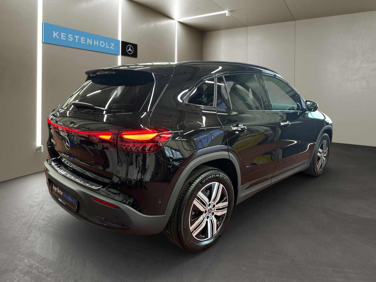 Getriebe: AutomatikgetriebeDetailangaben f&uuml;r XEV Fahrzeug: Batterietechnologie: Lithium-Ionen,  Nutzbare Batteriekapazit&auml;t: 66,0kWh,  Ladezeit (in Minuten): 375 (10% bis 100%),  Schnellladezeit (in Minuten): 32 (10% bis 80%)Ausstattungspakete: Winterpaket,  Komfort Paket: Sitzkomfort-Paket,  Night-Paket,  Licht- und Sichtpaket,  SpiegelpaketAssistenzsysteme: Fernlichtassistent,  Aktiver Park-Assistent inkl. PARKTRONIC,  R&uuml;ckfahrkamera,  DISTRONIC,  Berganfahrhilfe,  Spracheingabesystem,  M&uuml;digkeitserkennung,  Spurhalteassistent mit aktivem Lenk-Assistent,  Fahrerassistenzpaket,  COLLISION PREVENTION ASSIST,  Verkehrszeichenerkennung m. Geschwindigkeitslimit-AssistentLicht und Sicht: LED-Scheinwerfer,  Tagfahrlicht,  Regensensor,  Automatisch abblendender Innenspiegel,  W&auml;rmeschutzverglasung,  Ambientebeleuchtung mehrfarbig,  LichtsensorAudio &amp; Kommunikation: MBUX,  Navigationssystem,  Radio,  Multi-Funktions-Display,  Digitaler Radioempfang DAB,  Soundsystem,  USB Anschluss,  Mercedes connect me,  Handyvorbereitung Bluetooth,  Android Auto u. Apple CarPlay,  Kabelloses Laden f&uuml;r Handys,  WLAN HotspotKomfort: Digitales Kombiinstrument,  Klimaautomatik,  Lordosenst&uuml;tze Fahrer/Beifahrer,  Sitzheizung Fahrer/Beifahrer,  Komfortsitze,  Armauflage hinten,  Servolenkung,  Lenks&auml;ule verstellbar,  HANDS-FREE ACCESS,  Start-Stopp System,  Zentralver. mit Fernbedienung,  Fensterheber elektrisch,  EASY-PACK Heckklappe,  DYNAMIC SELECT,  Getr&auml;nkehalter vornInterieur: Sitze Stoff Ledernachbildung ARTICO / Stoff Cupertino zweifarbig ros&eacute;gold / titangrau pearl,  Innenfarbe gold,  Multifunktions-Sport-/Lederlenkrad,  Lenkradheizung,  Bordcomputer,  R&uuml;cksitze klappbar,  Dekoreinlagen: 331 Zierelement hinterleuchtet, 56H Zierelemente Star Pattern hinterleuchtet,  Lenkrad-SchaltwippenExterieur: Touchscreen Bedienung,  Leichtmetallfelgen 18 Zoll,  Au&szlig;enspiegel elekt. anklappbar,  Dachreling: schwarz,  Reifenpannenset,  Notrufsystem,  Ladekabel Mode 3 (Typ 2/2),  Wechsel-/Gleichstromladesystem (AC/DC Laden),  Stauassistent,  FahrzeugpersonalisierungSicherheit: i-Size Kindersitzbefestigung,  Fu&szlig;g&auml;ngerschutzsystem,  Fahrer- /Beifahrerairbag,  Seitenairbag vorn und hinten,  Knieairbag Fahrer,  Traktionskontrolle,  Elektr. Stabilit&auml;tsprogramm ESP,  Reifendruckkontrolle,  Wegfahrsperre,  Au&szlig;entemperatur Anzeige,  Antiblockiersystem ABS,  Bremsverschlei&szlig;anzeige,  Proaktives Insassenschutzsystem,  Notbremsassistent,  Akustischer Umfeldschutz,  Totwinkel-AssistentWeitere Ausstattung: PTD Electric Art,  321 Fingerabdrucksensor,  39U Remote und Charging Services Premium,  PSJ Electric Art Advanced Plus,  Laderaum-Paket,  B05 ECO AssistentSonstige Ma&szlig;e und Gewichte: Nutzlast: 425 kg,  zul&auml;ssiges Gesamtgewicht: 2.470 kg,  Radstand: 2.729 mmIrrt&uuml;mer und &Auml;nderungen vorbehalten