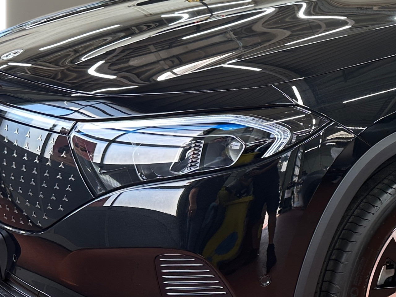 Getriebe: AutomatikgetriebeDetailangaben f&uuml;r XEV Fahrzeug: Batterietechnologie: Lithium-Ionen,  Nutzbare Batteriekapazit&auml;t: 66,0kWh,  Ladezeit (in Minuten): 375 (10% bis 100%),  Schnellladezeit (in Minuten): 32 (10% bis 80%)Ausstattungspakete: Winterpaket,  Komfort Paket: Sitzkomfort-Paket,  Night-Paket,  Licht- und Sichtpaket,  SpiegelpaketAssistenzsysteme: Fernlichtassistent,  Aktiver Park-Assistent inkl. PARKTRONIC,  R&uuml;ckfahrkamera,  DISTRONIC,  Berganfahrhilfe,  Spracheingabesystem,  M&uuml;digkeitserkennung,  Spurhalteassistent mit aktivem Lenk-Assistent,  Fahrerassistenzpaket,  COLLISION PREVENTION ASSIST,  Verkehrszeichenerkennung m. Geschwindigkeitslimit-AssistentLicht und Sicht: LED-Scheinwerfer,  Tagfahrlicht,  Regensensor,  Automatisch abblendender Innenspiegel,  W&auml;rmeschutzverglasung,  Ambientebeleuchtung mehrfarbig,  LichtsensorAudio &amp; Kommunikation: MBUX,  Navigationssystem,  Radio,  Multi-Funktions-Display,  Digitaler Radioempfang DAB,  Soundsystem,  USB Anschluss,  Mercedes connect me,  Handyvorbereitung Bluetooth,  Android Auto u. Apple CarPlay,  Kabelloses Laden f&uuml;r Handys,  WLAN HotspotKomfort: Digitales Kombiinstrument,  Klimaautomatik,  Lordosenst&uuml;tze Fahrer/Beifahrer,  Sitzheizung Fahrer/Beifahrer,  Komfortsitze,  Armauflage hinten,  Servolenkung,  Lenks&auml;ule verstellbar,  HANDS-FREE ACCESS,  Start-Stopp System,  Zentralver. mit Fernbedienung,  Fensterheber elektrisch,  EASY-PACK Heckklappe,  DYNAMIC SELECT,  Getr&auml;nkehalter vornInterieur: Sitze Stoff Ledernachbildung ARTICO / Stoff Cupertino zweifarbig ros&eacute;gold / titangrau pearl,  Innenfarbe gold,  Multifunktions-Sport-/Lederlenkrad,  Lenkradheizung,  Bordcomputer,  R&uuml;cksitze klappbar,  Dekoreinlagen: 331 Zierelement hinterleuchtet, 56H Zierelemente Star Pattern hinterleuchtet,  Lenkrad-SchaltwippenExterieur: Touchscreen Bedienung,  Leichtmetallfelgen 18 Zoll,  Au&szlig;enspiegel elekt. anklappbar,  Dachreling: schwarz,  Reifenpannenset,  Notrufsystem,  Ladekabel Mode 3 (Typ 2/2),  Wechsel-/Gleichstromladesystem (AC/DC Laden),  Stauassistent,  FahrzeugpersonalisierungSicherheit: i-Size Kindersitzbefestigung,  Fu&szlig;g&auml;ngerschutzsystem,  Fahrer- /Beifahrerairbag,  Seitenairbag vorn und hinten,  Knieairbag Fahrer,  Traktionskontrolle,  Elektr. Stabilit&auml;tsprogramm ESP,  Reifendruckkontrolle,  Wegfahrsperre,  Au&szlig;entemperatur Anzeige,  Antiblockiersystem ABS,  Bremsverschlei&szlig;anzeige,  Proaktives Insassenschutzsystem,  Notbremsassistent,  Akustischer Umfeldschutz,  Totwinkel-AssistentWeitere Ausstattung: PTD Electric Art,  321 Fingerabdrucksensor,  39U Remote und Charging Services Premium,  PSJ Electric Art Advanced Plus,  Laderaum-Paket,  B05 ECO AssistentSonstige Ma&szlig;e und Gewichte: Nutzlast: 425 kg,  zul&auml;ssiges Gesamtgewicht: 2.470 kg,  Radstand: 2.729 mmIrrt&uuml;mer und &Auml;nderungen vorbehalten