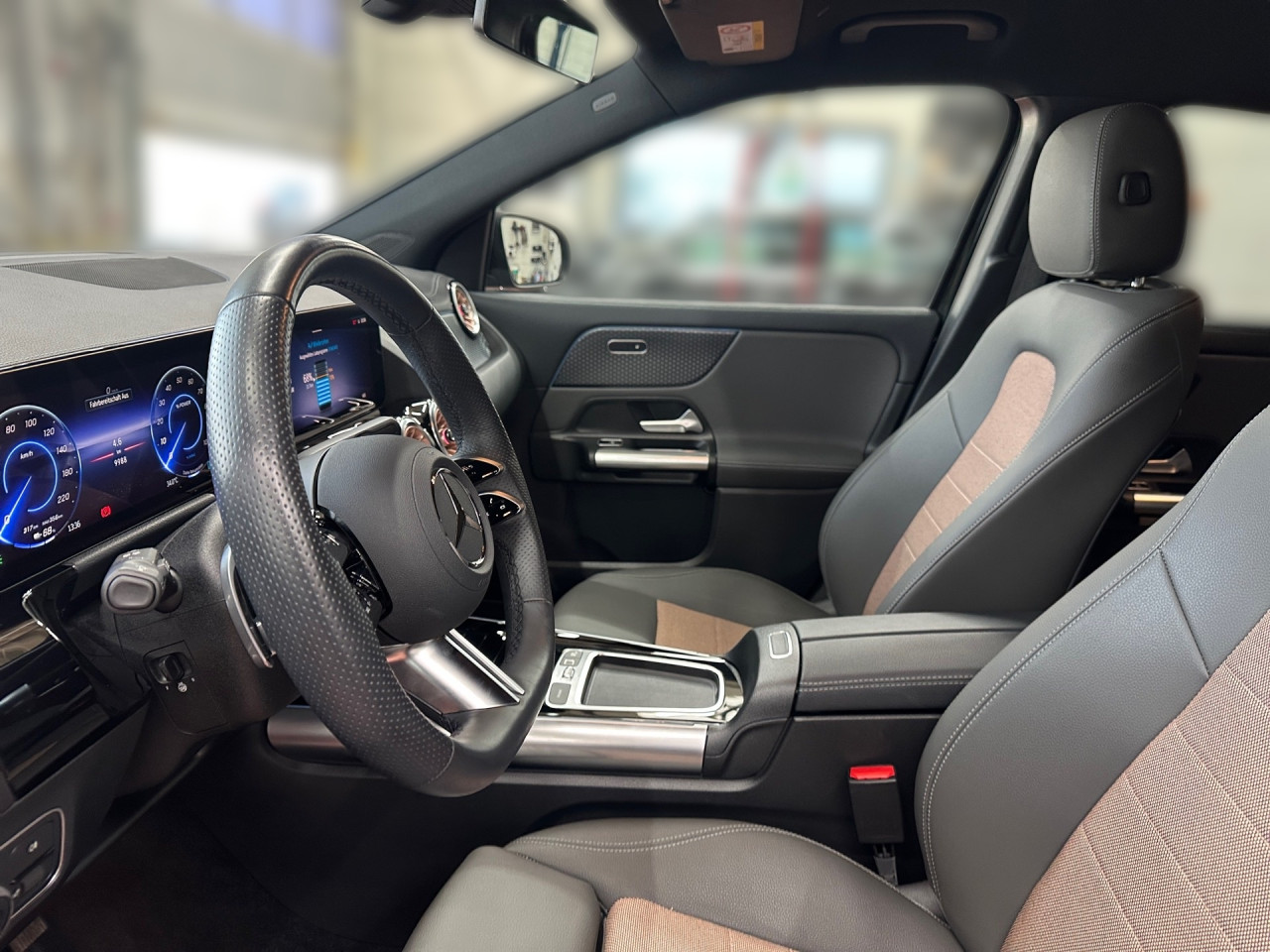Getriebe: AutomatikgetriebeDetailangaben f&uuml;r XEV Fahrzeug: Batterietechnologie: Lithium-Ionen,  Nutzbare Batteriekapazit&auml;t: 66,0kWh,  Ladezeit (in Minuten): 375 (10% bis 100%),  Schnellladezeit (in Minuten): 32 (10% bis 80%)Ausstattungspakete: Winterpaket,  Komfort Paket: Sitzkomfort-Paket,  Night-Paket,  Licht- und Sichtpaket,  SpiegelpaketAssistenzsysteme: Fernlichtassistent,  Aktiver Park-Assistent inkl. PARKTRONIC,  R&uuml;ckfahrkamera,  DISTRONIC,  Berganfahrhilfe,  Spracheingabesystem,  M&uuml;digkeitserkennung,  Spurhalteassistent mit aktivem Lenk-Assistent,  Fahrerassistenzpaket,  COLLISION PREVENTION ASSIST,  Verkehrszeichenerkennung m. Geschwindigkeitslimit-AssistentLicht und Sicht: LED-Scheinwerfer,  Tagfahrlicht,  Regensensor,  Automatisch abblendender Innenspiegel,  W&auml;rmeschutzverglasung,  Ambientebeleuchtung mehrfarbig,  LichtsensorAudio &amp; Kommunikation: MBUX,  Navigationssystem,  Radio,  Multi-Funktions-Display,  Digitaler Radioempfang DAB,  Soundsystem,  USB Anschluss,  Mercedes connect me,  Handyvorbereitung Bluetooth,  Android Auto u. Apple CarPlay,  Kabelloses Laden f&uuml;r Handys,  WLAN HotspotKomfort: Digitales Kombiinstrument,  Klimaautomatik,  Lordosenst&uuml;tze Fahrer/Beifahrer,  Sitzheizung Fahrer/Beifahrer,  Komfortsitze,  Armauflage hinten,  Servolenkung,  Lenks&auml;ule verstellbar,  HANDS-FREE ACCESS,  Start-Stopp System,  Zentralver. mit Fernbedienung,  Fensterheber elektrisch,  EASY-PACK Heckklappe,  DYNAMIC SELECT,  Getr&auml;nkehalter vornInterieur: Sitze Stoff Ledernachbildung ARTICO / Stoff Cupertino zweifarbig ros&eacute;gold / titangrau pearl,  Innenfarbe gold,  Multifunktions-Sport-/Lederlenkrad,  Lenkradheizung,  Bordcomputer,  R&uuml;cksitze klappbar,  Dekoreinlagen: 331 Zierelement hinterleuchtet, 56H Zierelemente Star Pattern hinterleuchtet,  Lenkrad-SchaltwippenExterieur: Touchscreen Bedienung,  Leichtmetallfelgen 18 Zoll,  Au&szlig;enspiegel elekt. anklappbar,  Dachreling: schwarz,  Reifenpannenset,  Notrufsystem,  Ladekabel Mode 3 (Typ 2/2),  Wechsel-/Gleichstromladesystem (AC/DC Laden),  Stauassistent,  FahrzeugpersonalisierungSicherheit: i-Size Kindersitzbefestigung,  Fu&szlig;g&auml;ngerschutzsystem,  Fahrer- /Beifahrerairbag,  Seitenairbag vorn und hinten,  Knieairbag Fahrer,  Traktionskontrolle,  Elektr. Stabilit&auml;tsprogramm ESP,  Reifendruckkontrolle,  Wegfahrsperre,  Au&szlig;entemperatur Anzeige,  Antiblockiersystem ABS,  Bremsverschlei&szlig;anzeige,  Proaktives Insassenschutzsystem,  Notbremsassistent,  Akustischer Umfeldschutz,  Totwinkel-AssistentWeitere Ausstattung: PTD Electric Art,  321 Fingerabdrucksensor,  39U Remote und Charging Services Premium,  PSJ Electric Art Advanced Plus,  Laderaum-Paket,  B05 ECO AssistentSonstige Ma&szlig;e und Gewichte: Nutzlast: 425 kg,  zul&auml;ssiges Gesamtgewicht: 2.470 kg,  Radstand: 2.729 mmIrrt&uuml;mer und &Auml;nderungen vorbehalten