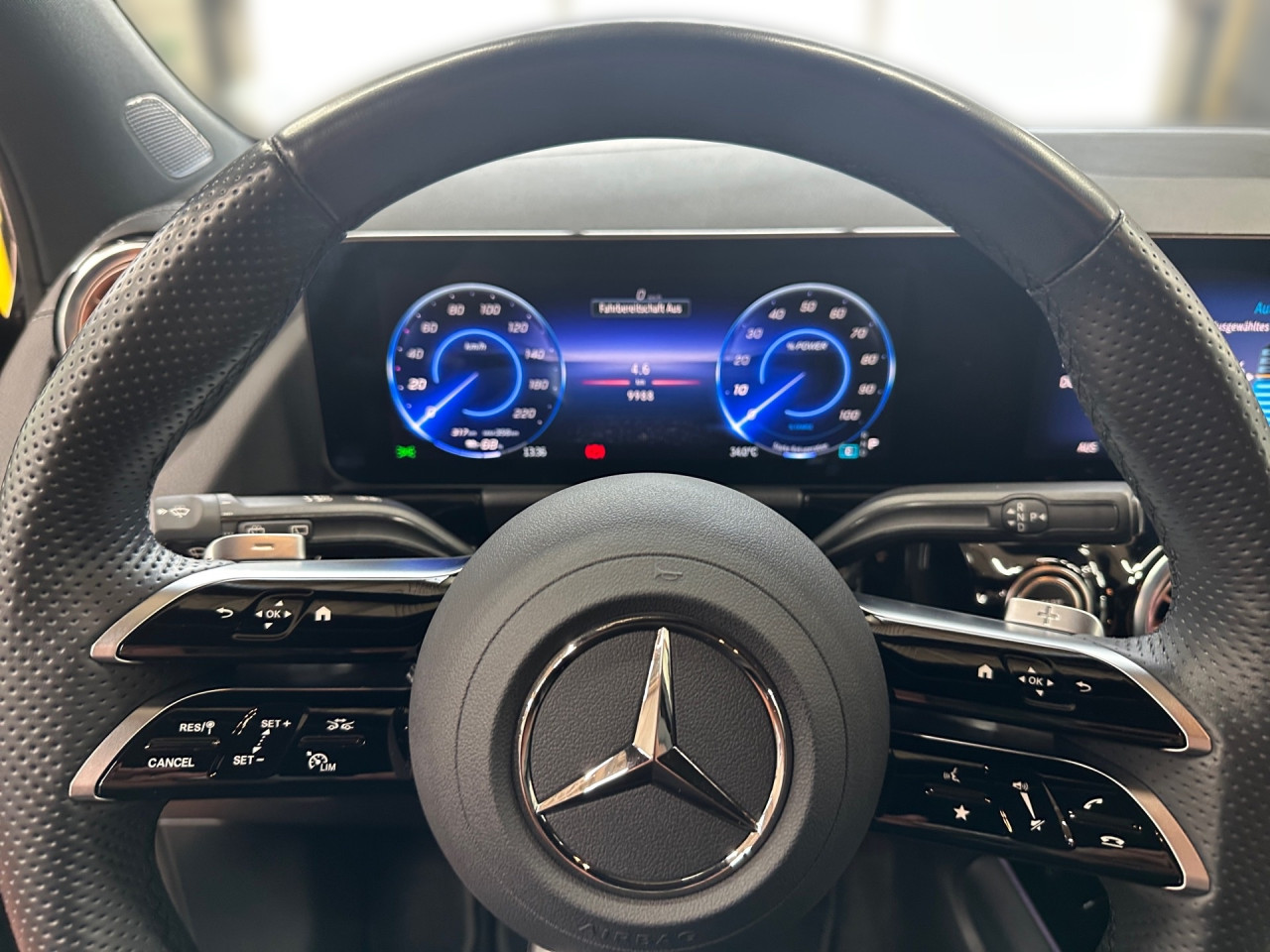 Getriebe: AutomatikgetriebeDetailangaben f&uuml;r XEV Fahrzeug: Batterietechnologie: Lithium-Ionen,  Nutzbare Batteriekapazit&auml;t: 66,0kWh,  Ladezeit (in Minuten): 375 (10% bis 100%),  Schnellladezeit (in Minuten): 32 (10% bis 80%)Ausstattungspakete: Winterpaket,  Komfort Paket: Sitzkomfort-Paket,  Night-Paket,  Licht- und Sichtpaket,  SpiegelpaketAssistenzsysteme: Fernlichtassistent,  Aktiver Park-Assistent inkl. PARKTRONIC,  R&uuml;ckfahrkamera,  DISTRONIC,  Berganfahrhilfe,  Spracheingabesystem,  M&uuml;digkeitserkennung,  Spurhalteassistent mit aktivem Lenk-Assistent,  Fahrerassistenzpaket,  COLLISION PREVENTION ASSIST,  Verkehrszeichenerkennung m. Geschwindigkeitslimit-AssistentLicht und Sicht: LED-Scheinwerfer,  Tagfahrlicht,  Regensensor,  Automatisch abblendender Innenspiegel,  W&auml;rmeschutzverglasung,  Ambientebeleuchtung mehrfarbig,  LichtsensorAudio &amp; Kommunikation: MBUX,  Navigationssystem,  Radio,  Multi-Funktions-Display,  Digitaler Radioempfang DAB,  Soundsystem,  USB Anschluss,  Mercedes connect me,  Handyvorbereitung Bluetooth,  Android Auto u. Apple CarPlay,  Kabelloses Laden f&uuml;r Handys,  WLAN HotspotKomfort: Digitales Kombiinstrument,  Klimaautomatik,  Lordosenst&uuml;tze Fahrer/Beifahrer,  Sitzheizung Fahrer/Beifahrer,  Komfortsitze,  Armauflage hinten,  Servolenkung,  Lenks&auml;ule verstellbar,  HANDS-FREE ACCESS,  Start-Stopp System,  Zentralver. mit Fernbedienung,  Fensterheber elektrisch,  EASY-PACK Heckklappe,  DYNAMIC SELECT,  Getr&auml;nkehalter vornInterieur: Sitze Stoff Ledernachbildung ARTICO / Stoff Cupertino zweifarbig ros&eacute;gold / titangrau pearl,  Innenfarbe gold,  Multifunktions-Sport-/Lederlenkrad,  Lenkradheizung,  Bordcomputer,  R&uuml;cksitze klappbar,  Dekoreinlagen: 331 Zierelement hinterleuchtet, 56H Zierelemente Star Pattern hinterleuchtet,  Lenkrad-SchaltwippenExterieur: Touchscreen Bedienung,  Leichtmetallfelgen 18 Zoll,  Au&szlig;enspiegel elekt. anklappbar,  Dachreling: schwarz,  Reifenpannenset,  Notrufsystem,  Ladekabel Mode 3 (Typ 2/2),  Wechsel-/Gleichstromladesystem (AC/DC Laden),  Stauassistent,  FahrzeugpersonalisierungSicherheit: i-Size Kindersitzbefestigung,  Fu&szlig;g&auml;ngerschutzsystem,  Fahrer- /Beifahrerairbag,  Seitenairbag vorn und hinten,  Knieairbag Fahrer,  Traktionskontrolle,  Elektr. Stabilit&auml;tsprogramm ESP,  Reifendruckkontrolle,  Wegfahrsperre,  Au&szlig;entemperatur Anzeige,  Antiblockiersystem ABS,  Bremsverschlei&szlig;anzeige,  Proaktives Insassenschutzsystem,  Notbremsassistent,  Akustischer Umfeldschutz,  Totwinkel-AssistentWeitere Ausstattung: PTD Electric Art,  321 Fingerabdrucksensor,  39U Remote und Charging Services Premium,  PSJ Electric Art Advanced Plus,  Laderaum-Paket,  B05 ECO AssistentSonstige Ma&szlig;e und Gewichte: Nutzlast: 425 kg,  zul&auml;ssiges Gesamtgewicht: 2.470 kg,  Radstand: 2.729 mmIrrt&uuml;mer und &Auml;nderungen vorbehalten