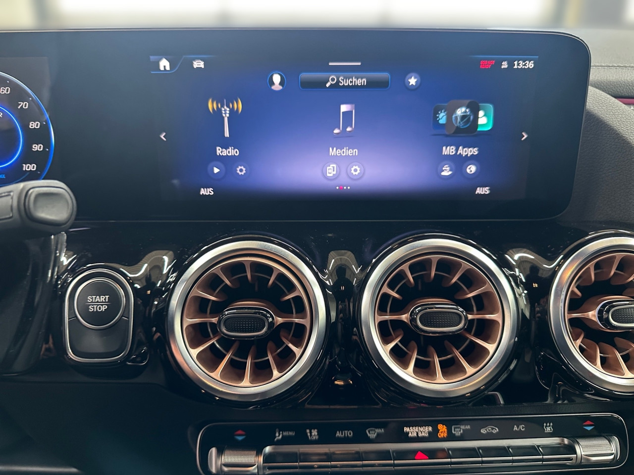 Getriebe: AutomatikgetriebeDetailangaben f&uuml;r XEV Fahrzeug: Batterietechnologie: Lithium-Ionen,  Nutzbare Batteriekapazit&auml;t: 66,0kWh,  Ladezeit (in Minuten): 375 (10% bis 100%),  Schnellladezeit (in Minuten): 32 (10% bis 80%)Ausstattungspakete: Winterpaket,  Komfort Paket: Sitzkomfort-Paket,  Night-Paket,  Licht- und Sichtpaket,  SpiegelpaketAssistenzsysteme: Fernlichtassistent,  Aktiver Park-Assistent inkl. PARKTRONIC,  R&uuml;ckfahrkamera,  DISTRONIC,  Berganfahrhilfe,  Spracheingabesystem,  M&uuml;digkeitserkennung,  Spurhalteassistent mit aktivem Lenk-Assistent,  Fahrerassistenzpaket,  COLLISION PREVENTION ASSIST,  Verkehrszeichenerkennung m. Geschwindigkeitslimit-AssistentLicht und Sicht: LED-Scheinwerfer,  Tagfahrlicht,  Regensensor,  Automatisch abblendender Innenspiegel,  W&auml;rmeschutzverglasung,  Ambientebeleuchtung mehrfarbig,  LichtsensorAudio &amp; Kommunikation: MBUX,  Navigationssystem,  Radio,  Multi-Funktions-Display,  Digitaler Radioempfang DAB,  Soundsystem,  USB Anschluss,  Mercedes connect me,  Handyvorbereitung Bluetooth,  Android Auto u. Apple CarPlay,  Kabelloses Laden f&uuml;r Handys,  WLAN HotspotKomfort: Digitales Kombiinstrument,  Klimaautomatik,  Lordosenst&uuml;tze Fahrer/Beifahrer,  Sitzheizung Fahrer/Beifahrer,  Komfortsitze,  Armauflage hinten,  Servolenkung,  Lenks&auml;ule verstellbar,  HANDS-FREE ACCESS,  Start-Stopp System,  Zentralver. mit Fernbedienung,  Fensterheber elektrisch,  EASY-PACK Heckklappe,  DYNAMIC SELECT,  Getr&auml;nkehalter vornInterieur: Sitze Stoff Ledernachbildung ARTICO / Stoff Cupertino zweifarbig ros&eacute;gold / titangrau pearl,  Innenfarbe gold,  Multifunktions-Sport-/Lederlenkrad,  Lenkradheizung,  Bordcomputer,  R&uuml;cksitze klappbar,  Dekoreinlagen: 331 Zierelement hinterleuchtet, 56H Zierelemente Star Pattern hinterleuchtet,  Lenkrad-SchaltwippenExterieur: Touchscreen Bedienung,  Leichtmetallfelgen 18 Zoll,  Au&szlig;enspiegel elekt. anklappbar,  Dachreling: schwarz,  Reifenpannenset,  Notrufsystem,  Ladekabel Mode 3 (Typ 2/2),  Wechsel-/Gleichstromladesystem (AC/DC Laden),  Stauassistent,  FahrzeugpersonalisierungSicherheit: i-Size Kindersitzbefestigung,  Fu&szlig;g&auml;ngerschutzsystem,  Fahrer- /Beifahrerairbag,  Seitenairbag vorn und hinten,  Knieairbag Fahrer,  Traktionskontrolle,  Elektr. Stabilit&auml;tsprogramm ESP,  Reifendruckkontrolle,  Wegfahrsperre,  Au&szlig;entemperatur Anzeige,  Antiblockiersystem ABS,  Bremsverschlei&szlig;anzeige,  Proaktives Insassenschutzsystem,  Notbremsassistent,  Akustischer Umfeldschutz,  Totwinkel-AssistentWeitere Ausstattung: PTD Electric Art,  321 Fingerabdrucksensor,  39U Remote und Charging Services Premium,  PSJ Electric Art Advanced Plus,  Laderaum-Paket,  B05 ECO AssistentSonstige Ma&szlig;e und Gewichte: Nutzlast: 425 kg,  zul&auml;ssiges Gesamtgewicht: 2.470 kg,  Radstand: 2.729 mmIrrt&uuml;mer und &Auml;nderungen vorbehalten
