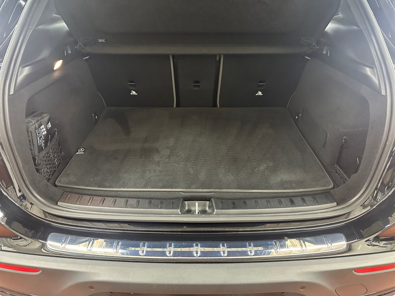 Getriebe: AutomatikgetriebeDetailangaben f&uuml;r XEV Fahrzeug: Batterietechnologie: Lithium-Ionen,  Nutzbare Batteriekapazit&auml;t: 66,0kWh,  Ladezeit (in Minuten): 375 (10% bis 100%),  Schnellladezeit (in Minuten): 32 (10% bis 80%)Ausstattungspakete: Winterpaket,  Komfort Paket: Sitzkomfort-Paket,  Night-Paket,  Licht- und Sichtpaket,  SpiegelpaketAssistenzsysteme: Fernlichtassistent,  Aktiver Park-Assistent inkl. PARKTRONIC,  R&uuml;ckfahrkamera,  DISTRONIC,  Berganfahrhilfe,  Spracheingabesystem,  M&uuml;digkeitserkennung,  Spurhalteassistent mit aktivem Lenk-Assistent,  Fahrerassistenzpaket,  COLLISION PREVENTION ASSIST,  Verkehrszeichenerkennung m. Geschwindigkeitslimit-AssistentLicht und Sicht: LED-Scheinwerfer,  Tagfahrlicht,  Regensensor,  Automatisch abblendender Innenspiegel,  W&auml;rmeschutzverglasung,  Ambientebeleuchtung mehrfarbig,  LichtsensorAudio &amp; Kommunikation: MBUX,  Navigationssystem,  Radio,  Multi-Funktions-Display,  Digitaler Radioempfang DAB,  Soundsystem,  USB Anschluss,  Mercedes connect me,  Handyvorbereitung Bluetooth,  Android Auto u. Apple CarPlay,  Kabelloses Laden f&uuml;r Handys,  WLAN HotspotKomfort: Digitales Kombiinstrument,  Klimaautomatik,  Lordosenst&uuml;tze Fahrer/Beifahrer,  Sitzheizung Fahrer/Beifahrer,  Komfortsitze,  Armauflage hinten,  Servolenkung,  Lenks&auml;ule verstellbar,  HANDS-FREE ACCESS,  Start-Stopp System,  Zentralver. mit Fernbedienung,  Fensterheber elektrisch,  EASY-PACK Heckklappe,  DYNAMIC SELECT,  Getr&auml;nkehalter vornInterieur: Sitze Stoff Ledernachbildung ARTICO / Stoff Cupertino zweifarbig ros&eacute;gold / titangrau pearl,  Innenfarbe gold,  Multifunktions-Sport-/Lederlenkrad,  Lenkradheizung,  Bordcomputer,  R&uuml;cksitze klappbar,  Dekoreinlagen: 331 Zierelement hinterleuchtet, 56H Zierelemente Star Pattern hinterleuchtet,  Lenkrad-SchaltwippenExterieur: Touchscreen Bedienung,  Leichtmetallfelgen 18 Zoll,  Au&szlig;enspiegel elekt. anklappbar,  Dachreling: schwarz,  Reifenpannenset,  Notrufsystem,  Ladekabel Mode 3 (Typ 2/2),  Wechsel-/Gleichstromladesystem (AC/DC Laden),  Stauassistent,  FahrzeugpersonalisierungSicherheit: i-Size Kindersitzbefestigung,  Fu&szlig;g&auml;ngerschutzsystem,  Fahrer- /Beifahrerairbag,  Seitenairbag vorn und hinten,  Knieairbag Fahrer,  Traktionskontrolle,  Elektr. Stabilit&auml;tsprogramm ESP,  Reifendruckkontrolle,  Wegfahrsperre,  Au&szlig;entemperatur Anzeige,  Antiblockiersystem ABS,  Bremsverschlei&szlig;anzeige,  Proaktives Insassenschutzsystem,  Notbremsassistent,  Akustischer Umfeldschutz,  Totwinkel-AssistentWeitere Ausstattung: PTD Electric Art,  321 Fingerabdrucksensor,  39U Remote und Charging Services Premium,  PSJ Electric Art Advanced Plus,  Laderaum-Paket,  B05 ECO AssistentSonstige Ma&szlig;e und Gewichte: Nutzlast: 425 kg,  zul&auml;ssiges Gesamtgewicht: 2.470 kg,  Radstand: 2.729 mmIrrt&uuml;mer und &Auml;nderungen vorbehalten