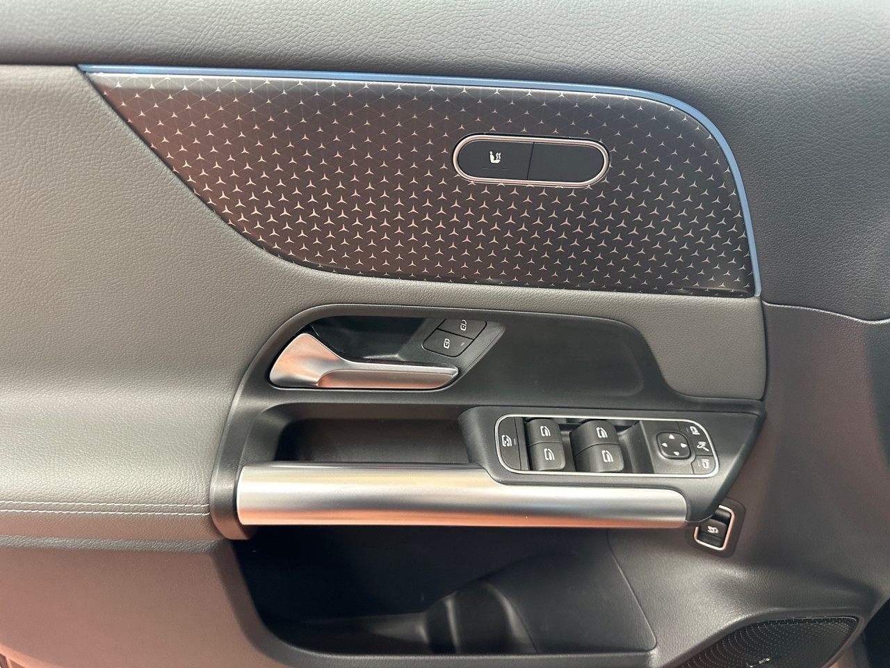 Getriebe: AutomatikgetriebeDetailangaben f&uuml;r XEV Fahrzeug: Batterietechnologie: Lithium-Ionen,  Nutzbare Batteriekapazit&auml;t: 66,0kWh,  Ladezeit (in Minuten): 375 (10% bis 100%),  Schnellladezeit (in Minuten): 32 (10% bis 80%)Ausstattungspakete: Winterpaket,  Komfort Paket: Sitzkomfort-Paket,  Night-Paket,  Licht- und Sichtpaket,  SpiegelpaketAssistenzsysteme: Fernlichtassistent,  Aktiver Park-Assistent inkl. PARKTRONIC,  R&uuml;ckfahrkamera,  DISTRONIC,  Berganfahrhilfe,  Spracheingabesystem,  M&uuml;digkeitserkennung,  Spurhalteassistent mit aktivem Lenk-Assistent,  Fahrerassistenzpaket,  COLLISION PREVENTION ASSIST,  Verkehrszeichenerkennung m. Geschwindigkeitslimit-AssistentLicht und Sicht: LED-Scheinwerfer,  Tagfahrlicht,  Regensensor,  Automatisch abblendender Innenspiegel,  W&auml;rmeschutzverglasung,  Ambientebeleuchtung mehrfarbig,  LichtsensorAudio &amp; Kommunikation: MBUX,  Navigationssystem,  Radio,  Multi-Funktions-Display,  Digitaler Radioempfang DAB,  Soundsystem,  USB Anschluss,  Mercedes connect me,  Handyvorbereitung Bluetooth,  Android Auto u. Apple CarPlay,  Kabelloses Laden f&uuml;r Handys,  WLAN HotspotKomfort: Digitales Kombiinstrument,  Klimaautomatik,  Lordosenst&uuml;tze Fahrer/Beifahrer,  Sitzheizung Fahrer/Beifahrer,  Komfortsitze,  Armauflage hinten,  Servolenkung,  Lenks&auml;ule verstellbar,  HANDS-FREE ACCESS,  Start-Stopp System,  Zentralver. mit Fernbedienung,  Fensterheber elektrisch,  EASY-PACK Heckklappe,  DYNAMIC SELECT,  Getr&auml;nkehalter vornInterieur: Sitze Stoff Ledernachbildung ARTICO / Stoff Cupertino zweifarbig ros&eacute;gold / titangrau pearl,  Innenfarbe gold,  Multifunktions-Sport-/Lederlenkrad,  Lenkradheizung,  Bordcomputer,  R&uuml;cksitze klappbar,  Dekoreinlagen: 331 Zierelement hinterleuchtet, 56H Zierelemente Star Pattern hinterleuchtet,  Lenkrad-SchaltwippenExterieur: Touchscreen Bedienung,  Leichtmetallfelgen 18 Zoll,  Au&szlig;enspiegel elekt. anklappbar,  Dachreling: schwarz,  Reifenpannenset,  Notrufsystem,  Ladekabel Mode 3 (Typ 2/2),  Wechsel-/Gleichstromladesystem (AC/DC Laden),  Stauassistent,  FahrzeugpersonalisierungSicherheit: i-Size Kindersitzbefestigung,  Fu&szlig;g&auml;ngerschutzsystem,  Fahrer- /Beifahrerairbag,  Seitenairbag vorn und hinten,  Knieairbag Fahrer,  Traktionskontrolle,  Elektr. Stabilit&auml;tsprogramm ESP,  Reifendruckkontrolle,  Wegfahrsperre,  Au&szlig;entemperatur Anzeige,  Antiblockiersystem ABS,  Bremsverschlei&szlig;anzeige,  Proaktives Insassenschutzsystem,  Notbremsassistent,  Akustischer Umfeldschutz,  Totwinkel-AssistentWeitere Ausstattung: PTD Electric Art,  321 Fingerabdrucksensor,  39U Remote und Charging Services Premium,  PSJ Electric Art Advanced Plus,  Laderaum-Paket,  B05 ECO AssistentSonstige Ma&szlig;e und Gewichte: Nutzlast: 425 kg,  zul&auml;ssiges Gesamtgewicht: 2.470 kg,  Radstand: 2.729 mmIrrt&uuml;mer und &Auml;nderungen vorbehalten