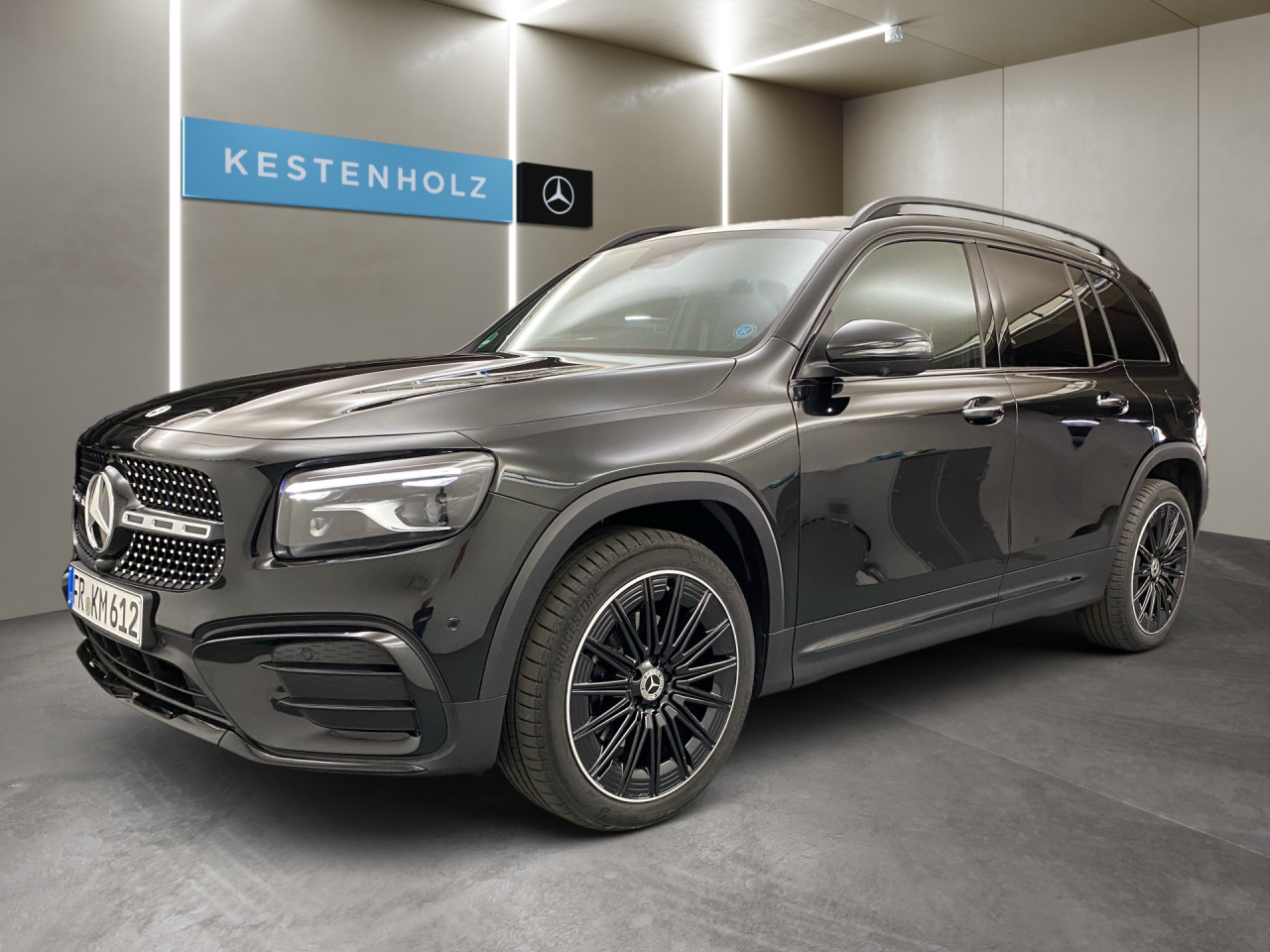 Getriebe: Automatikgetriebe 7G-DCT, 7 G&auml;ngeAusstattungslinie: AMG Line Exterieur,  AMG Line InterieurAusstattungspakete: Winterpaket,  AMG Sportpaket,  Komfort Paket: Sitzkomfort-Paket,  Night-Paket,  Licht- und Sichtpaket,  SpiegelpaketAssistenzsysteme: Fernlichtassistent,  Aktiver Park-Assistent inkl. PARKTRONIC,  Surround-Kamerasystem: Park-Paket mit 360&deg;-Kamera,  DISTRONIC,  Berganfahrhilfe,  Spracheingabesystem,  M&uuml;digkeitserkennung,  Spurhalteassistent mit aktivem Lenk-Assistent,  Fahrerassistenzpaket,  COLLISION PREVENTION ASSIST,  Verkehrszeichenerkennung m. Geschwindigkeitslimit-AssistentLicht und Sicht: Multibeam LED Scheinwerfer,  Tagfahrlicht,  Regensensor,  Automatisch abblendender Innenspiegel,  W&auml;rmeschutzverglasung,  Ambientebeleuchtung mehrfarbig,  LichtsensorAudio &amp; Kommunikation: MBUX,  Navigationssystem,  Radio,  Digitaler Radioempfang DAB,  Soundsystem,  USB Anschluss,  Mercedes connect me,  Handyvorbereitung Bluetooth,  Android Auto u. Apple CarPlay,  Kabelloses Laden f&uuml;r Handys,  WLAN HotspotKomfort: Digitales Kombiinstrument,  Klimaautomatik,  Panorama-Schiebedach,  Lordosenst&uuml;tze Fahrer/Beifahrer,  Sitzheizung Fahrer/Beifahrer,  Sportsitze,  Armauflage hinten,  Direktlenkung,  Lenks&auml;ule verstellbar,  HANDS-FREE ACCESS,  Start-Stopp System,  Zentralver. mit Fernbedienung,  Fensterheber elektrisch,  EASY-PACK Heckklappe,  DYNAMIC SELECT,  Getr&auml;nkehalter vornInterieur: Sitze Kunstleder Ledernachbildung ARTICO / Mikrofaser MICROCUT schwarz,  Innenfarbe schwarz,  Multifunktions-Sport-/Lederlenkrad,  Lenkradheizung,  Bordcomputer,  R&uuml;cksitze klappbar,  Dekoreinlagen: H62 Zierelemente Carbonstruktur,  Lenkrad-SchaltwippenExterieur: Adaptives Fahrwerk,  Touchscreen Bedienung,  Sportbremsanlage,  AMG Leichtmetallfelgen 20 Zoll,  Au&szlig;enspiegel elekt. anklappbar,  Dachreling: schwarz,  Reifenpannenset,  NotrufsystemSicherheit: i-Size Kindersitzbefestigung,  Fu&szlig;g&auml;ngerschutzsystem,  Fahrer- /Beifahrerairbag,  Seitenairbag vorn und hinten,  Knieairbag Fahrer,  Traktionskontrolle,  Elektr. Stabilit&auml;tsprogramm ESP,  Reifendruckkontrolle,  Wegfahrsperre,  Au&szlig;entemperatur Anzeige,  Antiblockiersystem ABS,  Bremsverschlei&szlig;anzeige,  Proaktives Insassenschutzsystem,  Notbremsassistent,  Totwinkel-AssistentWeitere Ausstattung: 2S0 Digitales Extra: Individualisierungs-Paket,  K33 Erweitertes automatisches Wiederanfahren im Stau,  Special Edition,  859 CENTRAL MEDIA DISPLAY,  273 Ausstiegswarnfunktion,  Laderaum-Paket,  00U Digitales Extra: Remote Services,  PXX Steuercode f&uuml;r Werkszuordnung,  Gebrauchtwagensiegel: Junge SterneSonstige Ma&szlig;e und Gewichte: Nutzlast: 500 kg,  zul&auml;ssiges Gesamtgewicht: 2.140 kg,  Radstand: 2.829 mm24 Monate Garantie ab Erstzulassung. Fahrzeug hat Haltedauer. Liefertermin in Abstimmung mit dem Verk&auml;ufer. Irrt&uuml;mer und &Auml;nderungen vorbehalten