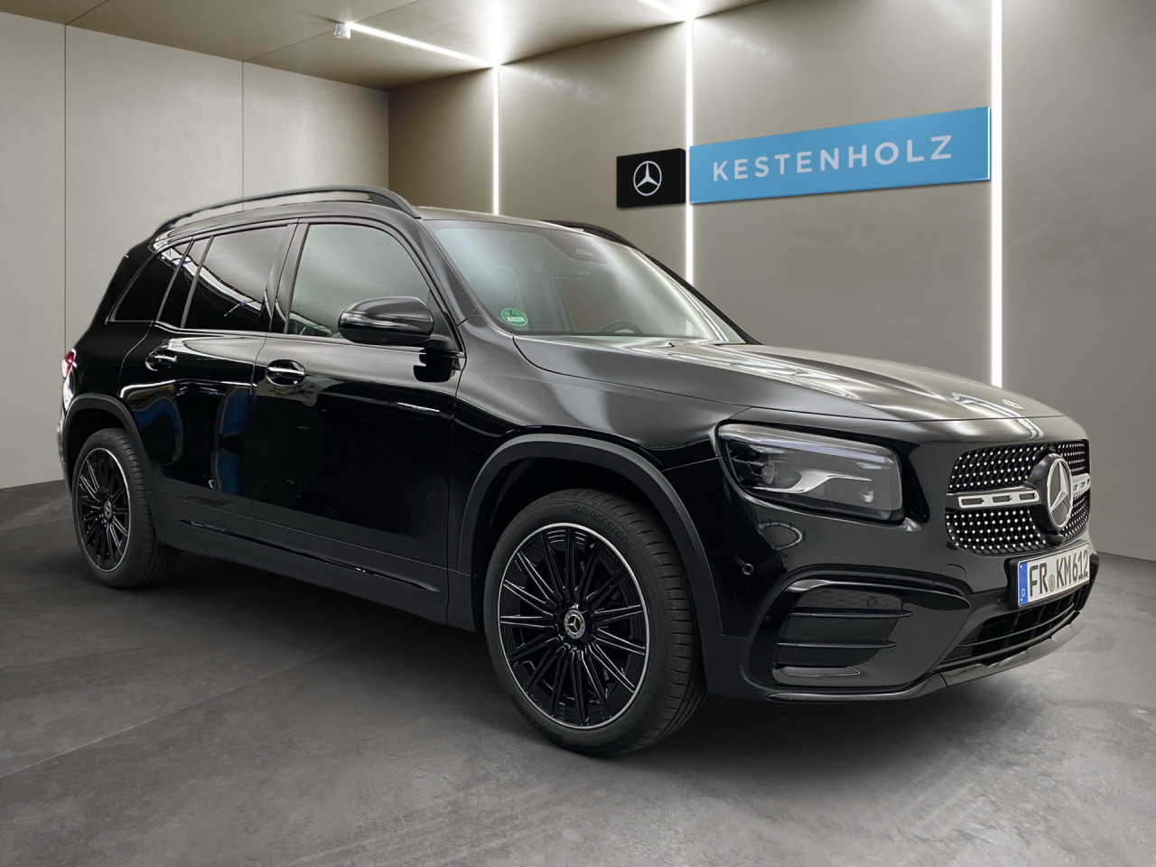 Getriebe: Automatikgetriebe 7G-DCT, 7 G&auml;ngeAusstattungslinie: AMG Line Exterieur,  AMG Line InterieurAusstattungspakete: Winterpaket,  AMG Sportpaket,  Komfort Paket: Sitzkomfort-Paket,  Night-Paket,  Licht- und Sichtpaket,  SpiegelpaketAssistenzsysteme: Fernlichtassistent,  Aktiver Park-Assistent inkl. PARKTRONIC,  Surround-Kamerasystem: Park-Paket mit 360&deg;-Kamera,  DISTRONIC,  Berganfahrhilfe,  Spracheingabesystem,  M&uuml;digkeitserkennung,  Spurhalteassistent mit aktivem Lenk-Assistent,  Fahrerassistenzpaket,  COLLISION PREVENTION ASSIST,  Verkehrszeichenerkennung m. Geschwindigkeitslimit-AssistentLicht und Sicht: Multibeam LED Scheinwerfer,  Tagfahrlicht,  Regensensor,  Automatisch abblendender Innenspiegel,  W&auml;rmeschutzverglasung,  Ambientebeleuchtung mehrfarbig,  LichtsensorAudio &amp; Kommunikation: MBUX,  Navigationssystem,  Radio,  Digitaler Radioempfang DAB,  Soundsystem,  USB Anschluss,  Mercedes connect me,  Handyvorbereitung Bluetooth,  Android Auto u. Apple CarPlay,  Kabelloses Laden f&uuml;r Handys,  WLAN HotspotKomfort: Digitales Kombiinstrument,  Klimaautomatik,  Panorama-Schiebedach,  Lordosenst&uuml;tze Fahrer/Beifahrer,  Sitzheizung Fahrer/Beifahrer,  Sportsitze,  Armauflage hinten,  Direktlenkung,  Lenks&auml;ule verstellbar,  HANDS-FREE ACCESS,  Start-Stopp System,  Zentralver. mit Fernbedienung,  Fensterheber elektrisch,  EASY-PACK Heckklappe,  DYNAMIC SELECT,  Getr&auml;nkehalter vornInterieur: Sitze Kunstleder Ledernachbildung ARTICO / Mikrofaser MICROCUT schwarz,  Innenfarbe schwarz,  Multifunktions-Sport-/Lederlenkrad,  Lenkradheizung,  Bordcomputer,  R&uuml;cksitze klappbar,  Dekoreinlagen: H62 Zierelemente Carbonstruktur,  Lenkrad-SchaltwippenExterieur: Adaptives Fahrwerk,  Touchscreen Bedienung,  Sportbremsanlage,  AMG Leichtmetallfelgen 20 Zoll,  Au&szlig;enspiegel elekt. anklappbar,  Dachreling: schwarz,  Reifenpannenset,  NotrufsystemSicherheit: i-Size Kindersitzbefestigung,  Fu&szlig;g&auml;ngerschutzsystem,  Fahrer- /Beifahrerairbag,  Seitenairbag vorn und hinten,  Knieairbag Fahrer,  Traktionskontrolle,  Elektr. Stabilit&auml;tsprogramm ESP,  Reifendruckkontrolle,  Wegfahrsperre,  Au&szlig;entemperatur Anzeige,  Antiblockiersystem ABS,  Bremsverschlei&szlig;anzeige,  Proaktives Insassenschutzsystem,  Notbremsassistent,  Totwinkel-AssistentWeitere Ausstattung: 2S0 Digitales Extra: Individualisierungs-Paket,  K33 Erweitertes automatisches Wiederanfahren im Stau,  Special Edition,  859 CENTRAL MEDIA DISPLAY,  273 Ausstiegswarnfunktion,  Laderaum-Paket,  00U Digitales Extra: Remote Services,  PXX Steuercode f&uuml;r Werkszuordnung,  Gebrauchtwagensiegel: Junge SterneSonstige Ma&szlig;e und Gewichte: Nutzlast: 500 kg,  zul&auml;ssiges Gesamtgewicht: 2.140 kg,  Radstand: 2.829 mm24 Monate Garantie ab Erstzulassung. Fahrzeug hat Haltedauer. Liefertermin in Abstimmung mit dem Verk&auml;ufer. Irrt&uuml;mer und &Auml;nderungen vorbehalten