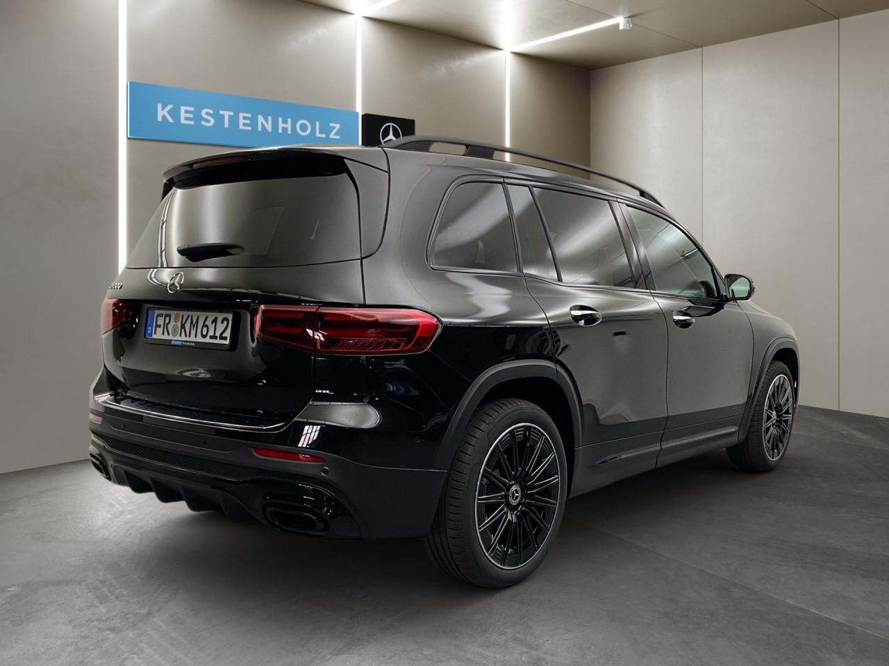 Getriebe: Automatikgetriebe 7G-DCT, 7 G&auml;ngeAusstattungslinie: AMG Line Exterieur,  AMG Line InterieurAusstattungspakete: Winterpaket,  AMG Sportpaket,  Komfort Paket: Sitzkomfort-Paket,  Night-Paket,  Licht- und Sichtpaket,  SpiegelpaketAssistenzsysteme: Fernlichtassistent,  Aktiver Park-Assistent inkl. PARKTRONIC,  Surround-Kamerasystem: Park-Paket mit 360&deg;-Kamera,  DISTRONIC,  Berganfahrhilfe,  Spracheingabesystem,  M&uuml;digkeitserkennung,  Spurhalteassistent mit aktivem Lenk-Assistent,  Fahrerassistenzpaket,  COLLISION PREVENTION ASSIST,  Verkehrszeichenerkennung m. Geschwindigkeitslimit-AssistentLicht und Sicht: Multibeam LED Scheinwerfer,  Tagfahrlicht,  Regensensor,  Automatisch abblendender Innenspiegel,  W&auml;rmeschutzverglasung,  Ambientebeleuchtung mehrfarbig,  LichtsensorAudio &amp; Kommunikation: MBUX,  Navigationssystem,  Radio,  Digitaler Radioempfang DAB,  Soundsystem,  USB Anschluss,  Mercedes connect me,  Handyvorbereitung Bluetooth,  Android Auto u. Apple CarPlay,  Kabelloses Laden f&uuml;r Handys,  WLAN HotspotKomfort: Digitales Kombiinstrument,  Klimaautomatik,  Panorama-Schiebedach,  Lordosenst&uuml;tze Fahrer/Beifahrer,  Sitzheizung Fahrer/Beifahrer,  Sportsitze,  Armauflage hinten,  Direktlenkung,  Lenks&auml;ule verstellbar,  HANDS-FREE ACCESS,  Start-Stopp System,  Zentralver. mit Fernbedienung,  Fensterheber elektrisch,  EASY-PACK Heckklappe,  DYNAMIC SELECT,  Getr&auml;nkehalter vornInterieur: Sitze Kunstleder Ledernachbildung ARTICO / Mikrofaser MICROCUT schwarz,  Innenfarbe schwarz,  Multifunktions-Sport-/Lederlenkrad,  Lenkradheizung,  Bordcomputer,  R&uuml;cksitze klappbar,  Dekoreinlagen: H62 Zierelemente Carbonstruktur,  Lenkrad-SchaltwippenExterieur: Adaptives Fahrwerk,  Touchscreen Bedienung,  Sportbremsanlage,  AMG Leichtmetallfelgen 20 Zoll,  Au&szlig;enspiegel elekt. anklappbar,  Dachreling: schwarz,  Reifenpannenset,  NotrufsystemSicherheit: i-Size Kindersitzbefestigung,  Fu&szlig;g&auml;ngerschutzsystem,  Fahrer- /Beifahrerairbag,  Seitenairbag vorn und hinten,  Knieairbag Fahrer,  Traktionskontrolle,  Elektr. Stabilit&auml;tsprogramm ESP,  Reifendruckkontrolle,  Wegfahrsperre,  Au&szlig;entemperatur Anzeige,  Antiblockiersystem ABS,  Bremsverschlei&szlig;anzeige,  Proaktives Insassenschutzsystem,  Notbremsassistent,  Totwinkel-AssistentWeitere Ausstattung: 2S0 Digitales Extra: Individualisierungs-Paket,  K33 Erweitertes automatisches Wiederanfahren im Stau,  Special Edition,  859 CENTRAL MEDIA DISPLAY,  273 Ausstiegswarnfunktion,  Laderaum-Paket,  00U Digitales Extra: Remote Services,  PXX Steuercode f&uuml;r Werkszuordnung,  Gebrauchtwagensiegel: Junge SterneSonstige Ma&szlig;e und Gewichte: Nutzlast: 500 kg,  zul&auml;ssiges Gesamtgewicht: 2.140 kg,  Radstand: 2.829 mm24 Monate Garantie ab Erstzulassung. Fahrzeug hat Haltedauer. Liefertermin in Abstimmung mit dem Verk&auml;ufer. Irrt&uuml;mer und &Auml;nderungen vorbehalten