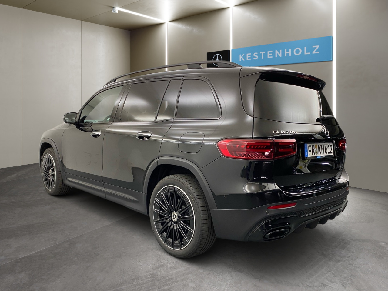 Getriebe: Automatikgetriebe 7G-DCT, 7 G&auml;ngeAusstattungslinie: AMG Line Exterieur,  AMG Line InterieurAusstattungspakete: Winterpaket,  AMG Sportpaket,  Komfort Paket: Sitzkomfort-Paket,  Night-Paket,  Licht- und Sichtpaket,  SpiegelpaketAssistenzsysteme: Fernlichtassistent,  Aktiver Park-Assistent inkl. PARKTRONIC,  Surround-Kamerasystem: Park-Paket mit 360&deg;-Kamera,  DISTRONIC,  Berganfahrhilfe,  Spracheingabesystem,  M&uuml;digkeitserkennung,  Spurhalteassistent mit aktivem Lenk-Assistent,  Fahrerassistenzpaket,  COLLISION PREVENTION ASSIST,  Verkehrszeichenerkennung m. Geschwindigkeitslimit-AssistentLicht und Sicht: Multibeam LED Scheinwerfer,  Tagfahrlicht,  Regensensor,  Automatisch abblendender Innenspiegel,  W&auml;rmeschutzverglasung,  Ambientebeleuchtung mehrfarbig,  LichtsensorAudio &amp; Kommunikation: MBUX,  Navigationssystem,  Radio,  Digitaler Radioempfang DAB,  Soundsystem,  USB Anschluss,  Mercedes connect me,  Handyvorbereitung Bluetooth,  Android Auto u. Apple CarPlay,  Kabelloses Laden f&uuml;r Handys,  WLAN HotspotKomfort: Digitales Kombiinstrument,  Klimaautomatik,  Panorama-Schiebedach,  Lordosenst&uuml;tze Fahrer/Beifahrer,  Sitzheizung Fahrer/Beifahrer,  Sportsitze,  Armauflage hinten,  Direktlenkung,  Lenks&auml;ule verstellbar,  HANDS-FREE ACCESS,  Start-Stopp System,  Zentralver. mit Fernbedienung,  Fensterheber elektrisch,  EASY-PACK Heckklappe,  DYNAMIC SELECT,  Getr&auml;nkehalter vornInterieur: Sitze Kunstleder Ledernachbildung ARTICO / Mikrofaser MICROCUT schwarz,  Innenfarbe schwarz,  Multifunktions-Sport-/Lederlenkrad,  Lenkradheizung,  Bordcomputer,  R&uuml;cksitze klappbar,  Dekoreinlagen: H62 Zierelemente Carbonstruktur,  Lenkrad-SchaltwippenExterieur: Adaptives Fahrwerk,  Touchscreen Bedienung,  Sportbremsanlage,  AMG Leichtmetallfelgen 20 Zoll,  Au&szlig;enspiegel elekt. anklappbar,  Dachreling: schwarz,  Reifenpannenset,  NotrufsystemSicherheit: i-Size Kindersitzbefestigung,  Fu&szlig;g&auml;ngerschutzsystem,  Fahrer- /Beifahrerairbag,  Seitenairbag vorn und hinten,  Knieairbag Fahrer,  Traktionskontrolle,  Elektr. Stabilit&auml;tsprogramm ESP,  Reifendruckkontrolle,  Wegfahrsperre,  Au&szlig;entemperatur Anzeige,  Antiblockiersystem ABS,  Bremsverschlei&szlig;anzeige,  Proaktives Insassenschutzsystem,  Notbremsassistent,  Totwinkel-AssistentWeitere Ausstattung: 2S0 Digitales Extra: Individualisierungs-Paket,  K33 Erweitertes automatisches Wiederanfahren im Stau,  Special Edition,  859 CENTRAL MEDIA DISPLAY,  273 Ausstiegswarnfunktion,  Laderaum-Paket,  00U Digitales Extra: Remote Services,  PXX Steuercode f&uuml;r Werkszuordnung,  Gebrauchtwagensiegel: Junge SterneSonstige Ma&szlig;e und Gewichte: Nutzlast: 500 kg,  zul&auml;ssiges Gesamtgewicht: 2.140 kg,  Radstand: 2.829 mm24 Monate Garantie ab Erstzulassung. Fahrzeug hat Haltedauer. Liefertermin in Abstimmung mit dem Verk&auml;ufer. Irrt&uuml;mer und &Auml;nderungen vorbehalten