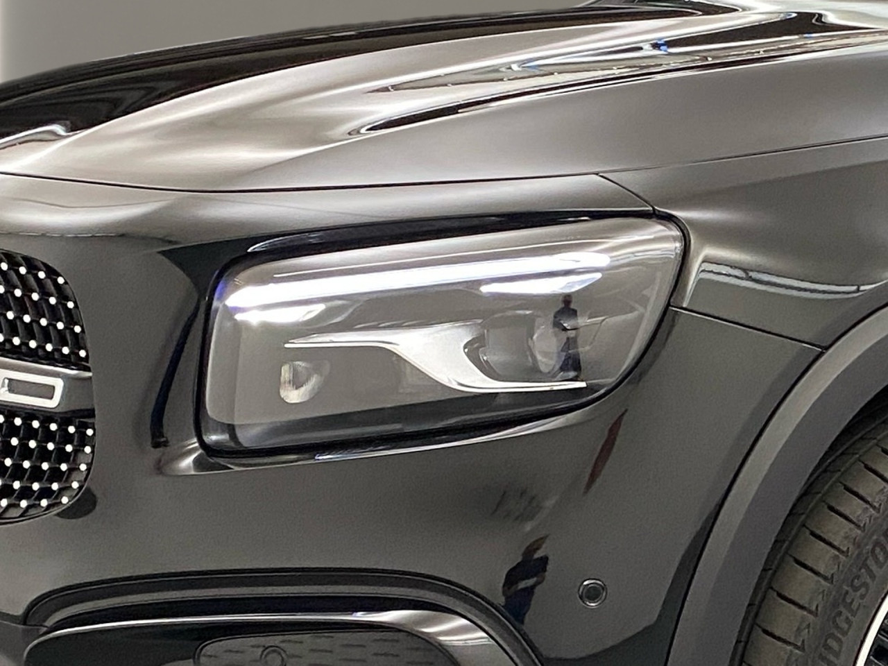 Getriebe: Automatikgetriebe 7G-DCT, 7 G&auml;ngeAusstattungslinie: AMG Line Exterieur,  AMG Line InterieurAusstattungspakete: Winterpaket,  AMG Sportpaket,  Komfort Paket: Sitzkomfort-Paket,  Night-Paket,  Licht- und Sichtpaket,  SpiegelpaketAssistenzsysteme: Fernlichtassistent,  Aktiver Park-Assistent inkl. PARKTRONIC,  Surround-Kamerasystem: Park-Paket mit 360&deg;-Kamera,  DISTRONIC,  Berganfahrhilfe,  Spracheingabesystem,  M&uuml;digkeitserkennung,  Spurhalteassistent mit aktivem Lenk-Assistent,  Fahrerassistenzpaket,  COLLISION PREVENTION ASSIST,  Verkehrszeichenerkennung m. Geschwindigkeitslimit-AssistentLicht und Sicht: Multibeam LED Scheinwerfer,  Tagfahrlicht,  Regensensor,  Automatisch abblendender Innenspiegel,  W&auml;rmeschutzverglasung,  Ambientebeleuchtung mehrfarbig,  LichtsensorAudio &amp; Kommunikation: MBUX,  Navigationssystem,  Radio,  Digitaler Radioempfang DAB,  Soundsystem,  USB Anschluss,  Mercedes connect me,  Handyvorbereitung Bluetooth,  Android Auto u. Apple CarPlay,  Kabelloses Laden f&uuml;r Handys,  WLAN HotspotKomfort: Digitales Kombiinstrument,  Klimaautomatik,  Panorama-Schiebedach,  Lordosenst&uuml;tze Fahrer/Beifahrer,  Sitzheizung Fahrer/Beifahrer,  Sportsitze,  Armauflage hinten,  Direktlenkung,  Lenks&auml;ule verstellbar,  HANDS-FREE ACCESS,  Start-Stopp System,  Zentralver. mit Fernbedienung,  Fensterheber elektrisch,  EASY-PACK Heckklappe,  DYNAMIC SELECT,  Getr&auml;nkehalter vornInterieur: Sitze Kunstleder Ledernachbildung ARTICO / Mikrofaser MICROCUT schwarz,  Innenfarbe schwarz,  Multifunktions-Sport-/Lederlenkrad,  Lenkradheizung,  Bordcomputer,  R&uuml;cksitze klappbar,  Dekoreinlagen: H62 Zierelemente Carbonstruktur,  Lenkrad-SchaltwippenExterieur: Adaptives Fahrwerk,  Touchscreen Bedienung,  Sportbremsanlage,  AMG Leichtmetallfelgen 20 Zoll,  Au&szlig;enspiegel elekt. anklappbar,  Dachreling: schwarz,  Reifenpannenset,  NotrufsystemSicherheit: i-Size Kindersitzbefestigung,  Fu&szlig;g&auml;ngerschutzsystem,  Fahrer- /Beifahrerairbag,  Seitenairbag vorn und hinten,  Knieairbag Fahrer,  Traktionskontrolle,  Elektr. Stabilit&auml;tsprogramm ESP,  Reifendruckkontrolle,  Wegfahrsperre,  Au&szlig;entemperatur Anzeige,  Antiblockiersystem ABS,  Bremsverschlei&szlig;anzeige,  Proaktives Insassenschutzsystem,  Notbremsassistent,  Totwinkel-AssistentWeitere Ausstattung: 2S0 Digitales Extra: Individualisierungs-Paket,  K33 Erweitertes automatisches Wiederanfahren im Stau,  Special Edition,  859 CENTRAL MEDIA DISPLAY,  273 Ausstiegswarnfunktion,  Laderaum-Paket,  00U Digitales Extra: Remote Services,  PXX Steuercode f&uuml;r Werkszuordnung,  Gebrauchtwagensiegel: Junge SterneSonstige Ma&szlig;e und Gewichte: Nutzlast: 500 kg,  zul&auml;ssiges Gesamtgewicht: 2.140 kg,  Radstand: 2.829 mm24 Monate Garantie ab Erstzulassung. Fahrzeug hat Haltedauer. Liefertermin in Abstimmung mit dem Verk&auml;ufer. Irrt&uuml;mer und &Auml;nderungen vorbehalten