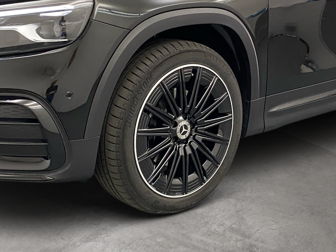 Getriebe: Automatikgetriebe 7G-DCT, 7 G&auml;ngeAusstattungslinie: AMG Line Exterieur,  AMG Line InterieurAusstattungspakete: Winterpaket,  AMG Sportpaket,  Komfort Paket: Sitzkomfort-Paket,  Night-Paket,  Licht- und Sichtpaket,  SpiegelpaketAssistenzsysteme: Fernlichtassistent,  Aktiver Park-Assistent inkl. PARKTRONIC,  Surround-Kamerasystem: Park-Paket mit 360&deg;-Kamera,  DISTRONIC,  Berganfahrhilfe,  Spracheingabesystem,  M&uuml;digkeitserkennung,  Spurhalteassistent mit aktivem Lenk-Assistent,  Fahrerassistenzpaket,  COLLISION PREVENTION ASSIST,  Verkehrszeichenerkennung m. Geschwindigkeitslimit-AssistentLicht und Sicht: Multibeam LED Scheinwerfer,  Tagfahrlicht,  Regensensor,  Automatisch abblendender Innenspiegel,  W&auml;rmeschutzverglasung,  Ambientebeleuchtung mehrfarbig,  LichtsensorAudio &amp; Kommunikation: MBUX,  Navigationssystem,  Radio,  Digitaler Radioempfang DAB,  Soundsystem,  USB Anschluss,  Mercedes connect me,  Handyvorbereitung Bluetooth,  Android Auto u. Apple CarPlay,  Kabelloses Laden f&uuml;r Handys,  WLAN HotspotKomfort: Digitales Kombiinstrument,  Klimaautomatik,  Panorama-Schiebedach,  Lordosenst&uuml;tze Fahrer/Beifahrer,  Sitzheizung Fahrer/Beifahrer,  Sportsitze,  Armauflage hinten,  Direktlenkung,  Lenks&auml;ule verstellbar,  HANDS-FREE ACCESS,  Start-Stopp System,  Zentralver. mit Fernbedienung,  Fensterheber elektrisch,  EASY-PACK Heckklappe,  DYNAMIC SELECT,  Getr&auml;nkehalter vornInterieur: Sitze Kunstleder Ledernachbildung ARTICO / Mikrofaser MICROCUT schwarz,  Innenfarbe schwarz,  Multifunktions-Sport-/Lederlenkrad,  Lenkradheizung,  Bordcomputer,  R&uuml;cksitze klappbar,  Dekoreinlagen: H62 Zierelemente Carbonstruktur,  Lenkrad-SchaltwippenExterieur: Adaptives Fahrwerk,  Touchscreen Bedienung,  Sportbremsanlage,  AMG Leichtmetallfelgen 20 Zoll,  Au&szlig;enspiegel elekt. anklappbar,  Dachreling: schwarz,  Reifenpannenset,  NotrufsystemSicherheit: i-Size Kindersitzbefestigung,  Fu&szlig;g&auml;ngerschutzsystem,  Fahrer- /Beifahrerairbag,  Seitenairbag vorn und hinten,  Knieairbag Fahrer,  Traktionskontrolle,  Elektr. Stabilit&auml;tsprogramm ESP,  Reifendruckkontrolle,  Wegfahrsperre,  Au&szlig;entemperatur Anzeige,  Antiblockiersystem ABS,  Bremsverschlei&szlig;anzeige,  Proaktives Insassenschutzsystem,  Notbremsassistent,  Totwinkel-AssistentWeitere Ausstattung: 2S0 Digitales Extra: Individualisierungs-Paket,  K33 Erweitertes automatisches Wiederanfahren im Stau,  Special Edition,  859 CENTRAL MEDIA DISPLAY,  273 Ausstiegswarnfunktion,  Laderaum-Paket,  00U Digitales Extra: Remote Services,  PXX Steuercode f&uuml;r Werkszuordnung,  Gebrauchtwagensiegel: Junge SterneSonstige Ma&szlig;e und Gewichte: Nutzlast: 500 kg,  zul&auml;ssiges Gesamtgewicht: 2.140 kg,  Radstand: 2.829 mm24 Monate Garantie ab Erstzulassung. Fahrzeug hat Haltedauer. Liefertermin in Abstimmung mit dem Verk&auml;ufer. Irrt&uuml;mer und &Auml;nderungen vorbehalten