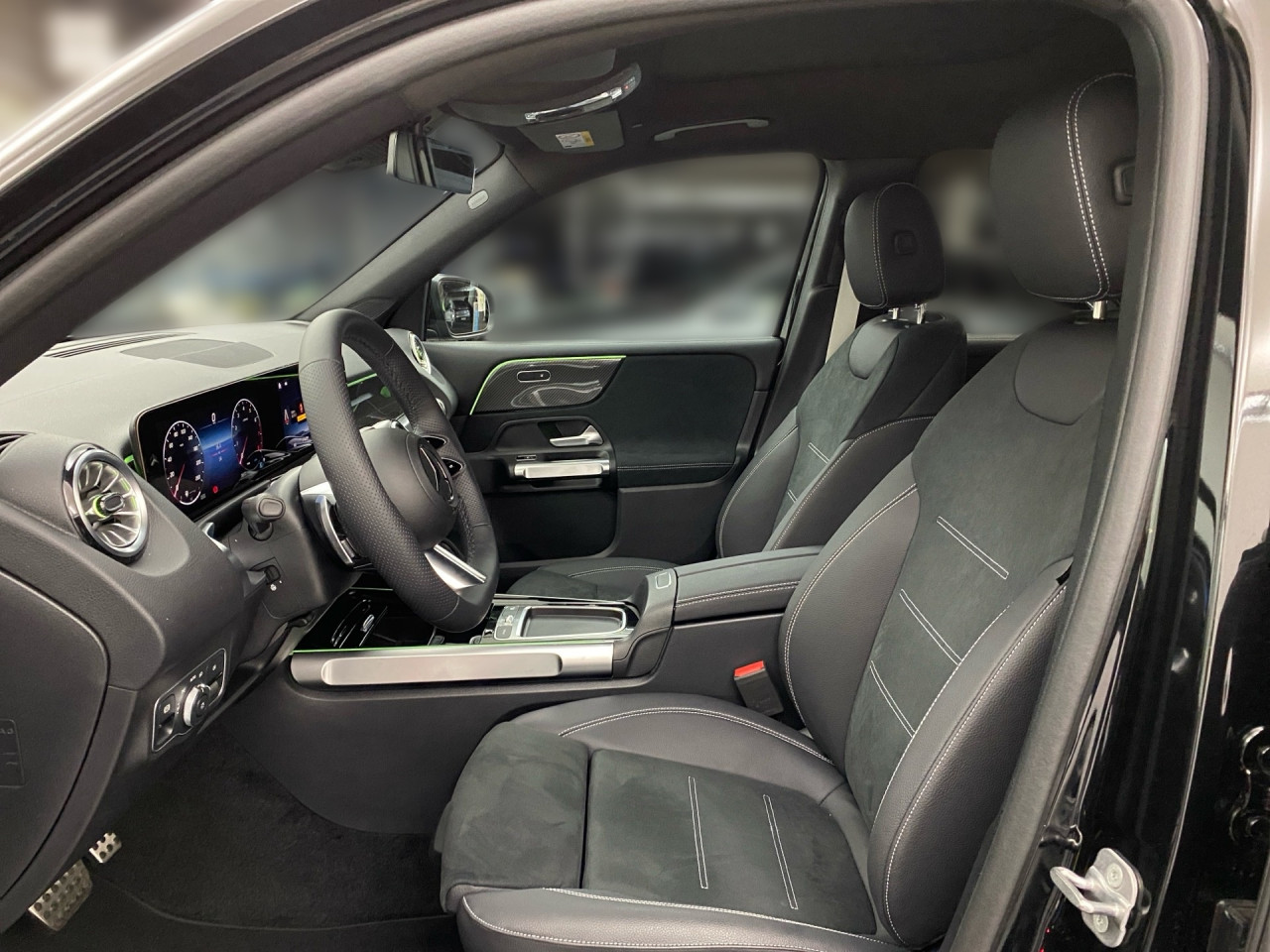 Getriebe: Automatikgetriebe 7G-DCT, 7 G&auml;ngeAusstattungslinie: AMG Line Exterieur,  AMG Line InterieurAusstattungspakete: Winterpaket,  AMG Sportpaket,  Komfort Paket: Sitzkomfort-Paket,  Night-Paket,  Licht- und Sichtpaket,  SpiegelpaketAssistenzsysteme: Fernlichtassistent,  Aktiver Park-Assistent inkl. PARKTRONIC,  Surround-Kamerasystem: Park-Paket mit 360&deg;-Kamera,  DISTRONIC,  Berganfahrhilfe,  Spracheingabesystem,  M&uuml;digkeitserkennung,  Spurhalteassistent mit aktivem Lenk-Assistent,  Fahrerassistenzpaket,  COLLISION PREVENTION ASSIST,  Verkehrszeichenerkennung m. Geschwindigkeitslimit-AssistentLicht und Sicht: Multibeam LED Scheinwerfer,  Tagfahrlicht,  Regensensor,  Automatisch abblendender Innenspiegel,  W&auml;rmeschutzverglasung,  Ambientebeleuchtung mehrfarbig,  LichtsensorAudio &amp; Kommunikation: MBUX,  Navigationssystem,  Radio,  Digitaler Radioempfang DAB,  Soundsystem,  USB Anschluss,  Mercedes connect me,  Handyvorbereitung Bluetooth,  Android Auto u. Apple CarPlay,  Kabelloses Laden f&uuml;r Handys,  WLAN HotspotKomfort: Digitales Kombiinstrument,  Klimaautomatik,  Panorama-Schiebedach,  Lordosenst&uuml;tze Fahrer/Beifahrer,  Sitzheizung Fahrer/Beifahrer,  Sportsitze,  Armauflage hinten,  Direktlenkung,  Lenks&auml;ule verstellbar,  HANDS-FREE ACCESS,  Start-Stopp System,  Zentralver. mit Fernbedienung,  Fensterheber elektrisch,  EASY-PACK Heckklappe,  DYNAMIC SELECT,  Getr&auml;nkehalter vornInterieur: Sitze Kunstleder Ledernachbildung ARTICO / Mikrofaser MICROCUT schwarz,  Innenfarbe schwarz,  Multifunktions-Sport-/Lederlenkrad,  Lenkradheizung,  Bordcomputer,  R&uuml;cksitze klappbar,  Dekoreinlagen: H62 Zierelemente Carbonstruktur,  Lenkrad-SchaltwippenExterieur: Adaptives Fahrwerk,  Touchscreen Bedienung,  Sportbremsanlage,  AMG Leichtmetallfelgen 20 Zoll,  Au&szlig;enspiegel elekt. anklappbar,  Dachreling: schwarz,  Reifenpannenset,  NotrufsystemSicherheit: i-Size Kindersitzbefestigung,  Fu&szlig;g&auml;ngerschutzsystem,  Fahrer- /Beifahrerairbag,  Seitenairbag vorn und hinten,  Knieairbag Fahrer,  Traktionskontrolle,  Elektr. Stabilit&auml;tsprogramm ESP,  Reifendruckkontrolle,  Wegfahrsperre,  Au&szlig;entemperatur Anzeige,  Antiblockiersystem ABS,  Bremsverschlei&szlig;anzeige,  Proaktives Insassenschutzsystem,  Notbremsassistent,  Totwinkel-AssistentWeitere Ausstattung: 2S0 Digitales Extra: Individualisierungs-Paket,  K33 Erweitertes automatisches Wiederanfahren im Stau,  Special Edition,  859 CENTRAL MEDIA DISPLAY,  273 Ausstiegswarnfunktion,  Laderaum-Paket,  00U Digitales Extra: Remote Services,  PXX Steuercode f&uuml;r Werkszuordnung,  Gebrauchtwagensiegel: Junge SterneSonstige Ma&szlig;e und Gewichte: Nutzlast: 500 kg,  zul&auml;ssiges Gesamtgewicht: 2.140 kg,  Radstand: 2.829 mm24 Monate Garantie ab Erstzulassung. Fahrzeug hat Haltedauer. Liefertermin in Abstimmung mit dem Verk&auml;ufer. Irrt&uuml;mer und &Auml;nderungen vorbehalten