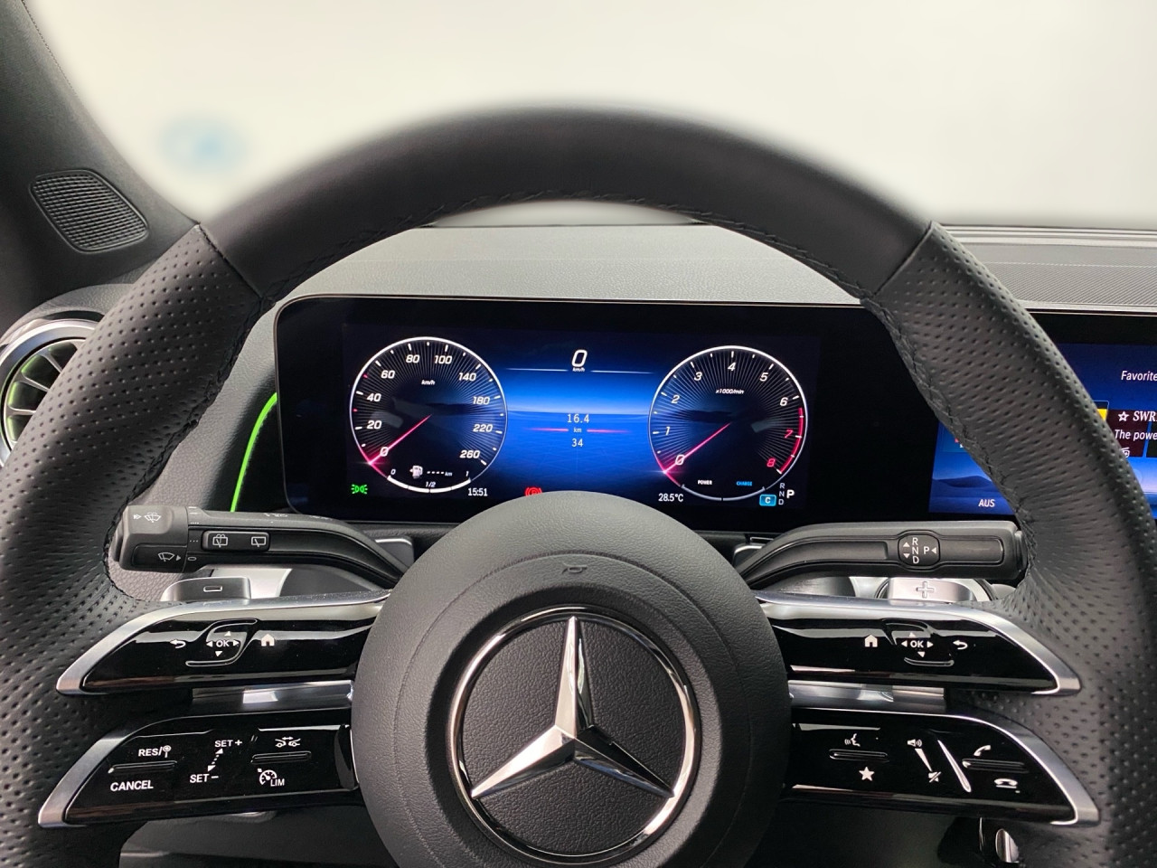 Getriebe: Automatikgetriebe 7G-DCT, 7 G&auml;ngeAusstattungslinie: AMG Line Exterieur,  AMG Line InterieurAusstattungspakete: Winterpaket,  AMG Sportpaket,  Komfort Paket: Sitzkomfort-Paket,  Night-Paket,  Licht- und Sichtpaket,  SpiegelpaketAssistenzsysteme: Fernlichtassistent,  Aktiver Park-Assistent inkl. PARKTRONIC,  Surround-Kamerasystem: Park-Paket mit 360&deg;-Kamera,  DISTRONIC,  Berganfahrhilfe,  Spracheingabesystem,  M&uuml;digkeitserkennung,  Spurhalteassistent mit aktivem Lenk-Assistent,  Fahrerassistenzpaket,  COLLISION PREVENTION ASSIST,  Verkehrszeichenerkennung m. Geschwindigkeitslimit-AssistentLicht und Sicht: Multibeam LED Scheinwerfer,  Tagfahrlicht,  Regensensor,  Automatisch abblendender Innenspiegel,  W&auml;rmeschutzverglasung,  Ambientebeleuchtung mehrfarbig,  LichtsensorAudio &amp; Kommunikation: MBUX,  Navigationssystem,  Radio,  Digitaler Radioempfang DAB,  Soundsystem,  USB Anschluss,  Mercedes connect me,  Handyvorbereitung Bluetooth,  Android Auto u. Apple CarPlay,  Kabelloses Laden f&uuml;r Handys,  WLAN HotspotKomfort: Digitales Kombiinstrument,  Klimaautomatik,  Panorama-Schiebedach,  Lordosenst&uuml;tze Fahrer/Beifahrer,  Sitzheizung Fahrer/Beifahrer,  Sportsitze,  Armauflage hinten,  Direktlenkung,  Lenks&auml;ule verstellbar,  HANDS-FREE ACCESS,  Start-Stopp System,  Zentralver. mit Fernbedienung,  Fensterheber elektrisch,  EASY-PACK Heckklappe,  DYNAMIC SELECT,  Getr&auml;nkehalter vornInterieur: Sitze Kunstleder Ledernachbildung ARTICO / Mikrofaser MICROCUT schwarz,  Innenfarbe schwarz,  Multifunktions-Sport-/Lederlenkrad,  Lenkradheizung,  Bordcomputer,  R&uuml;cksitze klappbar,  Dekoreinlagen: H62 Zierelemente Carbonstruktur,  Lenkrad-SchaltwippenExterieur: Adaptives Fahrwerk,  Touchscreen Bedienung,  Sportbremsanlage,  AMG Leichtmetallfelgen 20 Zoll,  Au&szlig;enspiegel elekt. anklappbar,  Dachreling: schwarz,  Reifenpannenset,  NotrufsystemSicherheit: i-Size Kindersitzbefestigung,  Fu&szlig;g&auml;ngerschutzsystem,  Fahrer- /Beifahrerairbag,  Seitenairbag vorn und hinten,  Knieairbag Fahrer,  Traktionskontrolle,  Elektr. Stabilit&auml;tsprogramm ESP,  Reifendruckkontrolle,  Wegfahrsperre,  Au&szlig;entemperatur Anzeige,  Antiblockiersystem ABS,  Bremsverschlei&szlig;anzeige,  Proaktives Insassenschutzsystem,  Notbremsassistent,  Totwinkel-AssistentWeitere Ausstattung: 2S0 Digitales Extra: Individualisierungs-Paket,  K33 Erweitertes automatisches Wiederanfahren im Stau,  Special Edition,  859 CENTRAL MEDIA DISPLAY,  273 Ausstiegswarnfunktion,  Laderaum-Paket,  00U Digitales Extra: Remote Services,  PXX Steuercode f&uuml;r Werkszuordnung,  Gebrauchtwagensiegel: Junge SterneSonstige Ma&szlig;e und Gewichte: Nutzlast: 500 kg,  zul&auml;ssiges Gesamtgewicht: 2.140 kg,  Radstand: 2.829 mm24 Monate Garantie ab Erstzulassung. Fahrzeug hat Haltedauer. Liefertermin in Abstimmung mit dem Verk&auml;ufer. Irrt&uuml;mer und &Auml;nderungen vorbehalten