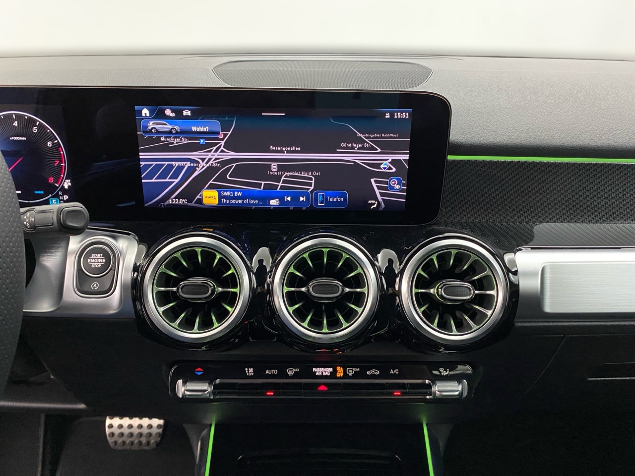 Getriebe: Automatikgetriebe 7G-DCT, 7 G&auml;ngeAusstattungslinie: AMG Line Exterieur,  AMG Line InterieurAusstattungspakete: Winterpaket,  AMG Sportpaket,  Komfort Paket: Sitzkomfort-Paket,  Night-Paket,  Licht- und Sichtpaket,  SpiegelpaketAssistenzsysteme: Fernlichtassistent,  Aktiver Park-Assistent inkl. PARKTRONIC,  Surround-Kamerasystem: Park-Paket mit 360&deg;-Kamera,  DISTRONIC,  Berganfahrhilfe,  Spracheingabesystem,  M&uuml;digkeitserkennung,  Spurhalteassistent mit aktivem Lenk-Assistent,  Fahrerassistenzpaket,  COLLISION PREVENTION ASSIST,  Verkehrszeichenerkennung m. Geschwindigkeitslimit-AssistentLicht und Sicht: Multibeam LED Scheinwerfer,  Tagfahrlicht,  Regensensor,  Automatisch abblendender Innenspiegel,  W&auml;rmeschutzverglasung,  Ambientebeleuchtung mehrfarbig,  LichtsensorAudio &amp; Kommunikation: MBUX,  Navigationssystem,  Radio,  Digitaler Radioempfang DAB,  Soundsystem,  USB Anschluss,  Mercedes connect me,  Handyvorbereitung Bluetooth,  Android Auto u. Apple CarPlay,  Kabelloses Laden f&uuml;r Handys,  WLAN HotspotKomfort: Digitales Kombiinstrument,  Klimaautomatik,  Panorama-Schiebedach,  Lordosenst&uuml;tze Fahrer/Beifahrer,  Sitzheizung Fahrer/Beifahrer,  Sportsitze,  Armauflage hinten,  Direktlenkung,  Lenks&auml;ule verstellbar,  HANDS-FREE ACCESS,  Start-Stopp System,  Zentralver. mit Fernbedienung,  Fensterheber elektrisch,  EASY-PACK Heckklappe,  DYNAMIC SELECT,  Getr&auml;nkehalter vornInterieur: Sitze Kunstleder Ledernachbildung ARTICO / Mikrofaser MICROCUT schwarz,  Innenfarbe schwarz,  Multifunktions-Sport-/Lederlenkrad,  Lenkradheizung,  Bordcomputer,  R&uuml;cksitze klappbar,  Dekoreinlagen: H62 Zierelemente Carbonstruktur,  Lenkrad-SchaltwippenExterieur: Adaptives Fahrwerk,  Touchscreen Bedienung,  Sportbremsanlage,  AMG Leichtmetallfelgen 20 Zoll,  Au&szlig;enspiegel elekt. anklappbar,  Dachreling: schwarz,  Reifenpannenset,  NotrufsystemSicherheit: i-Size Kindersitzbefestigung,  Fu&szlig;g&auml;ngerschutzsystem,  Fahrer- /Beifahrerairbag,  Seitenairbag vorn und hinten,  Knieairbag Fahrer,  Traktionskontrolle,  Elektr. Stabilit&auml;tsprogramm ESP,  Reifendruckkontrolle,  Wegfahrsperre,  Au&szlig;entemperatur Anzeige,  Antiblockiersystem ABS,  Bremsverschlei&szlig;anzeige,  Proaktives Insassenschutzsystem,  Notbremsassistent,  Totwinkel-AssistentWeitere Ausstattung: 2S0 Digitales Extra: Individualisierungs-Paket,  K33 Erweitertes automatisches Wiederanfahren im Stau,  Special Edition,  859 CENTRAL MEDIA DISPLAY,  273 Ausstiegswarnfunktion,  Laderaum-Paket,  00U Digitales Extra: Remote Services,  PXX Steuercode f&uuml;r Werkszuordnung,  Gebrauchtwagensiegel: Junge SterneSonstige Ma&szlig;e und Gewichte: Nutzlast: 500 kg,  zul&auml;ssiges Gesamtgewicht: 2.140 kg,  Radstand: 2.829 mm24 Monate Garantie ab Erstzulassung. Fahrzeug hat Haltedauer. Liefertermin in Abstimmung mit dem Verk&auml;ufer. Irrt&uuml;mer und &Auml;nderungen vorbehalten